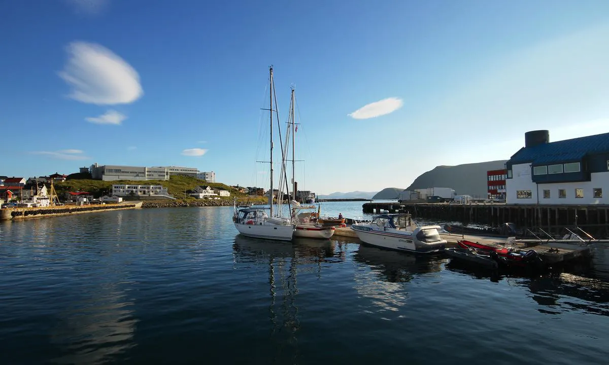 Honningsvåg: Gjestehavna ligger innerst i Vågen. Hvis det er cruiseship i byen vil gjesteebryggen være opptatt for transport til og fra cruiseshipene.