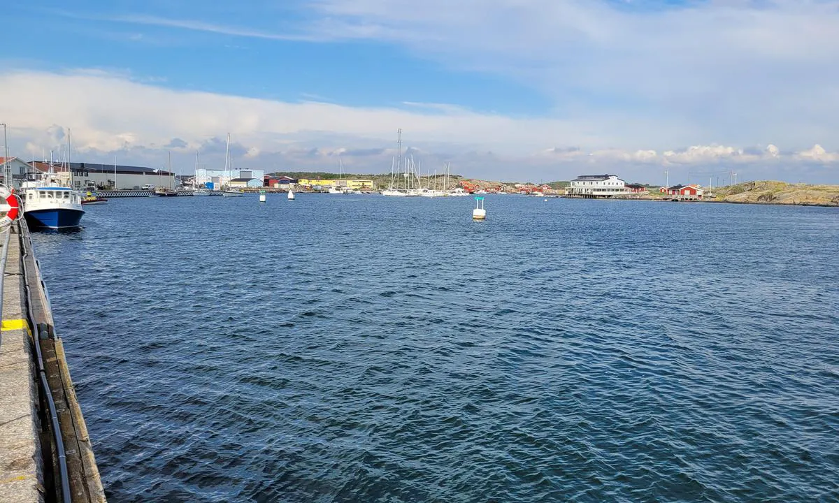 Hönö Klåva: {"base": "de", "no": "Utsikt fra innseilingen til forhavnen. V\u00e6r oppmerksom p\u00e5 pilene p\u00e5 de hvite betongblokkene!", "se": "Utsikt fr\u00e5n inloppet till f\u00f6rhamnen. Notera pilarna p\u00e5 de vita betongblocken!", "en": "View from the entrance to the outer harbour. Note the arrows on the white concrete blocks!", "da": "Udsigt fra indl\u00f8bet til forhavnen. V\u00e6r opm\u00e6rksom p\u00e5 pilene p\u00e5 de hvide betonblokke!", "fr": "Vue depuis l'entr\u00e9e dans le port avant. Faites attention aux fl\u00e8ches sur les blocs de b\u00e9ton blancs!", "de": "Blick von der Einfahrt in den Vorderhafen. Pfeile auf den wei\u00dfen Betonkl\u00f6tzen beachten!", "es": "Vista desde la entrada al puerto delantero. \u00a1Presta atenci\u00f3n a las flechas en los bloques de hormig\u00f3n blancos!", "it": "Vista dall'ingresso nel porto esterno. Osserva le frecce sui blocchi di cemento bianchi!", "pt": "Vista da entrada para o porto externo. Fique atento \u00e0s setas nos blocos de concreto branco!", "nl": "Uitzicht vanaf de ingang naar de voorhaven. Op de pijlen op de witte betonnen blokken letten!", "pl": "Widok od wej\u015bcia do przedniego portu. Zwr\u00f3\u0107 uwag\u0119 na strza\u0142ki na bia\u0142ych betonowych blokach!", "uk": "\u0412\u0438\u0434 \u0432\u0456\u0434 \u0432\u0445\u043e\u0434\u0443 \u0432 \u043f\u0435\u0440\u0435\u0434\u043d\u044e \u0433\u0430\u0432\u0430\u043d\u044c. \u0417\u0432\u0435\u0440\u0442\u0430\u0439\u0442\u0435 \u0443\u0432\u0430\u0433\u0443 \u043d\u0430 \u0441\u0442\u0440\u0456\u043b\u043a\u0438 \u043d\u0430 \u0431\u0456\u043b\u0438\u0445 \u0431\u0435\u0442\u043e\u043d\u043d\u0438\u0445 \u0431\u043b\u043e\u043a\u0430\u0445!", "ro": "Vedere de la intrarea \u00een portul exterior. Acorda\u021bi aten\u021bie s\u0103ge\u021bilor de pe blocurile de beton alb!", "tr": "Giri\u015ften \u00f6n limana bak\u0131\u015f. Beyaz beton bloklardaki ok i\u015faretlerine dikkat edin!", "el": "\u0398\u03ad\u03b1 \u03b1\u03c0\u03cc \u03c4\u03b7\u03bd \u03b5\u03af\u03c3\u03bf\u03b4\u03bf \u03c0\u03c1\u03bf\u03c2 \u03c4\u03bf \u03b5\u03bc\u03c0\u03c1\u03cc\u03c3\u03b8\u03b9\u03bf \u03bb\u03b9\u03bc\u03ac\u03bd\u03b9. \u03a0\u03c1\u03bf\u03c3\u03ad\u03be\u03c4\u03b5 \u03c4\u03b1 \u03b2\u03ad\u03bb\u03b7 \u03c3\u03c4\u03bf\u03c5\u03c2 \u03bb\u03b5\u03c5\u03ba\u03bf\u03cd\u03c2 \u03c4\u03c3\u03b9\u03bc\u03b5\u03bd\u03c4\u03cc\u03bb\u03b9\u03b8\u03bf\u03c5\u03c2!", "cs": "Pohled od vjezdu do p\u0159edn\u00edho p\u0159\u00edstavu. V\u011bnujte pozornost \u0161ipk\u00e1m na b\u00edl\u00fdch betonov\u00fdch bloc\u00edch!", "hu": "Kil\u00e1t\u00e1s a bej\u00e1ratt\u00f3l az el\u0151kik\u00f6t\u0151re. Figyelj a feh\u00e9r betont\u00f6mb\u00f6k\u00f6n l\u00e9v\u0151 nyilakra!", "fi": "N\u00e4k\u00f6ala etusatamaan sis\u00e4\u00e4nk\u00e4ynnilt\u00e4. Huomioi valkoisten betonilohkareiden nuolet!", "bg": "\u0418\u0437\u0433\u043b\u0435\u0434 \u043e\u0442 \u0432\u0445\u043e\u0434\u0430 \u043a\u044a\u043c \u043f\u0440\u0435\u0434\u043d\u043e\u0442\u043e \u043f\u0440\u0438\u0441\u0442\u0430\u043d\u0438\u0449\u0435. \u041e\u0431\u044a\u0440\u043d\u0435\u0442\u0435 \u0432\u043d\u0438\u043c\u0430\u043d\u0438\u0435 \u043d\u0430 \u0441\u0442\u0440\u0435\u043b\u043a\u0438\u0442\u0435 \u0432\u044a\u0440\u0445\u0443 \u0431\u0435\u043b\u0438\u0442\u0435 \u0431\u0435\u0442\u043e\u043d\u043d\u0438 \u0431\u043b\u043e\u043a\u043e\u0432\u0435!", "sr": "\u041f\u043e\u0433\u043b\u0435\u0434 \u0441\u0430 \u0443\u043b\u0430\u0437\u0430 \u0443 \u043f\u0440\u0435\u0434\u045a\u0443 \u043b\u0443\u043a\u0443. \u041e\u0431\u0440\u0430\u0442\u0438\u0442\u0435 \u043f\u0430\u0436\u045a\u0443 \u043d\u0430 \u0441\u0442\u0440\u0435\u043b\u0438\u0446\u0435 \u043d\u0430 \u0431\u0435\u043b\u0438\u043c \u0431\u0435\u0442\u043e\u043d\u0441\u043a\u0438\u043c \u0431\u043b\u043e\u043a\u043e\u0432\u0438\u043c\u0430!", "et": "Vaade sisses\u00f5idult eessadamasse. P\u00f6\u00f6rake t\u00e4helepanu nooletele valgetel betoonplokkidel!", "lv": "Skats no ieejas uz priek\u0161u ostu. Piev\u0113rsiet uzman\u012bbu bult\u0101m uz baltiem betona blokiem!", "lt": "Vaizdas i\u0161 \u012fplaukos \u012f priekin\u0119 uost\u0105. Atkreipkite d\u0117mes\u012f \u012f rodykles ant balt\u0173 betono blok\u0173!"}