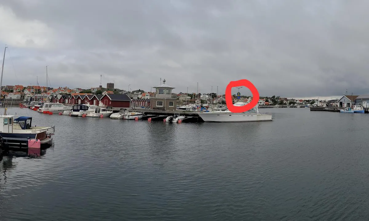 Hönö Klåva: {"base": "de", "no": "Utsikt over begge gjesteomr\u00e5dene i indre havn. Skiltet er markert. Ett gjesteomr\u00e5de er til venstre, det andre er bak til h\u00f8yre.", "se": "Utsikt \u00f6ver innerhamnen mot b\u00e5da g\u00e4stomr\u00e5dena. V\u00e4gskylt \u00e4r markerad. Ett g\u00e4stomr\u00e5de \u00e4r till v\u00e4nster, det andra l\u00e4ngst bak till h\u00f6ger.", "en": "View of the inner harbor showcasing both guest areas. Notice sign is marked. One guest area is on the left, the other one is in the back on the right.", "da": "Udsigt i inderhavnen over begge g\u00e6steomr\u00e5der. Henvisningsskilt er markeret. Et g\u00e6steomr\u00e5de er til venstre, det andet til h\u00f8jre bagved.", "fr": "Vue sur le port int\u00e9rieur avec les deux zones pour visiteurs. Le panneau est marqu\u00e9. Une zone pour visiteurs est \u00e0 gauche, l'autre \u00e0 droite au fond.", "de": "Blick im Innenhafen auf beide Gastbereiche. Hinweisschild ist markiert. Ein Gastbereich ist links, der andere rechts hinten.", "es": "Vista en el puerto interior hacia ambas \u00e1reas de invitados. El cartel indicativo est\u00e1 marcado. Una \u00e1rea de invitados est\u00e1 a la izquierda, la otra est\u00e1 al fondo a la derecha.", "it": "Visuale del porto interno su entrambe le aree per gli ospiti. L'insegna \u00e8 segnalata. Un'area per gli ospiti \u00e8 a sinistra, l'altra pi\u00f9 indietro sulla destra.", "pt": "Vista no porto interno para ambas as \u00e1reas de h\u00f3spedes. Sinal de indica\u00e7\u00e3o est\u00e1 marcado. Uma \u00e1rea de h\u00f3spedes est\u00e1 \u00e0 esquerda, a outra \u00e0 direita ao fundo.", "nl": "Uitzicht in de binnenhaven op beide gastgebieden. Het bord is gemarkeerd. Een gastgebied is links, het andere rechts achter.", "pl": "Widok na przysta\u0144 wewn\u0119trzn\u0105 i oba sektory dla go\u015bci. Znak informacyjny jest oznaczony. Jeden sektor dla go\u015bci znajduje si\u0119 po lewej stronie, drugi z ty\u0142u po prawej.", "uk": "\u0412\u0438\u0434 \u043d\u0430 \u0434\u0432\u0456 \u0433\u043e\u0441\u0442\u044c\u043e\u0432\u0456 \u0437\u043e\u043d\u0438 \u0443 \u0432\u043d\u0443\u0442\u0440\u0456\u0448\u043d\u0456\u0439 \u0433\u0430\u0432\u0430\u043d\u0456. \u0417\u043d\u0430\u043a \u043f\u043e\u043f\u0435\u0440\u0435\u0434\u0436\u0435\u043d\u043d\u044f \u043f\u043e\u0437\u043d\u0430\u0447\u0435\u043d\u0438\u0439. \u041e\u0434\u043d\u0430 \u0433\u043e\u0441\u0442\u044c\u043e\u0432\u0430 \u0437\u043e\u043d\u0430 \u0437\u043d\u0430\u0445\u043e\u0434\u0438\u0442\u044c\u0441\u044f \u043b\u0456\u0432\u043e\u0440\u0443\u0447, \u0456\u043d\u0448\u0430 - \u043f\u0440\u0430\u0432\u043e\u0440\u0443\u0447 \u0443 \u0433\u043b\u0438\u0431\u0438\u043d\u0456.", "ro": "Priveli\u0219te \u00een portul interior c\u0103tre ambele zone pentru oaspe\u021bi. Indicatorul este marcat. O zon\u0103 pentru oaspe\u021bi este la st\u00e2nga, cealalt\u0103 \u00een spate, \u00een dreapta.", "tr": "\u0130\u00e7 limanda her iki misafir alan\u0131na bak\u0131\u015f. \u0130\u015faret tabelas\u0131 i\u015faretlenmi\u015ftir. Bir misafir alan\u0131 solda, di\u011feri sa\u011f arka tarafta.", "el": "\u0398\u03ad\u03b1 \u03c3\u03c4\u03bf \u03b5\u03c3\u03c9\u03c4\u03b5\u03c1\u03b9\u03ba\u03cc \u03bb\u03b9\u03bc\u03ac\u03bd\u03b9 \u03c3\u03c4\u03bf\u03c5\u03c2 \u03b4\u03cd\u03bf \u03c7\u03ce\u03c1\u03bf\u03c5\u03c2 \u03c6\u03b9\u03bb\u03bf\u03be\u03b5\u03bd\u03af\u03b1\u03c2. \u0397 \u03c0\u03b9\u03bd\u03b1\u03ba\u03af\u03b4\u03b1 \u03bf\u03b4\u03b7\u03b3\u03b9\u03ce\u03bd \u03b5\u03af\u03bd\u03b1\u03b9 \u03c3\u03b7\u03bc\u03b5\u03b9\u03c9\u03bc\u03ad\u03bd\u03b7. \u0388\u03bd\u03b1\u03c2 \u03c7\u03ce\u03c1\u03bf\u03c2 \u03c6\u03b9\u03bb\u03bf\u03be\u03b5\u03bd\u03af\u03b1\u03c2 \u03b5\u03af\u03bd\u03b1\u03b9 \u03b1\u03c1\u03b9\u03c3\u03c4\u03b5\u03c1\u03ac, \u03bf \u03ac\u03bb\u03bb\u03bf\u03c2 \u03b4\u03b5\u03be\u03b9\u03ac \u03c0\u03af\u03c3\u03c9.", "cs": "Pohled do vnit\u0159n\u00edho p\u0159\u00edstavu na ob\u011b hostovsk\u00e9 oblasti. V\u00fdv\u011bsn\u00ed \u0161t\u00edt je ozna\u010den. Jedna hostovsk\u00e1 oblast je vlevo, druh\u00e1 vzadu vpravo.", "hu": "Kil\u00e1t\u00e1s a bels\u0151 kik\u00f6t\u0151ben mindk\u00e9t vend\u00e9gter\u00fcletre. Jelz\u0151t\u00e1bla van megjel\u00f6lve. Az egyik vend\u00e9gter\u00fclet balra tal\u00e1lhat\u00f3, a m\u00e1sik h\u00e1tul jobbra.", "fi": "N\u00e4kym\u00e4 sis\u00e4satamaan molempiin vierasalueisiin. Opastekyltti on merkitty. Yksi vierasalue on vasemmalla, toinen oikealla takana.", "bg": "\u0418\u0437\u0433\u043b\u0435\u0434 \u043a\u044a\u043c \u0432\u044a\u0442\u0440\u0435\u0448\u043d\u043e\u0442\u043e \u043f\u0440\u0438\u0441\u0442\u0430\u043d\u0438\u0449\u0435 \u0441 \u0434\u0432\u0430\u0442\u0430 \u0433\u043e\u0441\u0442\u0443\u0432\u0430\u0449\u0438 \u0441\u0435\u043a\u0442\u043e\u0440\u0430. \u041c\u0430\u0440\u043a\u0438\u0440\u0430\u043d\u0430 \u0435 \u0442\u0430\u0431\u0435\u043b\u0430\u0442\u0430 \u0437\u0430 \u043d\u0430\u0441\u043e\u0447\u0432\u0430\u043d\u0435. \u0415\u0434\u0438\u043d \u0433\u043e\u0441\u0442\u0443\u0432\u0430\u0449 \u0441\u0435\u043a\u0442\u043e\u0440 \u0435 \u0432\u043b\u044f\u0432\u043e, \u0430 \u0434\u0440\u0443\u0433\u0438\u044f\u0442 - \u043e\u0442\u0437\u0430\u0434 \u0432\u0434\u044f\u0441\u043d\u043e.", "sr": "\u041f\u043e\u0433\u043b\u0435\u0434 \u0443 \u0443\u043d\u0443\u0442\u0440\u0430\u0448\u045a\u0443 \u043b\u0443\u043a\u0443 \u043d\u0430 \u043e\u0431\u0430 \u0433\u043e\u0441\u0442\u043e\u043f\u0440\u0438\u043c\u0438\u043b\u0438\u0448\u0442\u0430. \u041e\u0437\u043d\u0430\u043a\u0430 \u043d\u0430 \u0438\u043d\u0444\u043e\u0440\u043c\u0430\u0442\u0438\u0432\u043d\u043e\u0458 \u0442\u0430\u0431\u043b\u0438 \u0458\u0435 \u043e\u0437\u043d\u0430\u0447\u0435\u043d\u0430. \u0408\u0435\u0434\u043d\u043e \u0433\u043e\u0441\u0442\u043e\u043f\u0440\u0438\u043c\u0438\u043b\u0438\u0448\u0442\u0435 \u0458\u0435 \u043b\u0435\u0432\u043e, \u0434\u0440\u0443\u0433\u043e \u0458\u0435 \u0434\u0435\u0441\u043d\u043e \u0443 \u043f\u043e\u0437\u0430\u0434\u0438\u043d\u0438.", "et": "Vaade sise\u00adsadamale, m\u00f5lemad k\u00fclaliste alad on n\u00e4htavad. M\u00e4rgistatud on viit. \u00dcks k\u00fclalis\u00adala on vasakul ja teine tagapool paremal.", "lv": "Skats uz abu viesu zon\u0101m iek\u0161\u0113j\u0101 ost\u0101. Inform\u0101cijas z\u012bme ir iez\u012bm\u0113ta. Viena viesu zona ir pa kreisi, otra aizmugur\u0113 pa labi.", "lt": "Vaizdas \u012f vidin\u012f uost\u0105 ir abi sve\u010di\u0173 zonas. \u017denklo \u017eenklas yra pa\u017eym\u0117tas. Viena sve\u010di\u0173 zona yra kair\u0117je, kita de\u0161in\u0117je gale."}