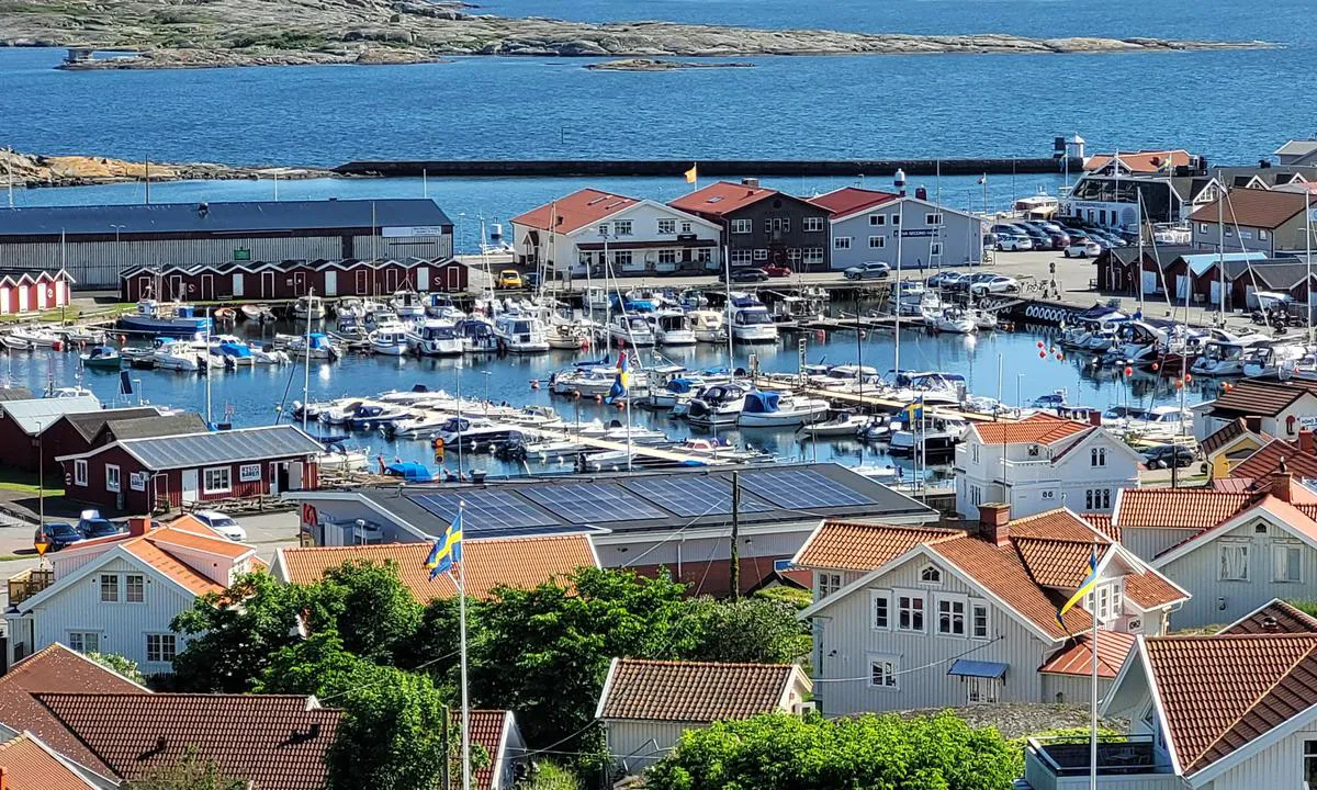 Hönö Klåva: {"base": "de", "no": "Utsikt over hele havnen.", "se": "Utsikt \u00f6ver hela hamnen.", "en": "View of the entire harbour.", "da": "Udsigt over hele havnen.", "fr": "Vue d'ensemble du port.", "de": "Blick auf den gesamten Hafen.", "es": "Vista de todo el puerto.", "it": "Vista sull'intero porto.", "pt": "Vista de todo o porto.", "nl": "Uitzicht over de gehele haven.", "pl": "Widok na ca\u0142y port.", "uk": "\u0412\u0438\u0434 \u043d\u0430 \u0432\u0441\u044e \u0433\u0430\u0432\u0430\u043d\u044c.", "ro": "Vedere asupra \u00eentregului port.", "tr": "T\u00fcm limana bak\u0131\u015f.", "el": "\u0398\u03ad\u03b1 \u03bf\u03bb\u03cc\u03ba\u03bb\u03b7\u03c1\u03bf\u03c5 \u03c4\u03bf\u03c5 \u03bb\u03b9\u03bc\u03b1\u03bd\u03b9\u03bf\u03cd.", "cs": "Pohled na cel\u00fd p\u0159\u00edstav.", "hu": "Kil\u00e1t\u00e1s az eg\u00e9sz kik\u00f6t\u0151re.", "fi": "N\u00e4kym\u00e4 koko satamaan.", "bg": "\u0418\u0437\u0433\u043b\u0435\u0434 \u043a\u044a\u043c \u0446\u044f\u043b\u043e\u0442\u043e \u043f\u0440\u0438\u0441\u0442\u0430\u043d\u0438\u0449\u0435.", "sr": "Pogled na celu luku.", "et": "Vaade kogu sadamale.", "lv": "Skats uz visu ostu.", "lt": "Vaizdas \u012f vis\u0105 uost\u0105."}
