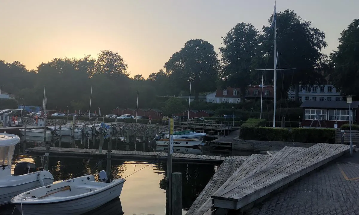 Høruphav Havn: Indre del av havnen, med det ærverdige Hotel Baltic i bakgrunnen