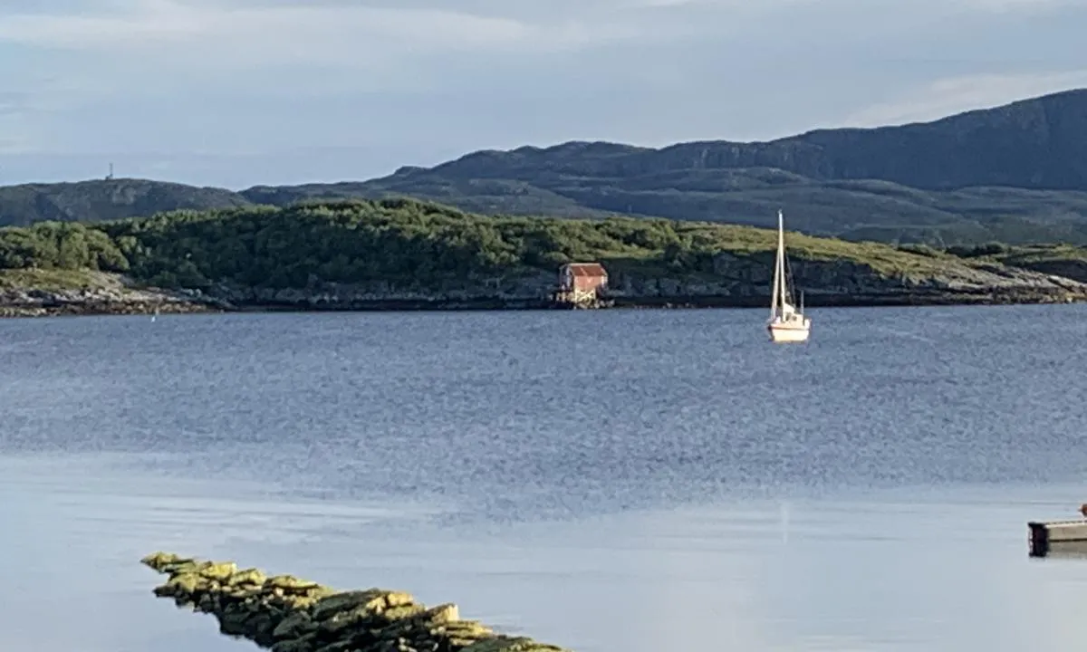 Hosnavik: Tok gummibåten inn til den private marinen like ved, og gikk derfra bort til Strandbaren.