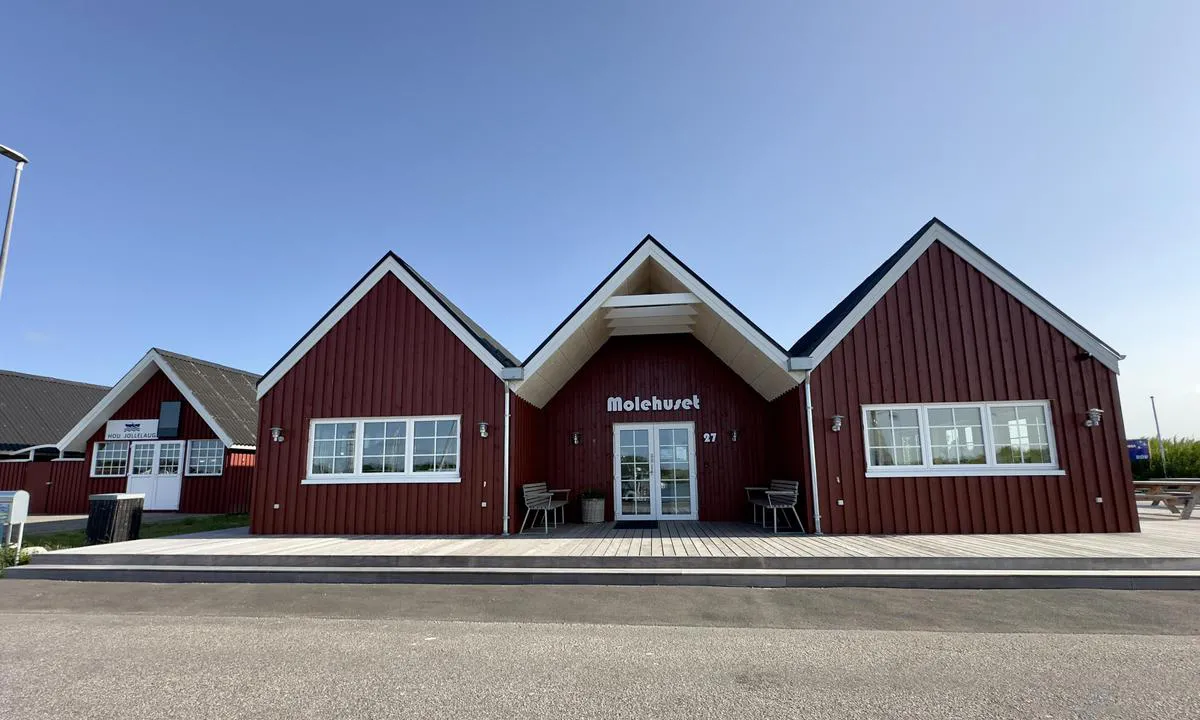 {"base": "no", "no": "Molehuset \u00e5pnet 18.juni og har toalett og oppholdsrom til fri bruk fra 08.00 til 22.00. Ligger rett ved kaia og brukes i forbindelse med \u00abHou-dagene\u00bb (juli). Lokalene er \u00e5pen for alle.", "se": "Molehuset \u00f6ppnade 18 juni och har toalett och samlingsrum till fri anv\u00e4ndning fr\u00e5n 08.00 till 22.00. Ligger precis vid kajen och anv\u00e4nds i samband med \u00abHou-dagarna\u00bb (juli). Lokalerna \u00e4r \u00f6ppna f\u00f6r alla.", "en": "The Molehuset opened on June 18th and has a toilet and lounge available for free use from 08.00 to 22.00. It is located right by the quay and is used in connection with the \"Hou-dagene\" (July). The premises are open to everyone.", "da": "Molehuset \u00e5bnede 18. juni og har toilet og opholdsrum til fri afbenyttelse fra 08.00 til 22.00. Ligger lige ved kajen og bruges i forbindelse med \u00abHou-dagene\u00bb (juli). Lokalerne er \u00e5bne for alle.", "fr": "La maison du m\u00f4le a ouvert le 18 juin et dispose de toilettes et d'une salle de s\u00e9jour \u00e0 usage libre de 08h00 \u00e0 22h00. Situ\u00e9e juste \u00e0 c\u00f4t\u00e9 du quai, elle est utilis\u00e9e en relation avec les \u00abJourn\u00e9es de Hou\u00bb (juillet). Les locaux sont ouverts \u00e0 tous.", "de": "Das Molehaus wurde am 18. Juni er\u00f6ffnet und hat Toiletten und Aufenthaltsr\u00e4ume zur freien Benutzung von 08.00 bis 22.00 Uhr. Es liegt direkt am Kai und wird im Zusammenhang mit den \u201eHou-Tagen\u201c (Juli) genutzt. Die R\u00e4umlichkeiten stehen allen offen.", "es": "La Caseta del Muelle abri\u00f3 el 18 de junio y cuenta con ba\u00f1o y sala de estar de uso libre de 08:00 a 22:00. Se encuentra justo al lado del muelle y se utiliza en relaci\u00f3n con los \u00abHou-dagene\u00bb (julio). Las instalaciones est\u00e1n abiertas para todos.", "it": "La <i>Molehuset</i> ha aperto il 18 giugno e dispone di servizi igienici e sala comune a libero utilizzo dalle 08:00 alle 22:00. Si trova proprio accanto al molo ed \u00e8 utilizzata in connessione con i \u00abHou-dagene\u00bb (luglio). I locali sono aperti a tutti.", "pt": "A Casa do Molhe foi inaugurada em 18 de junho e possui banheiro e sala de estar de uso gratuito das 08:00 \u00e0s 22:00. Localiza-se bem ao lado do cais e \u00e9 usada em conex\u00e3o com os \u00abDias de Hou\u00bb (julho). As instala\u00e7\u00f5es est\u00e3o abertas para todos.", "nl": "Het molehuis opende op 18 juni en heeft toilet- en verblijfkamers vrij te gebruiken van 08.00 tot 22.00 uur. Het ligt direct bij de kade en wordt gebruikt in verband met de 'Hou-dagen' (juli). De ruimtes zijn voor iedereen toegankelijk.", "pl": "Molehuset otwarto 18 czerwca i jest dost\u0119pne do darmowego u\u017cytku od 08:00 do 22:00. Znajduje si\u0119 tu\u017c przy nabrze\u017cu i jest u\u017cywane w zwi\u0105zku z \u201eHou-dagene\u201d (lipiec). Pomieszczenia s\u0105 dost\u0119pne dla wszystkich.", "uk": "\u0411\u0443\u0434\u0438\u043d\u043e\u043a \u043d\u0430 \u043f\u0456\u0440\u0441\u0456 \u0432\u0456\u0434\u043a\u0440\u0438\u0442\u0438\u0439 \u0437 18 \u0447\u0435\u0440\u0432\u043d\u044f \u0456 \u043c\u0430\u0454 \u0442\u0443\u0430\u043b\u0435\u0442 \u0442\u0430 \u043a\u0456\u043c\u043d\u0430\u0442\u0443 \u0432\u0456\u0434\u043f\u043e\u0447\u0438\u043d\u043a\u0443 \u0434\u043b\u044f \u0432\u0456\u043b\u044c\u043d\u043e\u0433\u043e \u043a\u043e\u0440\u0438\u0441\u0442\u0443\u0432\u0430\u043d\u043d\u044f \u0437 08:00 \u0434\u043e 22:00. \u0417\u043d\u0430\u0445\u043e\u0434\u0438\u0442\u044c\u0441\u044f \u043f\u0440\u044f\u043c\u043e \u0431\u0456\u043b\u044f \u043f\u0440\u0438\u0447\u0430\u043b\u0443 \u0442\u0430 \u0432\u0438\u043a\u043e\u0440\u0438\u0441\u0442\u043e\u0432\u0443\u0454\u0442\u044c\u0441\u044f \u0443 \u0437\u0432'\u044f\u0437\u043a\u0443 \u0437 \u00abHou-\u0434\u043d\u044f\u043c\u0438\u00bb (\u043b\u0438\u043f\u0435\u043d\u044c). \u041f\u0440\u0438\u043c\u0456\u0449\u0435\u043d\u043d\u044f \u0432\u0456\u0434\u043a\u0440\u0438\u0442\u0435 \u0434\u043b\u044f \u0432\u0441\u0456\u0445.", "ro": "Cl\u0103direa de pe dig s-a deschis pe 18 iunie \u0219i are toalet\u0103 \u0219i camer\u0103 de recreere pentru utilizare liber\u0103 de la 08:00 la 22:00. Se afl\u0103 chiar l\u00e2ng\u0103 chei \u0219i este folosit\u0103 \u00een leg\u0103tur\u0103 cu \u00abZilele Hou\u00bb (iulie). Localul este deschis pentru toat\u0103 lumea.", "tr": "Dalgak\u0131ran binas\u0131 18 Haziran'da a\u00e7\u0131ld\u0131 ve 08.00-22.00 saatleri aras\u0131nda \u00fccretsiz olarak tuvalet ve dinlenme odas\u0131 olarak kullan\u0131labilir. \u0130skeleye yak\u0131n bir konumda bulunur ve 'Hou g\u00fcnleri' (temmuz) ile ba\u011flant\u0131l\u0131 olarak kullan\u0131l\u0131r. Mekanlar herkese a\u00e7\u0131kt\u0131r.", "el": "\u03a4\u03bf Molehuset \u03ac\u03bd\u03bf\u03b9\u03be\u03b5 \u03c3\u03c4\u03b9\u03c2 18 \u0399\u03bf\u03c5\u03bd\u03af\u03bf\u03c5 \u03ba\u03b1\u03b9 \u03b4\u03b9\u03b1\u03b8\u03ad\u03c4\u03b5\u03b9 \u03c4\u03bf\u03c5\u03b1\u03bb\u03ad\u03c4\u03b5\u03c2 \u03ba\u03b1\u03b9 \u03c7\u03ce\u03c1\u03bf\u03c5\u03c2 \u03b1\u03bd\u03ac\u03c0\u03b1\u03c5\u03c3\u03b7\u03c2 \u03b4\u03c9\u03c1\u03b5\u03ac\u03bd \u03b1\u03c0\u03cc \u03c4\u03b9\u03c2 08:00 \u03ad\u03c9\u03c2 \u03c4\u03b9\u03c2 22:00. \u0392\u03c1\u03af\u03c3\u03ba\u03b5\u03c4\u03b1\u03b9 \u03b1\u03ba\u03c1\u03b9\u03b2\u03ce\u03c2 \u03b4\u03af\u03c0\u03bb\u03b1 \u03c3\u03c4\u03b7\u03bd \u03b1\u03c0\u03bf\u03b2\u03ac\u03b8\u03c1\u03b1 \u03ba\u03b1\u03b9 \u03c7\u03c1\u03b7\u03c3\u03b9\u03bc\u03bf\u03c0\u03bf\u03b9\u03b5\u03af\u03c4\u03b1\u03b9 \u03c3\u03c4\u03bf \u03c0\u03bb\u03b1\u03af\u03c3\u03b9\u03bf \u03c4\u03c9\u03bd \u00abHou \u03b7\u03bc\u03b5\u03c1\u03ce\u03bd\u00bb (\u0399\u03bf\u03cd\u03bb\u03b9\u03bf\u03c2). \u039f\u03b9 \u03c7\u03ce\u03c1\u03bf\u03b9 \u03b5\u03af\u03bd\u03b1\u03b9 \u03b1\u03bd\u03bf\u03b9\u03c7\u03c4\u03bf\u03af \u03b3\u03b9\u03b1 \u03cc\u03bb\u03bf\u03c5\u03c2.", "cs": "Molehuset se otev\u0159elo 18. \u010dervna a m\u00e1 toaletu a spole\u010denskou m\u00edstnost, kter\u00e9 jsou voln\u011b k pou\u017eit\u00ed od 08.00 do 22.00 hodin. Nach\u00e1z\u00ed se p\u0159\u00edmo u mola a pou\u017e\u00edv\u00e1 se v souvislosti s \u00abHou-dagene\u00bb (\u010dervenec). Prostory jsou otev\u0159eny pro v\u0161echny.", "hu": "A Molehuset j\u00fanius 18-\u00e1n nyitott, \u00e9s szabadon haszn\u00e1lhat\u00f3 WC-t \u00e9s t\u00e1rsalg\u00f3t k\u00edn\u00e1l 08:00 \u00e9s 22:00 \u00f3ra k\u00f6z\u00f6tt. K\u00f6zvetlen\u00fcl a m\u00f3l\u00f3 mellett tal\u00e1lhat\u00f3, \u00e9s a \u201eHou-napok\u201d (j\u00falius) rendezv\u00e9nyein haszn\u00e1latos. A helyis\u00e9gek mindenki sz\u00e1m\u00e1ra nyitva \u00e1llnak.", "fi": "Molehuset avattiin 18. kes\u00e4kuuta ja siell\u00e4 on vapaassa k\u00e4yt\u00f6ss\u00e4 olevat wc-tilat ja oleskeluhuone 08.00-22.00. Se sijaitsee aivan laiturin vieress\u00e4 ja sit\u00e4 k\u00e4ytet\u00e4\u00e4n \u00abHou-p\u00e4ivien\u00bb (hein\u00e4kuu) yhteydess\u00e4. Tilat ovat avoinna kaikille.", "bg": "\u041a\u0435\u044f\u0442\u044a\u0442 \u043e\u0442\u0432\u043e\u0440\u0438 \u043d\u0430 18 \u044e\u043d\u0438 \u0438 \u0438\u043c\u0430 \u0442\u043e\u0430\u043b\u0435\u0442\u043d\u0430 \u0438 \u043f\u043e\u043c\u0435\u0449\u0435\u043d\u0438\u0435 \u0437\u0430 \u043e\u0442\u0434\u0438\u0445, \u043a\u043e\u0438\u0442\u043e \u0441\u0430 \u043d\u0430 \u0440\u0430\u0437\u043f\u043e\u043b\u043e\u0436\u0435\u043d\u0438\u0435 \u0431\u0435\u0437\u043f\u043b\u0430\u0442\u043d\u043e \u043e\u0442 08:00 \u0434\u043e 22:00 \u0447\u0430\u0441\u0430. \u041d\u0430\u043c\u0438\u0440\u0430 \u0441\u0435 \u0442\u043e\u0447\u043d\u043e \u0434\u043e \u043a\u0435\u044f \u0438 \u0441\u0435 \u0438\u0437\u043f\u043e\u043b\u0437\u0432\u0430 \u0432\u044a\u0432 \u0432\u0440\u044a\u0437\u043a\u0430 \u0441 \u00abHou-\u0434\u043d\u0438\u00bb (\u044e\u043b\u0438). \u041f\u043e\u043c\u0435\u0449\u0435\u043d\u0438\u044f\u0442\u0430 \u0441\u0430 \u043e\u0442\u0432\u043e\u0440\u0435\u043d\u0438 \u0437\u0430 \u0432\u0441\u0438\u0447\u043a\u0438.", "sr": "Molehuset je otvoren 18. juna i ima toalete i prostorije za boravak koje se mogu slobodno koristiti od 08.00 do 22.00. Nalazi se odmah pored keja i koristi se u vezi sa \u00abHou-dagene\u00bb (jul). Prostori su otvoreni za sve.", "et": "Molehuset avati 18. juunil ja sellel on tasuta kasutamiseks tualett ja puhkeruum kella 08.00-22.00. Asub otse kai \u00e4\u00e4res ja seda kasutatakse seoses \u00abHou-p\u00e4evadega\u00bb (juuli). Ruumid on avatud k\u00f5igile.", "lv": "Molehuset tika atv\u0113rts 18. j\u016bnij\u0101 un ir apr\u012bkots ar tualeti un atp\u016btas telpu, kas ir br\u012bvi pieejama no 08.00 l\u012bdz 22.00. Molehuset atrodas tie\u0161i pie piest\u0101tnes un tiek izmantots saist\u012bb\u0101 ar \u00abHou-dagene\u00bb (j\u016blij\u0101). Telpas ir pieejamas visiem.", "lt": "Molebutis atidarytas bir\u017eelio 18 d. ir turi tualet\u0105 bei poilsio kambar\u012f, kurie yra laisvai naudojami nuo 08:00 iki 22:00. Jis yra tiesiai prie prieplaukos ir naudojamas \u201eHou-dagene\u201c (liepos) metu. Patalpos yra atviros visiems."}
