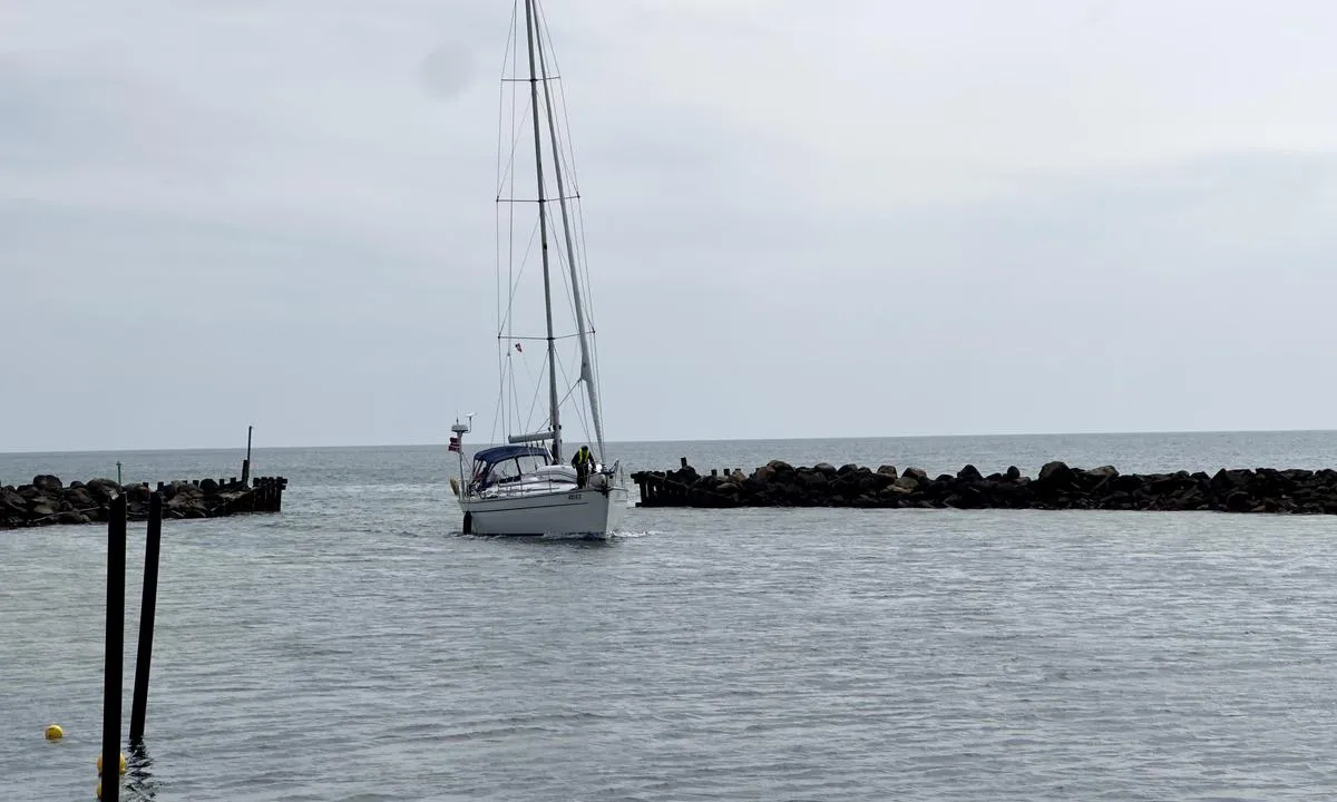 Hou Lystbådehavn - Ved Limfjorden: {"base": "no", "no": "Grunt omr\u00e5de b\u00e5de p\u00e5 utsiden og innsiden av moloen.", "se": "Grunt omr\u00e5de b\u00e5de p\u00e5 utsidan och insidan av piren.", "en": "Shallow area both on the outside and inside of the breakwater.", "da": "Lavvandet omr\u00e5de b\u00e5de p\u00e5 ydersiden og indersiden af molen.", "fr": "Zone peu profonde \u00e0 la fois \u00e0 l'ext\u00e9rieur et \u00e0 l'int\u00e9rieur de la jet\u00e9e.", "de": "Flaches Gebiet sowohl au\u00dferhalb als auch innerhalb der Mole.", "es": "Zona somera tanto en el exterior como en el interior del muelle.", "it": "Area poco profonda sia all'esterno che all'interno del molo.", "pt": "\u00c1rea rasa tanto no exterior quanto no interior do quebra-mar.", "nl": "Ondiep gebied zowel aan de buitenkant als aan de binnenkant van de pier.", "pl": "P\u0142ytki obszar zar\u00f3wno na zewn\u0105trz, jak i wewn\u0105trz falochronu.", "uk": "\u041c\u0456\u043b\u043a\u043e\u0432\u043e\u0434\u0434\u044f \u044f\u043a \u0437 \u0437\u043e\u0432\u043d\u0456\u0448\u043d\u044c\u043e\u0457, \u0442\u0430\u043a \u0456 \u0437 \u0432\u043d\u0443\u0442\u0440\u0456\u0448\u043d\u044c\u043e\u0457 \u0441\u0442\u043e\u0440\u043e\u043d\u0438 \u043c\u043e\u043b\u0443.", "ro": "Zon\u0103 cu ap\u0103 mic\u0103 at\u00e2t \u00een exteriorul, c\u00e2t \u0219i \u00een interiorul digului.", "tr": "Dalgak\u0131ran\u0131n hem d\u0131\u015f\u0131nda hem de i\u00e7inde s\u0131\u011f b\u00f6lge.", "el": "\u03a1\u03b7\u03c7\u03b1 \u03bd\u03b5\u03c1\u03ac \u03c4\u03cc\u03c3\u03bf \u03c3\u03c4\u03b7\u03bd \u03b5\u03be\u03c9\u03c4\u03b5\u03c1\u03b9\u03ba\u03ae \u03cc\u03c3\u03bf \u03ba\u03b1\u03b9 \u03c3\u03c4\u03b7\u03bd \u03b5\u03c3\u03c9\u03c4\u03b5\u03c1\u03b9\u03ba\u03ae \u03c0\u03bb\u03b5\u03c5\u03c1\u03ac \u03c4\u03bf\u03c5 \u03bb\u03b9\u03bc\u03b5\u03bd\u03bf\u03b2\u03c1\u03b1\u03c7\u03af\u03bf\u03bd\u03b1.", "cs": "M\u011blk\u00e1 oblast jak na vn\u011bj\u0161\u00ed, tak na vnit\u0159n\u00ed stran\u011b mola.", "hu": "Sek\u00e9ly ter\u00fclet mind a m\u00f3l\u00f3 k\u00fcls\u0151, mind bels\u0151 oldal\u00e1n.", "fi": "Matala alue sek\u00e4 aallonmurtajan ulkopuolella ett\u00e4 sis\u00e4puolella.", "bg": "\u041f\u043b\u0438\u0442\u043a\u043e \u043c\u044f\u0441\u0442\u043e \u043a\u0430\u043a\u0442\u043e \u043e\u0442 \u0432\u044a\u043d\u0448\u043d\u0430\u0442\u0430, \u0442\u0430\u043a\u0430 \u0438 \u043e\u0442 \u0432\u044a\u0442\u0440\u0435\u0448\u043d\u0430\u0442\u0430 \u0441\u0442\u0440\u0430\u043d\u0430 \u043d\u0430 \u0432\u044a\u043b\u043d\u043e\u043b\u043e\u043c\u0430.", "sr": "\u041f\u043b\u0438\u0442\u043a\u043e \u043f\u043e\u0434\u0440\u0443\u0447\u0458\u0435 \u0438 \u0441\u0430 \u0441\u043f\u043e\u0459\u043d\u0435 \u0438 \u0441\u0430 \u0443\u043d\u0443\u0442\u0440\u0430\u0448\u045a\u0435 \u0441\u0442\u0440\u0430\u043d\u0435 \u043c\u043e\u043b\u0430.", "et": "Madal ala nii v\u00e4ljas kui ka sadamamuuli sisemuses.", "lv": "S\u0113k\u013ca zona gan \u0101rpus, gan molo iek\u0161pus\u0113.", "lt": "Seklus plotas tiek u\u017e molo, tiek jo viduje."}