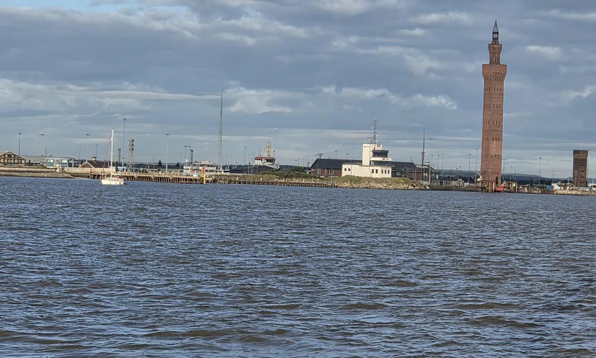 Humber Cruising Association - Grimsby: {"base": "no", "no": "Porten - sett fra utsiden.", "se": "Porten - sett fr\u00e5n utsidan.", "en": "The Gate - seen from the outside.", "da": "Porten - set fra ydersiden.", "fr": "Le Port - vu de l'ext\u00e9rieur.", "de": "Das Tor - von au\u00dfen gesehen.", "es": "La puerta - vista desde el exterior.", "it": "Il porto - visto dall'esterno.", "pt": "O Port\u00e3o - visto de fora.", "nl": "De poort - gezien vanaf de buitenkant.", "pl": "Porten - widziany z zewn\u0105trz.", "uk": "\u041f\u043e\u0440\u0442 - \u0432\u0438\u0433\u043b\u044f\u0434 \u0437\u0437\u043e\u0432\u043d\u0456.", "ro": "Portul - v\u0103zut din exterior.", "tr": "Limana - d\u0131\u015far\u0131dan g\u00f6r\u00fcld\u00fc.", "el": "\u0397 \u03c0\u03cd\u03bb\u03b7 - \u03cc\u03c0\u03c9\u03c2 \u03c6\u03b1\u03af\u03bd\u03b5\u03c4\u03b1\u03b9 \u03b1\u03c0' \u03ad\u03be\u03c9.", "cs": "Port - pohled zven\u010d\u00ed.", "hu": "A kik\u00f6t\u0151 bej\u00e1rata - k\u00edv\u00fclr\u0151l n\u00e9zve.", "fi": "Sataman portti - katsottuna ulkopuolelta.", "bg": "\u041f\u043e\u0440\u0442\u044a\u0442 - \u0433\u043b\u0435\u0434\u0430\u043d \u043e\u0442\u0432\u044a\u043d.", "sr": "Luka - gledano spolja.", "et": "Sadam - vaadatuna v\u00e4ljastpoolt.", "lv": "Osta - skat\u012bta no \u0101rpuses.", "lt": "Uostas - vaizdas i\u0161 i\u0161or\u0117s."}