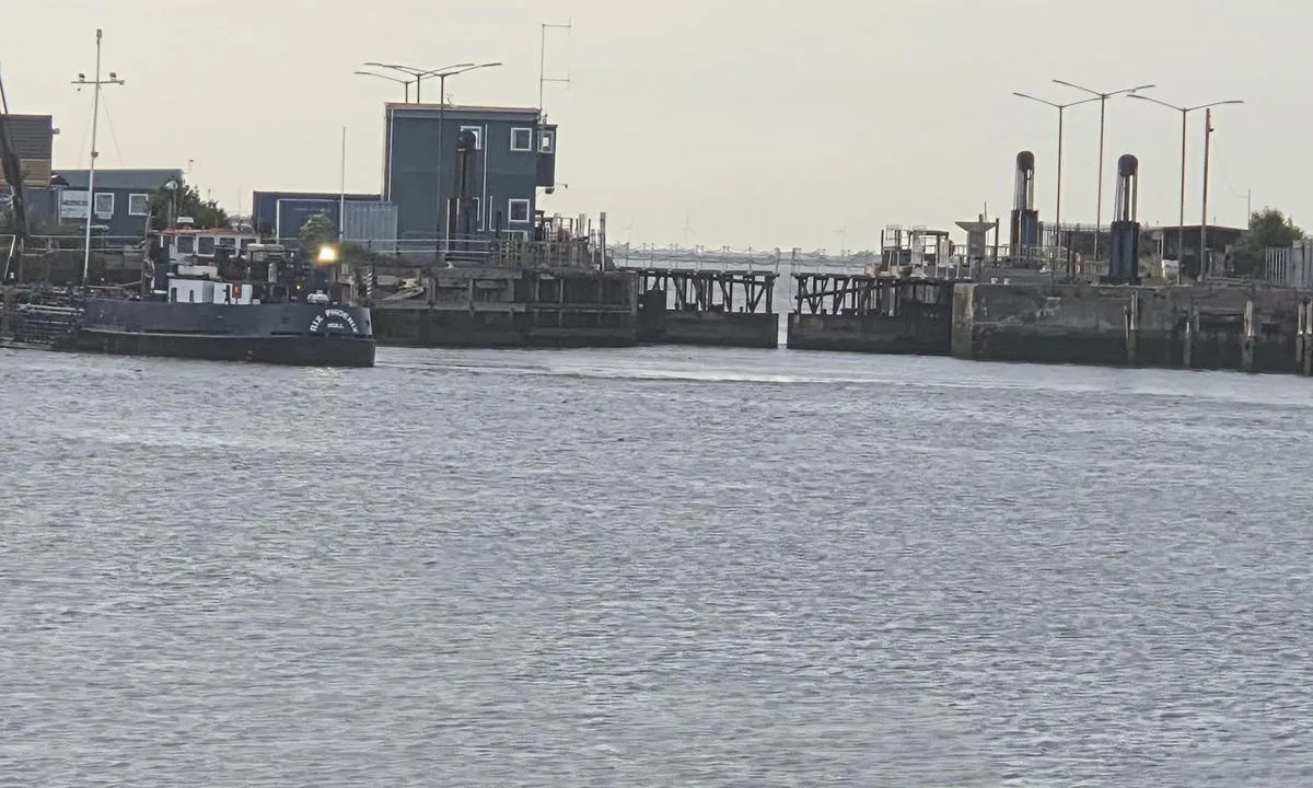 Humber Cruising Association - Grimsby: {"base": "no", "no": "Fra innerste basseng og ut.", "se": "Fr\u00e5n innersta bass\u00e4ng och ut.", "en": "From the innermost basin and out.", "da": "Fra inderste bassin og ud.", "fr": "Depuis le bassin int\u00e9rieur et au-del\u00e0.", "de": "Vom innersten Becken und hinaus.", "es": "Desde el muelle interior hacia afuera.", "it": "Dalla piscina interna verso l'esterno.", "pt": "Do maior varadouro interno para fora.", "nl": "Van het binnenste bassin naar buiten.", "pl": "Od wewn\u0119trznego basenu na zewn\u0105trz.", "uk": "\u0412\u0456\u0434 \u0432\u043d\u0443\u0442\u0440\u0456\u0448\u043d\u044c\u043e\u0457 \u0447\u0430\u0441\u0442\u0438\u043d\u0438 \u0431\u0430\u0441\u0435\u0439\u043d\u0443 \u0456 \u0434\u043e \u0432\u0438\u0445\u043e\u0434\u0443.", "ro": "De la bazinul interior \u0219i spre exterior.", "tr": "\u0130\u00e7 havuzdan d\u0131\u015far\u0131ya kadar.", "el": "\u0391\u03c0\u03cc \u03c4\u03b7\u03bd \u03b5\u03c3\u03c9\u03c4\u03b5\u03c1\u03b9\u03ba\u03ae \u03bb\u03b5\u03ba\u03ac\u03bd\u03b7 \u03ba\u03b1\u03b9 \u03ad\u03be\u03c9.", "cs": "Od nejvnit\u0159n\u011bj\u0161\u00edho baz\u00e9nu a ven.", "hu": "A legbels\u0151 medenc\u00e9t\u0151l kifel\u00e9.", "fi": "Sisimm\u00e4st\u00e4 altaasta ulosp\u00e4in.", "bg": "\u041e\u0442 \u043d\u0430\u0439-\u0432\u044a\u0442\u0440\u0435\u0448\u043d\u0438\u044f \u0431\u0430\u0441\u0435\u0439\u043d \u0438 \u043d\u0430\u0432\u044a\u043d.", "sr": "Od unutra\u0161njeg bazena pa van.", "et": "Sisepordist v\u00e4lja.", "lv": "No iek\u0161\u0113j\u0101s baseina zonas \u0101r\u0101.", "lt": "Nuo vidinio baseino ir \u012f i\u0161or\u0119."}