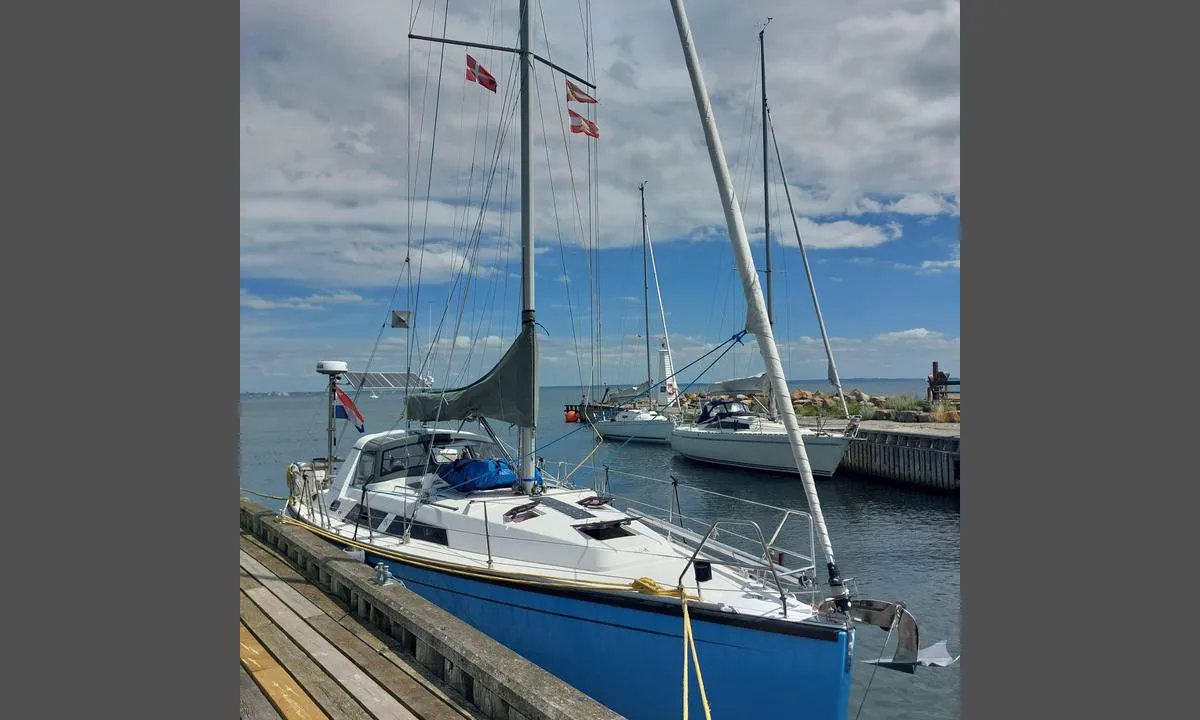 Humlebæk Havn: {"base": "en", "no": "Havneinnl\u00f8p p\u00e5 vestsiden. Havnen er \u00e5pen mot N\u00d8-\u00d8", "se": "Hamnens inlopp p\u00e5 v\u00e4stra sidan. Hamnen \u00e4r \u00f6ppen mot NE-E", "en": "Harbor entrance west side. Harbor open to NE-E", "da": "Havnens indsejling modsatte side. Havn \u00e5ben mod NV-\u00d8", "fr": "Entr\u00e9e du port c\u00f4t\u00e9 ouest. Port ouvert au NE-E", "de": "Hafeneinfahrt Westseite. Hafen offen nach NE-O", "es": "Entrada del puerto por el lado oeste. Puerto abierto a NE-E", "it": "Ingresso del porto lato ovest. Porto aperto da NE-E", "pt": "Entrada do porto no lado oeste. Porto aberto para NE-E", "nl": "Haveningang westzijde. Haven open naar NO-O", "pl": "Wej\u015bcie do portu po zachodniej stronie. Port otwarty na NE-E", "uk": "\u0412\u0445\u0456\u0434 \u0434\u043e \u043f\u043e\u0440\u0442\u0443 \u0437 \u0437\u0430\u0445\u0456\u0434\u043d\u043e\u0433\u043e \u0431\u043e\u043a\u0443. \u041f\u043e\u0440\u0442 \u0432\u0456\u0434\u043a\u0440\u0438\u0442\u0438\u0439 \u0434\u043e \u041f\u043d\u0421\u0445-\u0421", "ro": "Partea de vest a intr\u0103rii \u00een port. Port deschis c\u0103tre NE-E", "tr": "Liman giri\u015fi bat\u0131 taraf\u0131nda. Liman NE-E'ye a\u00e7\u0131k", "el": "\u0395\u03af\u03c3\u03bf\u03b4\u03bf\u03c2 \u03bb\u03b9\u03bc\u03b1\u03bd\u03b9\u03bf\u03cd \u03b4\u03c5\u03c4\u03b9\u03ba\u03ae \u03c0\u03bb\u03b5\u03c5\u03c1\u03ac. \u03a4\u03bf \u03bb\u03b9\u03bc\u03ac\u03bd\u03b9 \u03b1\u03bd\u03bf\u03b9\u03c7\u03c4\u03cc \u03c0\u03c1\u03bf\u03c2 \u0392\u0391-\u0391", "cs": "Vjezd do p\u0159\u00edstavu na z\u00e1padn\u00ed stran\u011b. P\u0159\u00edstav otev\u0159en\u00fd na SV-V", "hu": "Kik\u00f6t\u0151 bej\u00e1rat nyugati oldala. Kik\u00f6t\u0151 nyitott \u00c9K-K ir\u00e1nyba", "fi": "Sataman sis\u00e4\u00e4nk\u00e4ynti l\u00e4nsipuoli. Satama on avoinna koillisen ja id\u00e4n suuntaan", "bg": "\u0412\u0445\u043e\u0434 \u043d\u0430 \u043f\u0440\u0438\u0441\u0442\u0430\u043d\u0438\u0449\u0435\u0442\u043e \u043e\u0442 \u0437\u0430\u043f\u0430\u0434\u043d\u0430\u0442\u0430 \u0441\u0442\u0440\u0430\u043d\u0430. \u041f\u0440\u0438\u0441\u0442\u0430\u043d\u0438\u0449\u0435\u0442\u043e \u0435 \u043e\u0442\u043a\u0440\u0438\u0442\u043e \u043a\u044a\u043c \u041d\u0415-\u0418", "sr": "Ulaz u luku sa zapadne strane. Luka otvorena prema NE-I", "et": "Sisses\u00f5it sadamasse l\u00e4\u00e4ne poolt. Sadam avatud NE-E", "lv": "Ostas ieeja rietumu pus\u0113. Osta atv\u0113rta ZA-A", "lt": "Uosto \u012fplaukos vakar\u0173 pus\u0117. Uostas atviras nuo \u0160R-R"}
