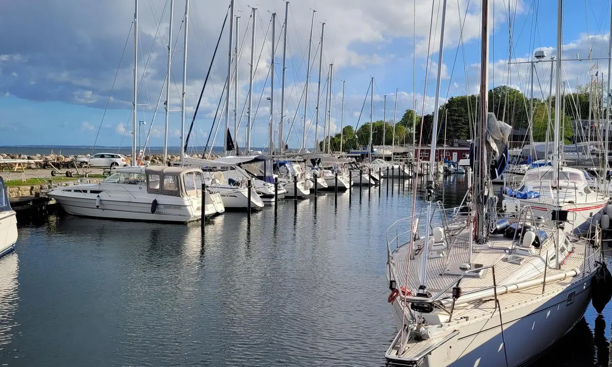 Humlebæk Havn: {"base": "de", "no": "Utsikt over det s\u00f8rlige anleggsomr\u00e5det.", "se": "Utsikt \u00f6ver den s\u00f6dra anl\u00e4ggningsomr\u00e5det.", "en": "View of the southern mooring area.", "da": "Udsigt over den sydlige kajplads.", "fr": "Vue sur la zone d'amarrage sud.", "de": "Blick auf den s\u00fcdlichen Anlegebereich.", "es": "Vista de la zona de atraque sur.", "it": "Vista sull'area di attracco meridionale.", "pt": "Vista para a \u00e1rea de atraca\u00e7\u00e3o sul.", "nl": "Uitzicht op het zuidelijke aanleggebied.", "pl": "Widok na po\u0142udniowy obszar cumowania.", "uk": "\u0412\u0438\u0434 \u043d\u0430 \u043f\u0456\u0432\u0434\u0435\u043d\u043d\u0443 \u0437\u043e\u043d\u0443 \u0448\u0432\u0430\u0440\u0442\u0443\u0432\u0430\u043d\u043d\u044f.", "ro": "Priveli\u0219te asupra zonei de acostare sudice.", "tr": "G\u00fcney yana\u015fma alan\u0131na bak\u0131\u015f.", "el": "\u0398\u03ad\u03b1 \u03c3\u03c4\u03b7\u03bd \u03bd\u03cc\u03c4\u03b9\u03b1 \u03c0\u03b5\u03c1\u03b9\u03bf\u03c7\u03ae \u03b1\u03b3\u03ba\u03c5\u03c1\u03bf\u03b2\u03cc\u03bb\u03b7\u03c3\u03b7\u03c2.", "cs": "Pohled na ji\u017en\u00ed kotvi\u0161t\u011b.", "hu": "Kil\u00e1t\u00e1s a d\u00e9li kik\u00f6t\u0151helyre.", "fi": "N\u00e4kym\u00e4 etel\u00e4iselle kiinnitysalueelle.", "bg": "\u0418\u0437\u0433\u043b\u0435\u0434 \u043a\u044a\u043c \u044e\u0436\u043d\u0430\u0442\u0430 \u0437\u043e\u043d\u0430 \u0437\u0430 \u043f\u0440\u0438\u0441\u0442\u0430\u0432\u0430\u043d\u0435.", "sr": "Pogled na ju\u017eni deo za pristajanje.", "et": "Vaade l\u00f5unapoolsele sildumisplatsile.", "lv": "Skats uz dienvidu pietauvo\u0161an\u0101s zonu.", "lt": "Vaizdas \u012f pietin\u0119 prieplaukos zon\u0105."}