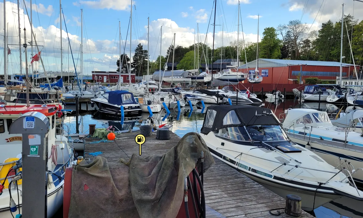 Humlebæk Havn: {"base": "de", "no": "Utsikt fra havnekontoret mot bensinstasjonen (foran) og midtomr\u00e5det, der det delvis er hekkb\u00f8yer.", "se": "Utsikt fr\u00e5n hamnkontoret mot bensinstationen (fram) och mittenomr\u00e5det, d\u00e4r delvis akterbojar.", "en": "View from the harbor office of the fuel station (front) and the central area, with some stern buoys.", "da": "Udsigt fra havnekontoret til tankstationen (foran) og den midterste del, hvor der er delvist agterb\u00f8jer.", "fr": "Vue du bureau du port sur la station-service (\u00e0 l'avant) et la zone centrale, o\u00f9 il y a partiellement des bou\u00e9es arri\u00e8re.", "de": "Blick vom Hafenkontor auf Tankstelle (vorn) und mittleren Bereich, dort teilweise Heckbojen.", "es": "Vista desde la oficina del puerto hacia la gasolinera (adelante) y la zona central, donde hay algunos boyas de popa.", "it": "Vista dall'ufficio portuale verso il distributore (davanti) e la zona centrale, l\u00ec parzialmente boe di coda.", "pt": "Vista do escrit\u00f3rio do porto para o posto de gasolina (em frente) e a \u00e1rea central, onde h\u00e1 parcialmente boias na popa.", "nl": "Uitzicht vanaf het havenkantoor op het tankstation (voor) en middelste gedeelte, daar gedeeltelijk met heksenboeien.", "pl": "Widok z biura portu na stacj\u0119 benzynow\u0105 (z przodu) i \u015brodkow\u0105 cz\u0119\u015b\u0107, gdzie s\u0105 cz\u0119\u015bciowo boje rufowe.", "uk": "\u0412\u0438\u0434 \u0456\u0437 \u0411\u0443\u0434\u0438\u043d\u043a\u0443 \u0433\u0430\u0432\u0430\u043d\u0456 \u043d\u0430 \u0430\u0432\u0442\u043e\u0437\u0430\u043f\u0440\u0430\u0432\u043a\u0443 (\u043f\u043e\u043f\u0435\u0440\u0435\u0434\u0443) \u0442\u0430 \u0441\u0435\u0440\u0435\u0434\u043d\u044e \u0447\u0430\u0441\u0442\u0438\u043d\u0443, \u0434\u0435 \u0447\u0430\u0441\u0442\u043a\u043e\u0432\u043e \u0440\u043e\u0437\u043c\u0456\u0449\u0435\u043d\u0456 \u043a\u043e\u0440\u043c\u043e\u0432\u0456 \u0431\u0443\u0457.", "ro": "Vedere de la biroul portuar spre sta\u021bia de alimentare (\u00een fa\u021b\u0103) \u0219i zona central\u0103, acolo par\u021bial cu geamanduri de pupa.", "tr": "Liman ofisinden benzin istasyonuna (\u00f6nde) ve orta alana, orada k\u0131smen k\u0131\u00e7tan takma \u015famand\u0131ralar.", "el": "\u0398\u03ad\u03b1 \u03b1\u03c0\u03cc \u03c4\u03bf \u03b3\u03c1\u03b1\u03c6\u03b5\u03af\u03bf \u03c4\u03bf\u03c5 \u03bb\u03b9\u03bc\u03b1\u03bd\u03b9\u03bf\u03cd \u03c3\u03c4\u03bf \u03b2\u03b5\u03bd\u03b6\u03b9\u03bd\u03ac\u03b4\u03b9\u03ba\u03bf (\u03bc\u03c0\u03c1\u03bf\u03c3\u03c4\u03ac) \u03ba\u03b1\u03b9 \u03c3\u03c4\u03b7 \u03bc\u03b5\u03c3\u03b1\u03af\u03b1 \u03c0\u03b5\u03c1\u03b9\u03bf\u03c7\u03ae, \u03b5\u03ba\u03b5\u03af \u03b5\u03bd \u03bc\u03ad\u03c1\u03b5\u03b9 \u03c0\u03c1\u03cd\u03bc\u03bd\u03b5\u03c2 \u03bc\u03b5 \u03c3\u03b7\u03bc\u03b1\u03b4\u03bf\u03cd\u03c1\u03b5\u03c2.", "cs": "Pohled z p\u0159\u00edstavn\u00ed kancel\u00e1\u0159e na \u010derpac\u00ed stanici (v pop\u0159ed\u00ed) a st\u0159edn\u00ed \u010d\u00e1st, tam \u010d\u00e1ste\u010dn\u011b z\u00e1\u010fov\u00e9 b\u00f3je.", "hu": "Kil\u00e1t\u00e1s a kik\u00f6t\u0151i irod\u00e1b\u00f3l a benzink\u00fatra (el\u00f6l) \u00e9s a k\u00f6z\u00e9ps\u0151 r\u00e9szre, ott r\u00e9szben farb\u00f3j\u00e1k.", "fi": "N\u00e4kym\u00e4 satamatoimistosta tankkausasemalle (edess\u00e4) ja keskiosaan, jossa osittain per\u00e4poijuja.", "bg": "\u0418\u0437\u0433\u043b\u0435\u0434 \u043e\u0442 \u043f\u0440\u0438\u0441\u0442\u0430\u043d\u0438\u0449\u043d\u0430\u0442\u0430 \u043a\u0430\u043d\u0442\u043e\u0440\u0430 \u043a\u044a\u043c \u0431\u0435\u043d\u0437\u0438\u043d\u043e\u0441\u0442\u0430\u043d\u0446\u0438\u044f\u0442\u0430 (\u043e\u0442\u043f\u0440\u0435\u0434) \u0438 \u0446\u0435\u043d\u0442\u0440\u0430\u043b\u043d\u0430\u0442\u0430 \u0447\u0430\u0441\u0442, \u043a\u044a\u0434\u0435\u0442\u043e \u0447\u0430\u0441\u0442\u0438\u0447\u043d\u043e \u0438\u043c\u0430 \u043a\u044a\u0440\u043c\u043e\u0432\u0438 \u0448\u0430\u043c\u0430\u043d\u0434\u0443\u0440\u0438.", "sr": "\u041f\u043e\u0433\u043b\u0435\u0434 \u0441\u0430 \u043f\u0440\u0438\u0441\u0442\u0430\u043d\u0438\u0448\u0442\u0430 \u043d\u0430 \u0431\u0435\u043d\u0437\u0438\u043d\u0441\u043a\u0443 \u0441\u0442\u0430\u043d\u0438\u0446\u0443 (\u043d\u0430\u043f\u0440\u0435\u0434) \u0438 \u0441\u0440\u0435\u0434\u045a\u0438 \u0434\u0435\u043e, \u0442\u0430\u043c\u043e \u0434\u0435\u043b\u0438\u043c\u0438\u0447\u043d\u043e \u043a\u0440\u043c\u0435\u043d\u0435 \u0431\u043e\u0432\u0435.", "et": "Vaade sadamakontorist bensiinijaamale (ees) ja kesksele alale, seal osaliselt ahtripoid.", "lv": "Skats no ostas biroja uz degvielas uzpildes staciju (priek\u0161\u0101) un vid\u0113jo zonu, tur da\u013c\u0113ji purngalu bojas.", "lt": "Vaizdas i\u0161 uost\u0173 biuro \u012f degalin\u0119 (priekyje) ir vidurin\u0119 dal\u012f, ten dalinai galin\u0117s bojos."}