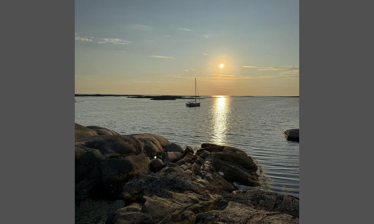 Hummerbågen: {"base": "no", "no": "Bilde tatt fra land Grindholmen. Utsikt mot vest.", "se": "Bild tagen fr\u00e5n land Grindholmen. Utsikt mot v\u00e4st.", "en": "Photo taken from land on Grindholmen. View towards the west.", "da": "Billede taget fra land Grindholmen. Udsigt mod vest.", "fr": "Photo prise de la terre de Grindholmen. Vue vers l'ouest.", "de": "Foto vom Land Grindholmen aufgenommen. Blick nach Westen.", "es": "Imagen tomada desde tierra en Grindholmen. Vista hacia el oeste.", "it": "Immagine scattata dalla terraferma a Grindholmen. Vista verso ovest.", "pt": "Imagem tirada da terra Grindholmen. Vista para o oeste.", "nl": "Foto genomen vanaf het land Grindholmen. Uitzicht naar het westen.", "pl": "Zdj\u0119cie zrobione z l\u0105du Grindholmen. Widok na zach\u00f3d.", "uk": "\u0424\u043e\u0442\u043e \u0437\u0440\u043e\u0431\u043b\u0435\u043d\u043e \u0437 \u0441\u0443\u0445\u043e\u0434\u043e\u043b\u0443 \u0413\u0440\u0456\u043d\u0434\u0433\u043e\u043b\u044c\u043c\u0435\u043d. \u0412\u0438\u0434 \u043d\u0430 \u0437\u0430\u0445\u0456\u0434.", "ro": "Imagine f\u0103cut\u0103 de pe Grindholmen. Vedere spre vest.", "tr": "Kara taraf\u0131nda \u00e7ekilmi\u015f Grindholmen resmi. Bat\u0131ya do\u011fru manzara.", "el": "\u0395\u03b9\u03ba\u03cc\u03bd\u03b1 \u03c0\u03bf\u03c5 \u03c4\u03c1\u03b1\u03b2\u03ae\u03c7\u03c4\u03b7\u03ba\u03b5 \u03b1\u03c0\u03cc \u03c4\u03b7 \u03c3\u03c4\u03b5\u03c1\u03b9\u03ac Grindholmen. \u0398\u03ad\u03b1 \u03c0\u03c1\u03bf\u03c2 \u03c4\u03b1 \u03b4\u03c5\u03c4\u03b9\u03ba\u03ac.", "cs": "Fotografie po\u0159\u00edzen\u00e1 z pevniny Grindholmen. V\u00fdhled na z\u00e1pad.", "hu": "Fot\u00f3 a sz\u00e1razf\u00f6ldr\u0151l Grindholmen-r\u0151l. Kil\u00e1t\u00e1s nyugat fel\u00e9.", "fi": "Kuva otettu maalta Grindholmen. N\u00e4kym\u00e4 l\u00e4nteen.", "bg": "\u0421\u043d\u0438\u043c\u043a\u0430, \u043d\u0430\u043f\u0440\u0430\u0432\u0435\u043d\u0430 \u043e\u0442 \u0441\u0443\u0448\u0430\u0442\u0430 \u0413\u0440\u0438\u043d\u0434\u0445\u043e\u043b\u043c\u0435\u043d. \u0413\u043b\u0435\u0434\u043a\u0430 \u043d\u0430 \u0437\u0430\u043f\u0430\u0434.", "sr": "\u0421\u043b\u0438\u043a\u0430 \u0441\u043d\u0438\u043c\u0459\u0435\u043d\u0430 \u0441\u0430 \u043e\u0431\u0430\u043b\u0435 \u0413\u0440\u0438\u043d\u0434\u0445\u043e\u043b\u043c\u0435\u043d\u0430. \u041f\u043e\u0433\u043b\u0435\u0434 \u043f\u0440\u0435\u043c\u0430 \u0437\u0430\u043f\u0430\u0434\u0443.", "et": "Pilt v\u00f5etud Grindholmeni maalt. Vaade l\u00e4\u00e4nde.", "lv": "Att\u0113ls uz\u0146emts no Grindholmen sauszemes. Skats uz rietumiem.", "lt": "Nuotrauka daryta nuo \u017eem\u0117s Grindholmen. Vaizdas \u012f vakarus."}