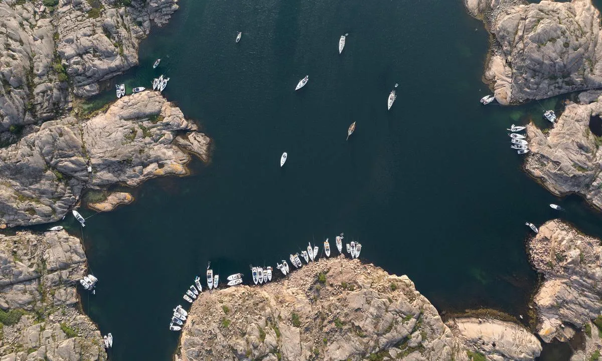 Huöarna och Flatholmen: {"base": "no", "no": "Det er god kapasitet inn mot berget her, men det er godt \u00e5 ha med hjelpemannskap da det p\u00e5 visse plasser er mye sprengstoff som er tildels krevende \u00e5 klatre p\u00e5", "se": "Det \u00e4r god kapacitet in mot berget h\u00e4r, men det \u00e4r bra att ha med hj\u00e4lpande manskap d\u00e5 det p\u00e5 vissa platser finns mycket spr\u00e4ngsten som delvis \u00e4r kr\u00e4vande att kl\u00e4ttra p\u00e5", "en": "There is good capacity towards the rock here, but it is advisable to have helpers as there are certain places with a lot of explosive material that can be quite challenging to climb.", "da": "Der er god kapacitet mod klippen her, men det er godt at have hj\u00e6lpemandskab med, da der nogle steder er en del spr\u00e6ngstoffer, som er noget udfordrende at klatre p\u00e5.", "fr": "Il y a une bonne capacit\u00e9 contre le rocher ici, mais il est bon d'avoir du personnel de soutien car \u00e0 certains endroits, il y a beaucoup d'explosifs qui sont partiellement difficiles \u00e0 escalader.", "de": "Es gibt hier gute Kapazit\u00e4ten an den Felsen, aber es ist gut, Helfer dabei zu haben, da es an einigen Stellen viel Sprengstoff gibt, der teilweise schwierig zu erklimmen ist.", "es": "Hay buena capacidad hacia la roca aqu\u00ed, pero es bueno tener personal de apoyo ya que en ciertos lugares hay muchas rocas explosivas que son en parte dif\u00edciles de escalar.", "it": "C'\u00e8 una buona capacit\u00e0 verso la roccia qui, ma \u00e8 bene avere con s\u00e9 un equipaggio di supporto poich\u00e9 in alcuni punti ci sono molte rocce scoscese che sono alquanto difficili da scalare", "pt": "H\u00e1 boa capacidade junto \u00e0 rocha aqui, mas \u00e9 bom ter uma equipe de apoio, pois em certos lugares h\u00e1 muitos explosivos que s\u00e3o parcialmente dif\u00edceis de escalar.", "nl": "Er is hier voldoende capaciteit tegen de rots, maar het is goed om bemanning bij de hand te hebben aangezien er op sommige plaatsen veel explosieven zijn die gedeeltelijk moeilijk te beklimmen zijn.", "pl": "Jest tu du\u017co miejsca w stron\u0119 ska\u0142, ale dobrze jest mie\u0107 ze sob\u0105 pomocnik\u00f3w, poniewa\u017c w niekt\u00f3rych miejscach jest du\u017co materia\u0142\u00f3w wybuchowych, kt\u00f3re s\u0105 miejscami trudne do wspinaczki.", "uk": "\u041a\u0430\u043f\u0430\u0446\u0438\u0442\u0435\u0442 \u0434\u043e \u0441\u043a\u0435\u043b\u0456 \u0442\u0443\u0442 \u0434\u043e\u0441\u0438\u0442\u044c \u0432\u0435\u043b\u0438\u043a\u0438\u0439, \u0430\u043b\u0435 \u0434\u043e\u0431\u0440\u0435 \u043c\u0430\u0442\u0438 \u0434\u043e\u0434\u0430\u0442\u043a\u043e\u0432\u0438\u0439 \u0435\u043a\u0456\u043f\u0430\u0436, \u043e\u0441\u043a\u0456\u043b\u044c\u043a\u0438 \u043d\u0430 \u0434\u0435\u044f\u043a\u0438\u0445 \u0434\u0456\u043b\u044f\u043d\u043a\u0430\u0445 \u0454 \u0431\u0430\u0433\u0430\u0442\u043e \u0432\u0438\u0431\u0443\u0445\u0456\u0432\u043a\u0438, \u043d\u0430 \u044f\u043a\u0456\u0439 \u0447\u0430\u0441\u0442\u043a\u043e\u0432\u043e \u0432\u0430\u0436\u043a\u043e \u043f\u0456\u0434\u0456\u0439\u043c\u0430\u0442\u0438\u0441\u044f", "ro": "Exist\u0103 o capacitate bun\u0103 l\u00e2ng\u0103 st\u00e2nc\u0103 aici, dar este bine s\u0103 ave\u021bi echipaj auxiliar, deoarece \u00een anumite locuri sunt multe explozii care sunt destul de dificile de escaladat.", "tr": "Burada kayal\u0131k alana yana\u015fmak i\u00e7in iyi bir kapasite var, ancak baz\u0131 yerlerde t\u0131rmanmas\u0131 olduk\u00e7a zor olabilen patlay\u0131c\u0131 maddeler oldu\u011fu i\u00e7in yan\u0131n\u0131zda yard\u0131mc\u0131 personel bulundurmak iyi olur.", "el": "\u0397 \u03c7\u03c9\u03c1\u03b7\u03c4\u03b9\u03ba\u03cc\u03c4\u03b7\u03c4\u03b1 \u03c0\u03c1\u03bf\u03c2 \u03c4\u03bf\u03bd \u03b2\u03c1\u03ac\u03c7\u03bf \u03b5\u03b4\u03ce \u03b5\u03af\u03bd\u03b1\u03b9 \u03ba\u03b1\u03bb\u03ae, \u03b1\u03bb\u03bb\u03ac \u03b5\u03af\u03bd\u03b1\u03b9 \u03c7\u03c1\u03ae\u03c3\u03b9\u03bc\u03bf \u03bd\u03b1 \u03ad\u03c7\u03b5\u03c4\u03b5 \u03b2\u03bf\u03b7\u03b8\u03b7\u03c4\u03b9\u03ba\u03cc \u03c0\u03c1\u03bf\u03c3\u03c9\u03c0\u03b9\u03ba\u03cc \u03ba\u03b1\u03b8\u03ce\u03c2 \u03c3\u03b5 \u03bf\u03c1\u03b9\u03c3\u03bc\u03ad\u03bd\u03b1 \u03c3\u03b7\u03bc\u03b5\u03af\u03b1 \u03c5\u03c0\u03ac\u03c1\u03c7\u03bf\u03c5\u03bd \u03c0\u03bf\u03bb\u03bb\u03ac \u03b5\u03ba\u03c1\u03b7\u03ba\u03c4\u03b9\u03ba\u03ac \u03c0\u03bf\u03c5 \u03b5\u03af\u03bd\u03b1\u03b9 \u03b5\u03bd \u03bc\u03ad\u03c1\u03b5\u03b9 \u03b1\u03c0\u03b1\u03b9\u03c4\u03b7\u03c4\u03b9\u03ba\u03ac \u03b3\u03b9\u03b1 \u03b1\u03bd\u03b1\u03c1\u03c1\u03af\u03c7\u03b7\u03c3\u03b7.", "cs": "Je zde dostate\u010dn\u00e1 kapacita sm\u011brem k \u00fatesu, ale je dobr\u00e9 m\u00edt k dispozici pomocnou pos\u00e1dku, proto\u017ee na n\u011bkter\u00fdch m\u00edstech je hodn\u011b v\u00fdbu\u0161nin, kter\u00e9 jsou \u010d\u00e1ste\u010dn\u011b n\u00e1ro\u010dn\u00e9 na lezen\u00ed.", "hu": "J\u00f3 kapacit\u00e1s van itt a szikl\u00e1hoz k\u00f6zel, de j\u00f3, ha van seg\u00edts\u00e9g, mert bizonyos helyeken sok a robban\u00f3anyag, ami r\u00e9szben neh\u00e9zs\u00e9get okozhat a m\u00e1sz\u00e1s sor\u00e1n.", "fi": "T\u00e4\u00e4ll\u00e4 on hyv\u00e4 kapasiteetti pitk\u00e4lle kalliota kohti, mutta on hyv\u00e4 olla mukana apuhenkil\u00f6kuntaa, koska tietyiss\u00e4 paikoissa siell\u00e4 on paljon r\u00e4j\u00e4hteit\u00e4, jotka ovat osittain hankalia kiivet\u00e4.", "bg": "\u0422\u0443\u043a \u0438\u043c\u0430 \u0434\u043e\u0431\u0440\u0430 \u0432\u043c\u0435\u0441\u0442\u0438\u043c\u043e\u0441\u0442 \u043a\u044a\u043c \u0441\u043a\u0430\u043b\u0430\u0442\u0430, \u043d\u043e \u0435 \u0434\u043e\u0431\u0440\u0435 \u0434\u0430 \u0438\u043c\u0430\u0442\u0435 \u043f\u043e\u043c\u043e\u0449\u0435\u043d \u0435\u043a\u0438\u043f, \u0442\u044a\u0439 \u043a\u0430\u0442\u043e \u043d\u0430 \u043d\u044f\u043a\u043e\u0438 \u043c\u0435\u0441\u0442\u0430 \u0438\u043c\u0430 \u043c\u043d\u043e\u0433\u043e \u0432\u0437\u0440\u0438\u0432\u043d\u0438 \u0432\u0435\u0449\u0435\u0441\u0442\u0432\u0430, \u043a\u043e\u0438\u0442\u043e \u0441\u0430 \u0434\u043e\u043d\u044f\u043a\u044a\u0434\u0435 \u0442\u0440\u0443\u0434\u043d\u0438 \u0437\u0430 \u0438\u0437\u043a\u0430\u0447\u0432\u0430\u043d\u0435.", "sr": "\u041f\u043e\u0441\u0442\u043e\u0458\u0438 \u0434\u043e\u0431\u0440\u0430 \u043a\u0430\u043f\u0430\u0446\u0438\u0442\u0435\u0442\u043d\u043e\u0441\u0442 \u043f\u0440\u0435\u043c\u0430 \u0441\u0442\u0435\u043d\u0438 \u043e\u0432\u0434\u0435, \u0430\u043b\u0438 \u0458\u0435 \u0434\u043e\u0431\u0440\u043e \u0438\u043c\u0430\u0442\u0438 \u043f\u043e\u043c\u043e\u045b\u043d\u043e \u043e\u0441\u043e\u0431\u0459\u0435, \u0458\u0435\u0440 \u043d\u0430 \u043e\u0434\u0440\u0435\u0452\u0435\u043d\u0438\u043c \u043c\u0435\u0441\u0442\u0438\u043c\u0430 \u0438\u043c\u0430 \u0434\u043e\u0441\u0442\u0430 \u0435\u043a\u0441\u043f\u043b\u043e\u0437\u0438\u0432\u0430 \u043a\u043e\u0458\u0438 \u0458\u0435 \u0434\u0435\u043b\u043e\u043c \u0437\u0430\u0445\u0442\u0435\u0432\u0430\u043d \u0437\u0430 \u043f\u0435\u045a\u0430\u045a\u0435.", "et": "Silla on hea mahutavus kalju \u00e4\u00e4rde kinnitumiseks, kuid on hea omada abimeeskonda, kuna teatud kohtades on palju l\u00f5hkeainet, mis on osaliselt n\u00f5udlik ronimiseks.", "lv": "Ir pietiekama kapacit\u0101te piekrastes klint\u012bm \u0161eit, bet ir labi \u0146emt l\u012bdzi pal\u012bgperson\u0101lu, jo da\u017e\u0101s viet\u0101s ir daudz spridzek\u013cu, uz kuriem ir da\u013c\u0113ji gr\u016bti uzk\u0101pt.", "lt": "\u010cia yra daug vietos prie uolos, ta\u010diau verta tur\u0117ti pagalbos komand\u0105, nes kai kuriose vietose yra daug sprogmen\u0173, kurie yra gana sud\u0117tingi u\u017elipti."}