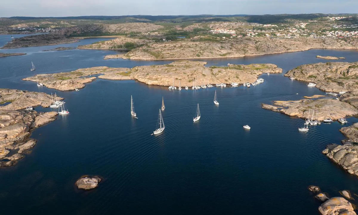 Huöarna och Flatholmen: {"base": "no", "no": "De fleste legger seg meg hekkanker inn mot svaberg, men noen av oss foretrekker friheten ved kun \u00e5 ligge p\u00e5 anker", "se": "De flesta l\u00e4gger sig med h\u00e4ckankare in mot klippor, men n\u00e5gra av oss f\u00f6redrar friheten med att bara ligga p\u00e5 ankar", "en": "Most people go stern anchor against the rock face, but some of us prefer the freedom of just anchoring.", "da": "De fleste l\u00e6gger sig med h\u00e6kanker ind mod klippe, men nogle af os foretr\u00e6kker friheden ved kun at ligge for anker", "fr": "La plupart jettent l'ancre arri\u00e8re contre la roche, mais certains d'entre nous pr\u00e9f\u00e8rent la libert\u00e9 de simplement rester \u00e0 l'ancre.", "de": "Die meisten legen mit Heckanker an den Felsen an, aber einige von uns bevorzugen die Freiheit, nur vor Anker zu liegen.", "es": "La mayor\u00eda se echa con ancla de popa hacia las rocas, pero algunos de nosotros preferimos la libertad de estar solo anclados.", "it": "La maggior parte delle persone ormeggia con l'ancora di poppa contro la scogliera, ma alcuni di noi preferiscono la libert\u00e0 di stare semplicemente all'ancora.", "pt": "A maioria se aproxima com \u00e2ncora de popa at\u00e9 a rocha lisa, mas alguns de n\u00f3s preferimos a liberdade de ficar apenas com \u00e2ncora.", "nl": "De meesten leggen zichzelf met een hekanker tegen de rotskust, maar sommigen van ons geven de voorkeur aan de vrijheid van alleen voor anker liggen.", "pl": "Wi\u0119kszo\u015b\u0107 cumuje ruf\u0105 do ska\u0142, ale niekt\u00f3rzy z nas wol\u0105 swobod\u0119 kotwiczenia na kotwicy.", "uk": "\u0411\u0456\u043b\u044c\u0448\u0456\u0441\u0442\u044c \u043f\u0440\u0438\u0448\u0432\u0430\u0440\u0442\u043e\u0432\u0443\u044e\u0442\u044c\u0441\u044f \u043a\u043e\u0440\u043c\u043e\u0432\u0438\u043c \u044f\u043a\u043e\u0440\u0435\u043c \u0434\u043e \u0441\u043a\u0435\u043b\u044c, \u0430\u043b\u0435 \u0434\u0435\u044f\u043a\u0456 \u0437 \u043d\u0430\u0441 \u043d\u0430\u0434\u0430\u044e\u0442\u044c \u043f\u0435\u0440\u0435\u0432\u0430\u0433\u0443 \u0441\u0432\u043e\u0431\u043e\u0434\u0456, \u043f\u0440\u043e\u0441\u0442\u043e \u0441\u0442\u043e\u044f\u0447\u0438 \u043d\u0430 \u044f\u043a\u043e\u0440\u0456.", "ro": "Cei mai mul\u021bi arunc\u0103 ancora de pupa \u0219i se leag\u0103 de st\u00e2nci, dar unii dintre noi prefer\u0103 libertatea de a sta doar la ancor\u0103.", "tr": "\u00c7o\u011funluk k\u0131\u00e7 taraf\u0131 kayaya ba\u011fl\u0131 olarak konumlan\u0131r, ancak baz\u0131lar\u0131m\u0131z yaln\u0131zca demirde durman\u0131n \u00f6zg\u00fcrl\u00fc\u011f\u00fcn\u00fc tercih eder.", "el": "\u039f\u03b9 \u03c0\u03b5\u03c1\u03b9\u03c3\u03c3\u03cc\u03c4\u03b5\u03c1\u03bf\u03b9 \u03b4\u03ad\u03bd\u03bf\u03c5\u03bd \u03bc\u03b5 \u03c0\u03c1\u03c5\u03bc\u03bd\u03b1\u03af\u03bf \u03ac\u03b3\u03ba\u03c5\u03c1\u03bf \u03c0\u03c1\u03bf\u03c2 \u03c4\u03bf\u03c5\u03c2 \u03b2\u03c1\u03ac\u03c7\u03bf\u03c5\u03c2, \u03b1\u03bb\u03bb\u03ac \u03bc\u03b5\u03c1\u03b9\u03ba\u03bf\u03af \u03b1\u03c0\u03cc \u03b5\u03bc\u03ac\u03c2 \u03c0\u03c1\u03bf\u03c4\u03b9\u03bc\u03bf\u03cd\u03bd \u03c4\u03b7\u03bd \u03b5\u03bb\u03b5\u03c5\u03b8\u03b5\u03c1\u03af\u03b1 \u03c4\u03bf\u03c5 \u03bd\u03b1 \u03b5\u03af\u03bd\u03b1\u03b9 \u03b1\u03b3\u03ba\u03c5\u03c1\u03bf\u03b2\u03bf\u03bb\u03b7\u03bc\u03ad\u03bd\u03bf\u03b9 \u03bc\u03cc\u03bd\u03bf \u03bc\u03b5 \u03ac\u03b3\u03ba\u03c5\u03c1\u03b1.", "cs": "V\u011bt\u0161ina se ukotv\u00ed s kotvou na z\u00e1di sm\u011brem ke skalisku, ale n\u011bkte\u0159\u00ed z n\u00e1s d\u00e1vaj\u00ed p\u0159ednost svobod\u011b zakotven\u00ed pouze na kotv\u011b", "hu": "A legt\u00f6bben a farhorgonyt a szikl\u00e1k fel\u00e9 ir\u00e1ny\u00edtva \u00e1llnak meg, de n\u00e9h\u00e1nyunk ink\u00e1bb a szabads\u00e1got r\u00e9szes\u00edti el\u0151nyben, \u00e9s csak horgonyt vet.", "fi": "Useimmat asettuvat per\u00e4ankkurilla sis\u00e4\u00e4n kalliota vasten, mutta jotkut meist\u00e4 pit\u00e4v\u00e4t vapaudesta olla pelk\u00e4st\u00e4\u00e4n ankkurissa.", "bg": "\u041f\u043e\u0432\u0435\u0447\u0435\u0442\u043e \u0445\u043e\u0440\u0430 \u0445\u0432\u044a\u0440\u043b\u044f\u0442 \u043a\u044a\u0440\u043c\u043e\u0432\u0438\u044f \u043a\u043e\u0442\u0432\u0430 \u043a\u044a\u043c \u0441\u043a\u0430\u043b\u0438\u0442\u0435, \u043d\u043e \u043d\u044f\u043a\u043e\u0438 \u043e\u0442 \u043d\u0430\u0441 \u043f\u0440\u0435\u0434\u043f\u043e\u0447\u0438\u0442\u0430\u0442 \u0441\u0432\u043e\u0431\u043e\u0434\u0430\u0442\u0430 \u0434\u0430 \u0441\u0442\u043e\u044f\u0442 \u0441\u0430\u043c\u043e \u043d\u0430 \u043a\u043e\u0442\u0432\u0430", "sr": "Ve\u0107ina se vezuje krmenim sidrom uz obalu, ali neki od nas vi\u0161e vole slobodu samo sidrenja.", "et": "Enamik trossib oma ahtriankru vastu kalju, kuid m\u00f5ned meist eelistavad vabadust ainult ankru peal lebades", "lv": "Liel\u0101k\u0101 da\u013ca nostiprina laivas ar paka\u013cgala enkuru pie klint\u012bm, bet da\u017ei no mums dod priek\u0161roku br\u012bv\u012bbai, ko sniedz vienk\u0101r\u0161i l\u012b\u0161ana uz enkura", "lt": "Dauguma \u017emoni\u0173 naudoja uosto inkar\u0105 prie uolos, ta\u010diau kai kurie i\u0161 m\u016bs\u0173 m\u0117gsta laisv\u0119, tik stov\u0117dami ant inkaro."}