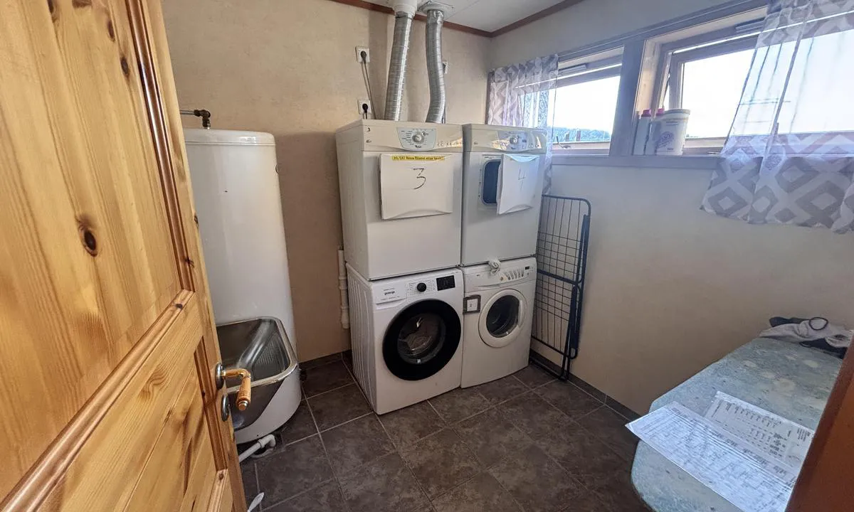 Husnes Båthavn: {"base": "no", "no": "To vaskemaskiner og t\u00f8rketrommler", "se": "Tv\u00e5 tv\u00e4ttmaskiner och torktumlare", "en": "Two washing machines and dryers", "da": "To vaskemaskiner og t\u00f8rretumblere", "fr": "Deux machines \u00e0 laver et des s\u00e8che-linges", "de": "Zwei Waschmaschinen und Trockner", "es": "Dos lavadoras y secadoras", "it": "Due lavatrici e asciugatrici", "pt": "Duas m\u00e1quinas de lavar e secadoras", "nl": "Twee wasmachines en drogers", "pl": "Dwie pralki i suszarki", "uk": "\u0414\u0432\u0456 \u043f\u0440\u0430\u043b\u044c\u043d\u0456 \u043c\u0430\u0448\u0438\u043d\u0438 \u0442\u0430 \u0441\u0443\u0448\u0430\u0440\u043a\u0438", "ro": "Dou\u0103 ma\u0219ini de sp\u0103lat \u0219i usc\u0103toare", "tr": "\u0130ki \u00e7ama\u015f\u0131r makinesi ve kurutma makineleri", "el": "\u0394\u03cd\u03bf \u03c0\u03bb\u03c5\u03bd\u03c4\u03ae\u03c1\u03b9\u03b1 \u03ba\u03b1\u03b9 \u03c3\u03c4\u03b5\u03b3\u03bd\u03c9\u03c4\u03ae\u03c1\u03b9\u03b1", "cs": "Dv\u011b pra\u010dky a su\u0161i\u010dky", "hu": "K\u00e9t mos\u00f3g\u00e9p \u00e9s sz\u00e1r\u00edt\u00f3g\u00e9p", "fi": "Kaksi pesukonetta ja kuivuria", "bg": "\u0414\u0432\u0435 \u043f\u0435\u0440\u0430\u043b\u043d\u0438 \u043c\u0430\u0448\u0438\u043d\u0438 \u0438 \u0441\u0443\u0448\u0438\u043b\u043d\u0438", "sr": "\u0414\u0432\u0435 \u043c\u0430\u0448\u0438\u043d\u0435 \u0437\u0430 \u043f\u0440\u0430\u045a\u0435 \u0438 \u0441\u0443\u0448\u0435\u045a\u0435 \u0432\u0435\u0448\u0430", "et": "Kaks pesumasinat ja kuivatit", "lv": "Divas ve\u013cas mazg\u0101jam\u0101s ma\u0161\u012bnas un divi ve\u013cas \u017e\u0101v\u0113t\u0101ji", "lt": "Dvi skalbimo ma\u0161inos ir d\u017eiovykl\u0117s"}