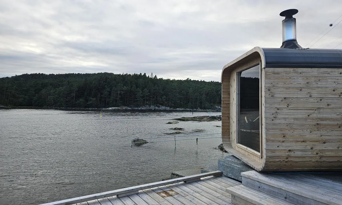 Husnes Båthavn: {"base": "no", "no": "Vedfyrt badstu med plass til 6 personer. Bookes p\u00e5 https://www.vestfjordsauna.no/", "se": "Vedeldad bastu med plats f\u00f6r 6 personer. Boka p\u00e5 https://www.vestfjordsauna.no/", "en": "Wood-fired sauna with space for 6 people. Book at https://www.vestfjordsauna.no/", "da": "<p>Br\u00e6ndefyret sauna med plads til 6 personer. Bookes p\u00e5 <a href=\"https://www.vestfjordsauna.no/\">https://www.vestfjordsauna.no/</a></p>", "fr": "Sauna \u00e0 bois pouvant accueillir 6 personnes. R\u00e9servation sur https://www.vestfjordsauna.no/", "de": "Holzbeheizte Sauna mit Platz f\u00fcr 6 Personen. Buchung auf https://www.vestfjordsauna.no/", "es": "Sauna de le\u00f1a con capacidad para 6 personas. Reservas en https://www.vestfjordsauna.no/", "it": "Sauna a legna con capacit\u00e0 per 6 persone. Prenotazioni su https://www.vestfjordsauna.no/", "pt": "Sauna a lenha com capacidade para 6 pessoas. Reserve em https://www.vestfjordsauna.no/", "nl": "Houtgestookte sauna met plaats voor 6 personen. Te boeken op https://www.vestfjordsauna.no/", "pl": "Sauna opalana drewnem z miejscem dla 6 os\u00f3b. Rezerwuj na https://www.vestfjordsauna.no/", "uk": "\u0414\u0440\u043e\u0432'\u044f\u043d\u0430 \u0441\u0430\u0443\u043d\u0430 \u0437 \u043c\u0456\u0441\u0446\u0435\u043c \u0434\u043b\u044f 6 \u043e\u0441\u0456\u0431. \u041c\u043e\u0436\u043d\u0430 \u0437\u0430\u0431\u0440\u043e\u043d\u044e\u0432\u0430\u0442\u0438 \u043d\u0430 https://www.vestfjordsauna.no/", "ro": "Saun\u0103 cu lemne pentru 6 persoane. Rezerva\u021bi la https://www.vestfjordsauna.no/", "tr": "Odunla \u0131s\u0131nan sauna, 6 ki\u015filik kapasite. https://www.vestfjordsauna.no/ \u00fczerinden rezervasyon yap\u0131labilir.", "el": "\u03a3\u03ac\u03bf\u03c5\u03bd\u03b1 \u03bc\u03b5 \u03be\u03cd\u03bb\u03b1 \u03bc\u03b5 \u03c7\u03ce\u03c1\u03bf \u03b3\u03b9\u03b1 6 \u03ac\u03c4\u03bf\u03bc\u03b1. \u039a\u03c1\u03b1\u03c4\u03ae\u03c3\u03b5\u03b9\u03c2 \u03c3\u03c4\u03bf https://www.vestfjordsauna.no/", "cs": "Sauna na d\u0159evo s kapacitou pro 6 osob. Rezervujte na https://www.vestfjordsauna.no/", "hu": "Fat\u00fczel\u00e9s\u0171 szauna, 6 f\u0151 r\u00e9sz\u00e9re. Foglalhat\u00f3 a https://www.vestfjordsauna.no/ weboldalon", "fi": "Puul\u00e4mmitteinen sauna, johon mahtuu 6 henkil\u00f6\u00e4. Varaa <a href=\"https://www.vestfjordsauna.no/\">t\u00e4\u00e4lt\u00e4</a>.", "bg": "\u0421\u0430\u0443\u043d\u0430\u0442\u0430 \u0441 \u0434\u044a\u0440\u0432\u0430 \u0441 \u043a\u0430\u043f\u0430\u0446\u0438\u0442\u0435\u0442 \u0437\u0430 6 \u0447\u043e\u0432\u0435\u043a\u0430. \u0420\u0435\u0437\u0435\u0440\u0432\u0438\u0440\u0430\u0439\u0442\u0435 \u043d\u0430 https://www.vestfjordsauna.no/", "sr": "Sauna na drva sa kapacitetom za 6 osoba. Rezervi\u0161ite na https://www.vestfjordsauna.no/", "et": "K\u00fcttepuuga saun, mis mahutab kuni 6 inimest. Broneeri aadressil https://www.vestfjordsauna.no/", "lv": "Ar malku kurin\u0101ma pirts ar vietu 6 cilv\u0113kiem. Rezerv\u0113jiet vietni https://www.vestfjordsauna.no/", "lt": "Malkomis k\u016brenama pirtis, talpinanti 6 asmenis. Rezervuokite adresu https://www.vestfjordsauna.no/"}