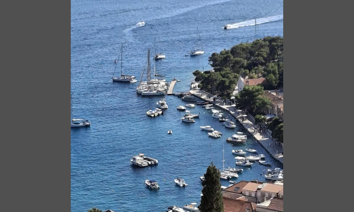 {"base": "no", "no": "Havna i Hvar", "se": "Hamn i Hvar", "en": "The Harbour in Hvar", "da": "Havnen i Hvar", "fr": "Le port de Hvar", "de": "Der Hafen in Hvar", "es": "El puerto en Hvar", "it": "Il porto di Hvar", "pt": "Porto de Hvar", "nl": "De haven van Hvar", "pl": "Port w Hvar", "uk": "\u0413\u0430\u0432\u0430\u043d\u044c \u0443 \u0425\u0432\u0430\u0440\u0456", "ro": "Portul din Hvar", "tr": "Hvar Liman\u0131", "el": "\u03a4\u03bf \u03bb\u03b9\u03bc\u03ac\u03bd\u03b9 \u03c3\u03c4\u03b7 \u03a7\u03b2\u03b1\u03c1", "cs": "P\u0159\u00edstav v Hvaru", "hu": "A hvar-i kik\u00f6t\u0151", "fi": "Hvarin satama", "bg": "\u041f\u0440\u0438\u0441\u0442\u0430\u043d\u0438\u0449\u0435\u0442\u043e \u0432 \u0425\u0432\u0430\u0440", "sr": "\u041b\u0443\u043a\u0430 \u0443 \u0425\u0432\u0430\u0440\u0443", "et": "Sadama Hvar", "lv": "Hvarna osta", "lt": "Hvaro Uostas"}