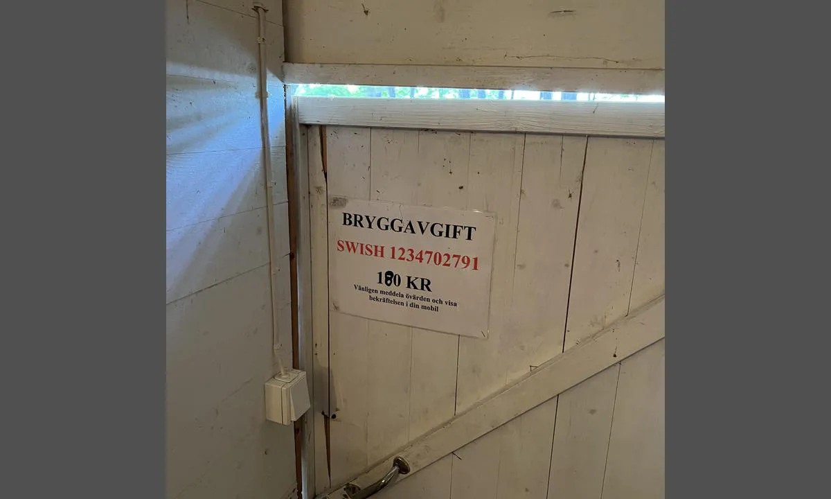Idskär: {"base": "se", "no": "Toalett/ og havneavgift", "se": "Dass/ och hamnavgift", "en": "Toilets / and harbour fee", "da": "Dass/ og havneafgift"}