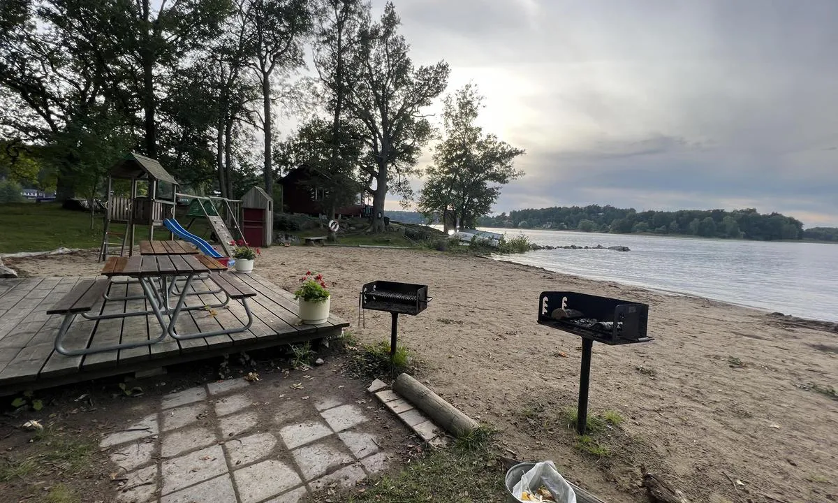 Idskär: {"base": "se", "no": "Lekeplass/strand", "se": "Lekplats/strand", "en": "Playground/beach", "da": "Legeplads/strand"}