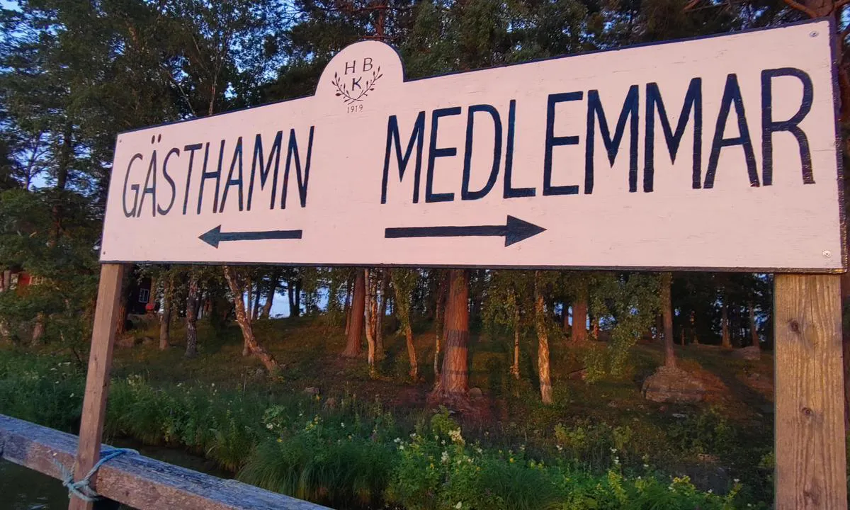 Idskär: {"base": "se", "no": "<p>Brygger rundt \u00f8ya, noen for medlemmer. Str\u00f8m fant vi kun p\u00e5 den s\u00f8rvestlige bryggen, som er for medlemmene men vi fikk ligge der til kl. 12 neste dag, da medlemmene skulle bruke den.</p>", "se": "Bryggor runt \u00f6n, somliga f\u00f6r medlemmar. El hittade vi enbart p\u00e5 sydv\u00e4stra bryggan, som \u00e4r medlemmarnas men vi fick ligga d\u00e4r till kl 12 n\u00e4sta dag, d\u00e5 medlemmar skulle nyttja den.", "en": "Docks around the island, some for members. We found electricity only on the southwest dock, which is for members but we were allowed to stay there until 12 PM the next day, when members would use it.", "da": "Broer rundt om \u00f8en, nogle for medlemmer. Vi fandt elektricitet kun p\u00e5 den sydvestlige bro, som er for medlemmer, men vi fik lov at ligge der til kl. 12 n\u00e6ste dag, da medlemmer skulle benytte den.", "fr": "Il y a des pontons autour de l'\u00eele, certains r\u00e9serv\u00e9s aux membres. Nous avons trouv\u00e9 de l'\u00e9lectricit\u00e9 seulement sur le ponton sud-ouest, qui est pour les membres, mais nous avons pu y rester jusqu'\u00e0 midi le jour suivant, lorsque les membres allaient l'utiliser.", "de": "Stege rund um die Insel, teilweise f\u00fcr Mitglieder. Strom fanden wir nur an dem s\u00fcdwestlichen Steg, der den Mitgliedern geh\u00f6rt, aber wir durften dort bis 12 Uhr am n\u00e4chsten Tag liegen, dann sollten die Mitglieder ihn nutzen.", "es": "Muelles alrededor de la isla, algunos para miembros. Electricidad solo la encontramos en el muelle suroeste, que es para miembros pero pudimos permanecer all\u00ed hasta las 12 del d\u00eda siguiente, cuando los miembros la iban a usar.", "it": "Pontili intorno all'isola, alcuni riservati ai membri. L'elettricit\u00e0 l'abbiamo trovata solo sul pontile sud-occidentale, che \u00e8 riservato ai membri, ma ci \u00e8 stato permesso di rimanere l\u00ec fino alle 12 del giorno successivo, quando i membri avrebbero dovuto utilizzarlo.", "pt": "Cais ao redor da ilha, alguns para membros. Encontramos eletricidade apenas no cais sudoeste, que \u00e9 para os membros, mas pudemos ficar l\u00e1 at\u00e9 as 12h do dia seguinte, quando os membros iriam utiliz\u00e1-lo.", "nl": "Steigers rondom het eiland, sommige alleen voor leden. Elektriciteit vonden we alleen op de zuidwestelijke steiger, die voor leden is, maar we mochten daar blijven tot 12 uur de volgende dag, waarna de leden deze zouden gebruiken.", "pl": "Pomosty wok\u00f3\u0142 wyspy, niekt\u00f3re zarezerwowane dla cz\u0142onk\u00f3w. Pr\u0105d znale\u017ali\u015bmy tylko na po\u0142udniowo-zachodnim pomo\u015bcie, kt\u00f3ry jest przeznaczony dla cz\u0142onk\u00f3w, ale pozwolono nam tam zosta\u0107 do godziny 12 nast\u0119pnego dnia, kiedy cz\u0142onkowie mieli go wykorzysta\u0107.", "uk": "\u041f\u0456\u0440\u0441\u0438 \u043d\u0430\u0432\u043a\u043e\u043b\u043e \u043e\u0441\u0442\u0440\u043e\u0432\u0430, \u0434\u0435\u044f\u043a\u0456 \u0434\u043b\u044f \u0447\u043b\u0435\u043d\u0456\u0432 \u043a\u043b\u0443\u0431\u0443. \u0415\u043b\u0435\u043a\u0442\u0440\u0438\u043a\u0430 \u0431\u0443\u043b\u0430 \u0442\u0456\u043b\u044c\u043a\u0438 \u043d\u0430 \u043f\u0456\u0432\u0434\u0435\u043d\u043d\u043e-\u0437\u0430\u0445\u0456\u0434\u043d\u043e\u043c\u0443 \u043f\u0456\u0440\u0441\u0456, \u044f\u043a\u0438\u0439 \u043f\u0440\u0438\u0437\u043d\u0430\u0447\u0435\u043d\u0438\u0439 \u0434\u043b\u044f \u0447\u043b\u0435\u043d\u0456\u0432, \u0430\u043b\u0435 \u043d\u0430\u043c \u0434\u043e\u0437\u0432\u043e\u043b\u0438\u043b\u0438 \u0437\u0430\u043b\u0438\u0448\u0438\u0442\u0438\u0441\u044f \u0442\u0430\u043c \u0434\u043e 12 \u0433\u043e\u0434\u0438\u043d\u0438 \u043d\u0430\u0441\u0442\u0443\u043f\u043d\u043e\u0433\u043e \u0434\u043d\u044f, \u043a\u043e\u043b\u0438 \u043d\u0438\u043c \u043c\u0430\u043b\u0438 \u0441\u043a\u043e\u0440\u0438\u0441\u0442\u0430\u0442\u0438\u0441\u044f \u0447\u043b\u0435\u043d\u0438.", "ro": "Pontoane \u00een jurul insulei, unele pentru membri. Electricitate am g\u0103sit doar la pontonul sud-vestic, care este pentru membri, dar ni s-a permis s\u0103 st\u0103m acolo p\u00e2n\u0103 la ora 12 a doua zi, c\u00e2nd membrii trebuiau s\u0103-l foloseasc\u0103.", "tr": "Adan\u0131n etraf\u0131nda iskeleler, baz\u0131lar\u0131 \u00fcyeler i\u00e7indir. Elektrik yaln\u0131zca g\u00fcneybat\u0131 iskelesinde bulduk, bu iskele \u00fcyelerindir ama orada ertesi g\u00fcn \u00f6\u011flen 12'ye kadar kalmam\u0131za izin verildi, \u00e7\u00fcnk\u00fc o zaman \u00fcyeler bu iskelenin kullan\u0131m\u0131 ger\u00e7ekle\u015ftirecekti.", "el": "\u03a0\u03c1\u03bf\u03b2\u03bb\u03ae\u03c4\u03b5\u03c2 \u03b3\u03cd\u03c1\u03c9 \u03b1\u03c0\u03cc \u03c4\u03bf \u03bd\u03b7\u03c3\u03af, \u03bc\u03b5\u03c1\u03b9\u03ba\u03ad\u03c2 \u03b3\u03b9\u03b1 \u03bc\u03ad\u03bb\u03b7. \u03a1\u03b5\u03cd\u03bc\u03b1 \u03b2\u03c1\u03ae\u03ba\u03b1\u03bc\u03b5 \u03bc\u03cc\u03bd\u03bf \u03c3\u03c4\u03b7\u03bd \u03bd\u03bf\u03c4\u03b9\u03bf\u03b4\u03c5\u03c4\u03b9\u03ba\u03ae \u03c0\u03c1\u03bf\u03b2\u03bb\u03ae\u03c4\u03b1, \u03b7 \u03bf\u03c0\u03bf\u03af\u03b1 \u03b5\u03af\u03bd\u03b1\u03b9 \u03b3\u03b9\u03b1 \u03c4\u03b1 \u03bc\u03ad\u03bb\u03b7, \u03b1\u03bb\u03bb\u03ac \u03b5\u03c0\u03b9\u03c4\u03c1\u03b5\u03c0\u03cc\u03c4\u03b1\u03bd \u03bd\u03b1 \u03bc\u03b5\u03af\u03bd\u03bf\u03c5\u03bc\u03b5 \u03b5\u03ba\u03b5\u03af \u03bc\u03ad\u03c7\u03c1\u03b9 \u03c4\u03b9\u03c2 12 \u03c4\u03b7\u03bd \u03b5\u03c0\u03cc\u03bc\u03b5\u03bd\u03b7 \u03bc\u03ad\u03c1\u03b1, \u03cc\u03c4\u03b1\u03bd \u03c4\u03b1 \u03bc\u03ad\u03bb\u03b7 \u03b8\u03b1 \u03c4\u03b7\u03bd \u03c7\u03c1\u03b7\u03c3\u03b9\u03bc\u03bf\u03c0\u03bf\u03b9\u03bf\u03cd\u03c3\u03b1\u03bd.", "cs": "Mola kolem ostrova, n\u011bkter\u00e9 pro \u010dleny. Elektriku jsme na\u0161li pouze na jihoz\u00e1padn\u00ed molu, kter\u00e1 je pro \u010dleny, ale mohli jsme tam z\u016fstat do 12 hodin n\u00e1sleduj\u00edc\u00edho dne, kdy ji m\u011bli vyu\u017e\u00edt \u010dlenov\u00e9.", "hu": "A sziget k\u00f6r\u00fcl st\u00e9gek tal\u00e1lhat\u00f3k, n\u00e9melyik a tagok sz\u00e1m\u00e1ra fenntartva. \u00c1ramot csak a d\u00e9lnyugati st\u00e9gen tal\u00e1ltunk, amely a tagok\u00e9, de ott maradhattunk m\u00e1snap d\u00e9lig, amikor a tagoknak kellett haszn\u00e1lniuk azt.", "fi": "Laitureita ymp\u00e4ri saarta, jotkut j\u00e4senille. S\u00e4hk\u00f6\u00e4 l\u00f6ysimme vain lounaislaiturilla, joka on j\u00e4senten, mutta saimme olla siell\u00e4 seuraavaan p\u00e4iv\u00e4\u00e4n klo 12 asti, jolloin j\u00e4senet alkaisivat k\u00e4ytt\u00e4\u00e4 sit\u00e4.", "bg": "\u041a\u0435\u0439\u043e\u0432\u0435 \u043e\u043a\u043e\u043b\u043e \u043e\u0441\u0442\u0440\u043e\u0432\u0430, \u043d\u044f\u043a\u043e\u0438 \u0437\u0430 \u0447\u043b\u0435\u043d\u043e\u0432\u0435. \u0422\u043e\u043a \u043d\u0430\u043c\u0435\u0440\u0438\u0445\u043c\u0435 \u0441\u0430\u043c\u043e \u043d\u0430 \u044e\u0433\u043e\u0437\u0430\u043f\u0430\u0434\u043d\u0438\u044f \u043a\u0435\u0439, \u043a\u043e\u0439\u0442\u043e \u0435 \u0437\u0430 \u0447\u043b\u0435\u043d\u043e\u0432\u0435, \u043d\u043e \u043d\u0438 \u043f\u043e\u0437\u0432\u043e\u043b\u0438\u0445\u0430 \u0434\u0430 \u0441\u0442\u043e\u0438\u043c \u0442\u0430\u043c \u0434\u043e 12 \u0447\u0430\u0441\u0430 \u043d\u0430 \u0441\u043b\u0435\u0434\u0432\u0430\u0449\u0438\u044f \u0434\u0435\u043d, \u043a\u043e\u0433\u0430\u0442\u043e \u0447\u043b\u0435\u043d\u043e\u0432\u0435\u0442\u0435 \u0442\u0440\u044f\u0431\u0432\u0430\u0448\u0435 \u0434\u0430 \u0433\u043e \u0438\u0437\u043f\u043e\u043b\u0437\u0432\u0430\u0442.", "sr": "Dokovi oko ostrva, neki su za \u010dlanove. Struju smo na\u0161li samo na jugozapadnom doku, koji je za \u010dlanove, ali smo mogli ostati tamo do 12 sati slede\u0107eg dana, kada su \u010dlanovi trebali da ga koriste.", "et": "Sillad \u00fcmber saare, m\u00f5ned sobivad liikmetele. Elektrit leidsime ainult edelapoolsest sillast, mis on liikmetele, aga saime seal olla j\u00e4rgmise p\u00e4eva kella 12-ni, kui liikmed pidid seda kasutama.", "lv": "Piest\u0101tnes apk\u0101rt salai, da\u017eas no t\u0101m ir tikai biedriem. Elektr\u012bbu atrad\u0101m tikai dienvidrietumu piest\u0101tn\u0113, kas ir biedru piest\u0101tne, bet mums \u013c\u0101va tur st\u0101v\u0113t l\u012bdz n\u0101kam\u0101s dienas plkst. 12, kad piest\u0101tni izmantos biedri.", "lt": "Aplink sal\u0105 yra prieplaukos, kai kurios skirtos nariams. Elektr\u0105 radome tik pietvakarin\u0117je prieplaukoje, kuri skirta nariams, bet mums buvo leista ten b\u016bti iki kitos dienos 12 valandos, kai prieplauka tur\u0117jo b\u016bti naudojama nariams."}