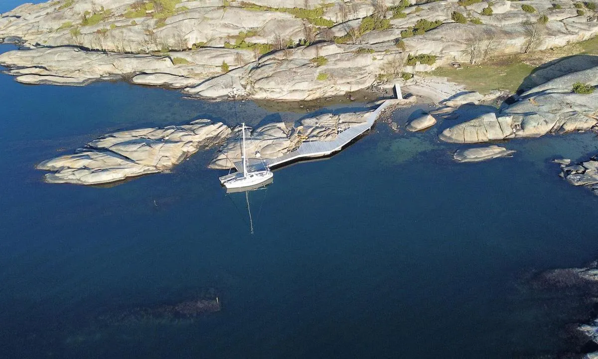 Nordbrygga på Ildverket. Off season kan du ligge longsides, men i sesongen er det anker ut bak og baugen mot brygga. Som du ser på bildet er det 2 grunner begge er merket med små staker. Der seilbåten ligger er det gode dybder men det blir fort grunnere lenger inn på brygga