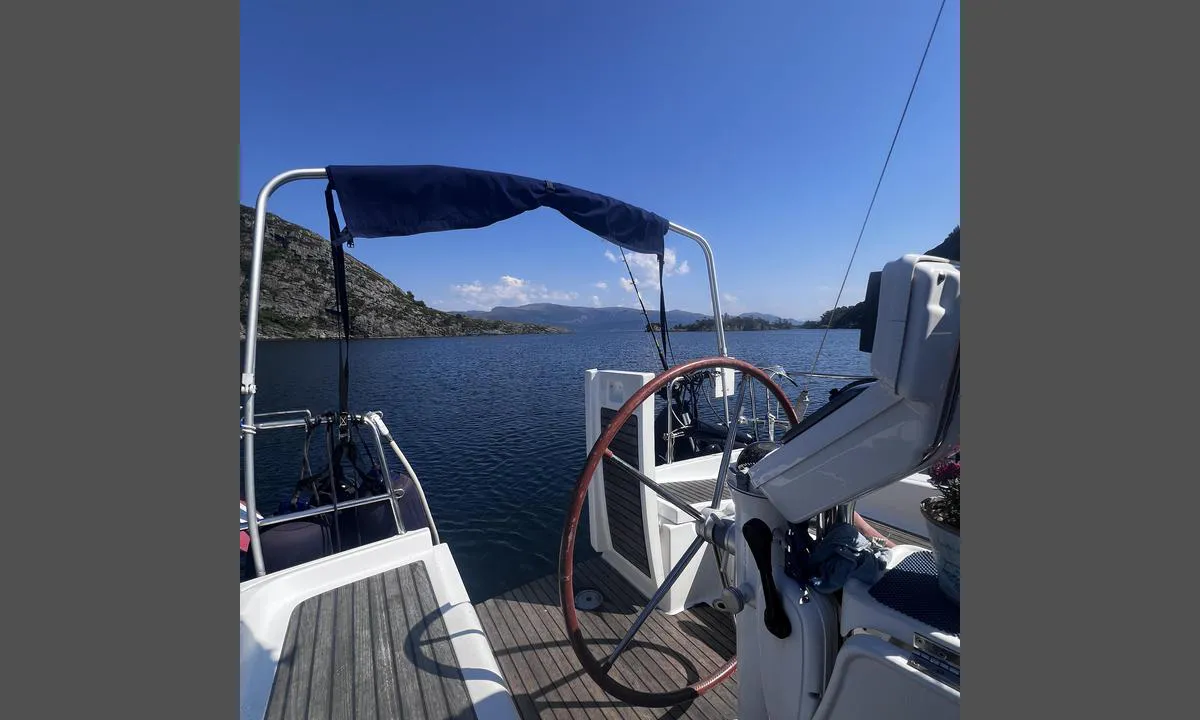 Indre Hovdevågen: {"base": "no", "no": "Innseilig fra \u00f8st", "se": "Insegling fr\u00e5n \u00f6st", "en": "Approach from the east", "da": "Indsejling fra \u00f8st", "fr": "Arriv\u00e9e par l'est", "de": "Einlauf von Osten", "es": "Entrada desde el este", "it": "Ingresso da est", "pt": "Entrada pelo leste", "nl": "Invaren vanuit het oosten", "pl": "Podej\u015bcie od wschodu", "uk": "\u0417\u0430\u0445\u043e\u0434\u0436\u0435\u043d\u043d\u044f \u0437\u0456 \u0441\u0445\u043e\u0434\u0443", "ro": "Intrare din est", "tr": "Do\u011fudan yakla\u015fma", "el": "\u0395\u03af\u03c3\u03bf\u03b4\u03bf\u03c2 \u03b1\u03c0\u03cc \u03c4\u03b7\u03bd \u03b1\u03bd\u03b1\u03c4\u03bf\u03bb\u03ae", "cs": "Vjezd od v\u00fdchodu", "hu": "Bejut\u00e1s keletr\u0151l", "fi": "L\u00e4hestyminen id\u00e4st\u00e4", "bg": "\u0412\u0445\u043e\u0434 \u043e\u0442 \u0438\u0437\u0442\u043e\u043a", "sr": "Ulaz sa istoka", "et": "Sisses\u00f5it idast", "lv": "Iebrauk\u0161ana no austrumiem", "lt": "\u012eplaukimas i\u0161 ryt\u0173"}