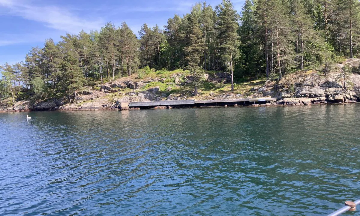 Brygge ligger 50meter innenfor ytre brygge. Vi valgte å ligge med anker og inn mot brygga da vi har seilbåt. Går ikke longside ser det ut til. Flott sted dersom vindretning er riktig - og fin kvelds sol