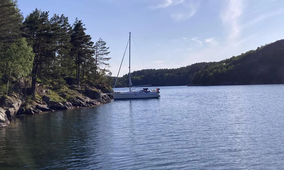 Indre Stølen: Bred og fin trebrygge med bord og grill/bålpannemulighet stående. Seilbåt må ligge med anker og inn mot brygge.