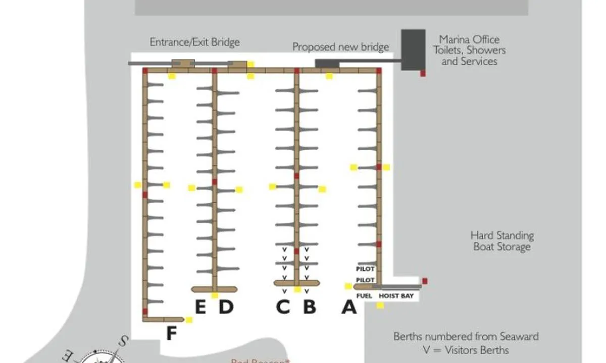 Inverness Marina: {"base": "no", "no": "Gjesteplasser er ytterst p\u00e5 B og C bryggen, de f\u00f8rste plassene man ser n\u00e5r man kommer inn i havnen.", "se": "G\u00e4stplatser finns ytterst p\u00e5 B- och C-bryggan, de f\u00f6rsta platserna man ser n\u00e4r man kommer in i hamnen.", "en": "Guest spots are at the outermost parts of B and C docks, the first spots you see when you enter the harbor.", "da": "G\u00e6stepladser er yderst p\u00e5 B og C broen, de f\u00f8rste pladser man ser, n\u00e5r man kommer ind i havnen.", "fr": "Les places pour les invit\u00e9s se trouvent \u00e0 l'extr\u00e9mit\u00e9 des jet\u00e9es B et C, les premi\u00e8res places que l'on voit en entrant dans le port.", "de": "G\u00e4stepl\u00e4tze befinden sich ganz au\u00dfen an den Stegen B und C, die ersten Pl\u00e4tze, die man sieht, wenn man in den Hafen hereinkommt.", "es": "Los lugares de amarre para visitantes est\u00e1n al final del muelle B y C, los primeros lugares que se ven al entrar en el puerto.", "it": "I posti per ospiti sono all'esterno dei moli B e C, i primi posti che si vedono quando si entra nel porto.", "pt": "Os lugares para visitantes est\u00e3o na extremidade dos cais B e C, os primeiros lugares que se v\u00ea ao entrar no porto.", "nl": "Gastenplaatsen bevinden zich aan de uiteinden van de B- en C-pieren, de eerste plaatsen die men ziet bij het binnenkomen van de haven.", "pl": "Miejsca dla go\u015bci znajduj\u0105 si\u0119 na ko\u0144cach pomost\u00f3w B i C, na pierwszych miejscach, kt\u00f3re wida\u0107 po wej\u015bciu do portu.", "uk": "\u0413\u043e\u0441\u0442\u044c\u043e\u0432\u0456 \u043c\u0456\u0441\u0446\u044f \u0437\u043d\u0430\u0445\u043e\u0434\u044f\u0442\u044c\u0441\u044f \u043d\u0430 \u0441\u0430\u043c\u0456\u0439 \u043a\u0440\u0430\u0439\u043d\u0456\u0439 \u0447\u0430\u0441\u0442\u0438\u043d\u0456 \u043f\u0440\u0438\u0447\u0430\u043b\u0456\u0432 B \u0456 C, \u0446\u0435 \u043f\u0435\u0440\u0448\u0456 \u043c\u0456\u0441\u0446\u044f, \u044f\u043a\u0456 \u0432\u0438 \u0431\u0430\u0447\u0438\u0442\u0435, \u043a\u043e\u043b\u0438 \u0432\u0445\u043e\u0434\u0438\u0442\u0435 \u0432 \u0433\u0430\u0432\u0430\u043d\u044c.", "ro": "Locurile pentru oaspe\u021bi sunt la cap\u0103tul de pe digul B \u0219i C, primele locuri pe care le vede\u021bi c\u00e2nd intra\u021bi \u00een port.", "tr": "Misafir yerleri B ve C iskelelerinin en u\u00e7 k\u0131s\u0131mlar\u0131ndad\u0131r, limana giri\u015f yapt\u0131\u011f\u0131n\u0131zda ilk g\u00f6rd\u00fc\u011f\u00fcn\u00fcz yerlerdir.", "el": "\u039f\u03b9 \u03b8\u03ad\u03c3\u03b5\u03b9\u03c2 \u03b5\u03c0\u03b9\u03c3\u03ba\u03b5\u03c0\u03c4\u03ce\u03bd \u03b2\u03c1\u03af\u03c3\u03ba\u03bf\u03bd\u03c4\u03b1\u03b9 \u03c3\u03c4\u03bf \u03ac\u03ba\u03c1\u03bf \u03c4\u03c9\u03bd \u03c0\u03c1\u03bf\u03b2\u03bb\u03b7\u03c4\u03ce\u03bd \u0392 \u03ba\u03b1\u03b9 \u0393, \u03bf\u03b9 \u03c0\u03c1\u03ce\u03c4\u03b5\u03c2 \u03b8\u03ad\u03c3\u03b5\u03b9\u03c2 \u03c0\u03bf\u03c5 \u03b2\u03bb\u03ad\u03c0\u03b5\u03b9 \u03ba\u03b1\u03bd\u03b5\u03af\u03c2 \u03cc\u03c4\u03b1\u03bd \u03bc\u03c0\u03b1\u03af\u03bd\u03b5\u03b9 \u03c3\u03c4\u03bf \u03bb\u03b9\u03bc\u03ac\u03bd\u03b9.", "cs": "M\u00edsta pro hosty jsou na vn\u011bj\u0161\u00edm okraji molo B a C, prvn\u00ed m\u00edsta, kter\u00e1 uvid\u00edte, kdy\u017e p\u0159iplujete do p\u0159\u00edstavu.", "hu": "Vend\u00e9ghelyek a B \u00e9s C m\u00f3l\u00f3 k\u00fcls\u0151 r\u00e9sz\u00e9n tal\u00e1lhat\u00f3k, az els\u0151 helyek, amelyeket l\u00e1tni lehet, amikor az ember bel\u00e9p a kik\u00f6t\u0151be.", "fi": "Vieraspaikat ovat B- ja C-laiturien ulkopuolella, ensimm\u00e4isill\u00e4 paikoilla, jotka n\u00e4et tullessasi satamaan.", "bg": "\u0413\u043e\u0441\u0442\u0443\u0432\u0430\u0449\u0438\u0442\u0435 \u043c\u0435\u0441\u0442\u0430 \u0441\u0430 \u043d\u0430 \u043d\u0430\u0439-\u0432\u044a\u043d\u0448\u043d\u0430\u0442\u0430 \u0447\u0430\u0441\u0442 \u043d\u0430 \u043a\u0435\u0439\u043e\u0432\u0435\u0442\u0435 B \u0438 C, \u043f\u044a\u0440\u0432\u0438\u0442\u0435 \u043c\u0435\u0441\u0442\u0430, \u043a\u043e\u0438\u0442\u043e \u0432\u0438\u0436\u0434\u0430\u0442\u0435, \u043a\u043e\u0433\u0430\u0442\u043e \u0432\u043b\u0438\u0437\u0430\u0442\u0435 \u0432 \u043f\u0440\u0438\u0441\u0442\u0430\u043d\u0438\u0449\u0435\u0442\u043e.", "sr": "Gostuju\u0107a mesta su na krajevima B i C pristani\u0161ta, prva mesta koja se vide kada se u\u0111e u luku.", "et": "K\u00fclalisplatsid asuvad B ja C kai \u200b\u200botsas, esimesed kohad, mida n\u00e4eb sadamasse sisenemisel.", "lv": "Viesu vietas ir \u0101rmal\u0101 B un C piest\u0101tnei, pirm\u0101s vietas, ko ieraudz\u012bsiet, ien\u0101kot ost\u0101.", "lt": "Sve\u010di\u0173 vietos yra prie B ir C prieplaukos gal\u0173, pirmosios vietos, kurias pamatysite \u012fplaukdami \u012f uost\u0105."}