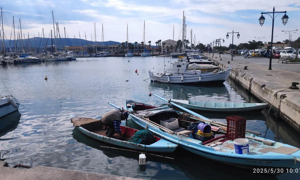 Ionian Sails - Lefkas Base: {"base": "en", "no": "Bilde av den lokale b\u00e5tbassenget i Lefkas Marina. Ser s\u00f8rover, med en lokal fisker som sjekker garnene sine og forbereder seg p\u00e5 en dags fiske.", "se": "Bild av den lokala b\u00e5tbass\u00e4ngen i Lefkas Marina. Tittar s\u00f6derut, med en lokal fiskare som kontrollerar sina n\u00e4t och f\u00f6rbereder sig f\u00f6r en dags fiske.", "en": "Picture of the local boats basin in Lefkas Marina. Looking southwards, with a local fisherman checking his nets, preparing for a day's fishing.", "da": "Billede af det lokale b\u00e5debasin i Lefkas Marina. Ser mod syd, med en lokal fisker der kontrollerer sine net og forbereder sig p\u00e5 en dags fiskeri.", "fr": "Image du bassin des bateaux locaux dans la Marina de Lefkas. En regardant vers le sud, avec un p\u00eacheur local v\u00e9rifiant ses filets, se pr\u00e9parant pour une journ\u00e9e de p\u00eache.", "de": "Bild des lokalen Bootbeckens in der Lefkas Marina. Blick nach S\u00fcden, mit einem einheimischen Fischer, der seine Netze \u00fcberpr\u00fcft und sich auf einen Tag des Fischfangs vorbereitet.", "es": "Imagen de la cuenca de botes locales en la Marina de Lefkas. Mirando hacia el sur, con un pescador local revisando sus redes, prepar\u00e1ndose para un d\u00eda de pesca.", "it": "Immagine del bacino delle barche locali nella Marina di Lefkas. Guardando verso sud, con un pescatore locale che controlla le sue reti, preparandosi per una giornata di pesca.", "pt": "Foto da bacia de barcos locais na Marina de Lefkas. Olhando para o sul, com um pescador local verificando suas redes, preparando-se para um dia de pesca.", "nl": "Afbeelding van het plaatselijke botenbassin in Lefkas Marina. Kijkend naar het zuiden, met een lokale visser die zijn netten controleert en zich voorbereidt op een dag vissen.", "pl": "Zdj\u0119cie lokalnej przystani \u0142odzi w marinie Lefkas. Patrz\u0105c na po\u0142udnie, z lokalnym rybakiem sprawdzaj\u0105cym swoje sieci, przygotowuj\u0105cym si\u0119 na dzie\u0144 po\u0142owu.", "uk": "\u0424\u043e\u0442\u043e\u0433\u0440\u0430\u0444\u0456\u044f \u043c\u0456\u0441\u0446\u0435\u0432\u043e\u0433\u043e \u0431\u0430\u0441\u0435\u0439\u043d\u0443 \u0434\u043b\u044f \u0447\u043e\u0432\u043d\u0456\u0432 \u0443 \u043c\u0430\u0440\u0438\u043d\u0456 \u041b\u0435\u0444\u043a\u0430\u0441. \u0414\u0438\u0432\u043b\u044f\u0447\u0438\u0441\u044c \u043d\u0430 \u043f\u0456\u0432\u0434\u0435\u043d\u044c, \u043c\u0456\u0441\u0446\u0435\u0432\u0438\u0439 \u0440\u0438\u0431\u0430\u043b\u043a\u0430 \u043f\u0435\u0440\u0435\u0432\u0456\u0440\u044f\u0454 \u0441\u0432\u043e\u0457 \u0441\u0456\u0442\u0456, \u0433\u043e\u0442\u0443\u044e\u0447\u0438\u0441\u044c \u0434\u043e \u0440\u043e\u0431\u043e\u0447\u043e\u0433\u043e \u0434\u043d\u044f.", "ro": "Fotografie a bazinului local pentru b\u0103rci din Marina Lefkas. Privind spre sud, cu un pescar local verific\u00e2ndu-\u0219i plasele, preg\u0103tindu-se pentru o zi de pescuit.", "tr": "<p>Lefkas Marinas\u0131'ndaki yerel teknelerin havuzunun resmi. G\u00fcney y\u00f6n\u00fcne do\u011fru bak\u0131ld\u0131\u011f\u0131nda, a\u011flar\u0131n\u0131 kontrol eden yerel bir bal\u0131k\u00e7\u0131, bir g\u00fcnl\u00fck bal\u0131k av\u0131na haz\u0131rlanmaktad\u0131r.</p>", "el": "\u0395\u03b9\u03ba\u03cc\u03bd\u03b1 \u03c4\u03b7\u03c2 \u03bb\u03b5\u03ba\u03ac\u03bd\u03b7\u03c2 \u03c4\u03c9\u03bd \u03c4\u03bf\u03c0\u03b9\u03ba\u03ce\u03bd \u03c3\u03ba\u03b1\u03c6\u03ce\u03bd \u03c3\u03c4\u03b7 \u039c\u03b1\u03c1\u03af\u03bd\u03b1 \u039b\u03b5\u03c5\u03ba\u03ac\u03b4\u03b1\u03c2. \u039a\u03bf\u03b9\u03c4\u03ac\u03b6\u03bf\u03bd\u03c4\u03b1\u03c2 \u03c0\u03c1\u03bf\u03c2 \u03c4\u03bf\u03bd \u03bd\u03cc\u03c4\u03bf, \u03bc\u03b5 \u03ad\u03bd\u03b1\u03bd \u03c4\u03bf\u03c0\u03b9\u03ba\u03cc \u03c8\u03b1\u03c1\u03ac \u03c0\u03bf\u03c5 \u03b5\u03bb\u03ad\u03b3\u03c7\u03b5\u03b9 \u03c4\u03b1 \u03b4\u03af\u03c7\u03c4\u03c5\u03b1 \u03c4\u03bf\u03c5, \u03c0\u03c1\u03bf\u03b5\u03c4\u03bf\u03b9\u03bc\u03b1\u03b6\u03cc\u03bc\u03b5\u03bd\u03bf\u03c2 \u03b3\u03b9\u03b1 \u03bc\u03b9\u03b1 \u03b7\u03bc\u03ad\u03c1\u03b1 \u03c8\u03b1\u03c1\u03ad\u03bc\u03b1\u03c4\u03bf\u03c2.", "cs": "Obr\u00e1zek m\u00edstn\u00ed n\u00e1mo\u0159n\u00edky v p\u0159\u00edstavu Lefkas. Pohled na jih, s m\u00edstn\u00edm ryb\u00e1\u0159em kontroluj\u00edc\u00edm sv\u00e9 s\u00edt\u011b, p\u0159ipravuj\u00edc\u00edm se na den rybolovu.", "hu": "K\u00e9p a helyi haj\u00f3medenc\u00e9r\u0151l a Lefkas Marina-ban. D\u00e9l fel\u00e9 n\u00e9zve, egy helyi hal\u00e1sszal, aki ellen\u0151rzi h\u00e1l\u00f3it, felk\u00e9sz\u00fclve egy napnyi hal\u00e1szatra.", "fi": "Kuva Lefkasin Marinassa sijaitsevasta paikallisesta veneiden altaasta. Etel\u00e4\u00e4n p\u00e4in katsoen, paikallinen kalastaja tarkistaa verkkojaan ja valmistautuu p\u00e4iv\u00e4n kalastukseen.", "bg": "\u0421\u043d\u0438\u043c\u043a\u0430 \u043d\u0430 \u043c\u0435\u0441\u0442\u043d\u0438\u044f \u043f\u0440\u0438\u0441\u0442\u0430\u043d\u0438\u0449\u0435\u043d \u0431\u0430\u0441\u0435\u0439\u043d \u0432 \u041c\u0430\u0440\u0438\u043d\u0430 \u041b\u0435\u0444\u043a\u0430\u0441. \u041f\u043e\u0433\u043b\u0435\u0434 \u043d\u0430 \u044e\u0433, \u0441 \u043c\u0435\u0441\u0442\u0435\u043d \u0440\u0438\u0431\u0430\u0440, \u043a\u043e\u0439\u0442\u043e \u043f\u0440\u043e\u0432\u0435\u0440\u044f\u0432\u0430 \u043c\u0440\u0435\u0436\u0438\u0442\u0435 \u0441\u0438, \u043f\u043e\u0434\u0433\u043e\u0442\u0432\u044f\u0439\u043a\u0438 \u0441\u0435 \u0437\u0430 \u0440\u0438\u0431\u043e\u043b\u043e\u0432\u043d\u0438\u044f \u0434\u0435\u043d.", "sr": "Slika lokalnog bazena za \u010damce u marini Lefkas. Gledaju\u0107i ka jugu, sa lokalnim ribarom koji proverava svoje mre\u017ee, pripremaju\u0107i se za dan ribolova.", "et": "Pilt kohalikust paadisadamast Lefkas Marina'st. Vaade l\u00f5una suunas, kus kohalik kalur kontrollib oma v\u00f5rke ja valmistub p\u00e4eva kalap\u00fc\u00fcgiks.", "lv": "Att\u0113ls ar viet\u0113jo laivu baseinu Lefkasas Marin\u0101. V\u0113rsts uz dienvidiem, ar viet\u0113jo zvejnieku, kur\u0161 p\u0101rbauda savus t\u012bklus, gatavojoties zvejas dienai.", "lt": "Nuotrauka i\u0161 vietini\u0173 val\u010di\u0173 baseino Lefkas Marin\u0117je. \u017di\u016brint \u012f pietus, matomas vietinis \u017evejys, tikrinantis savo tinklus, ruo\u0161damasis dienos \u017evejybai."}
