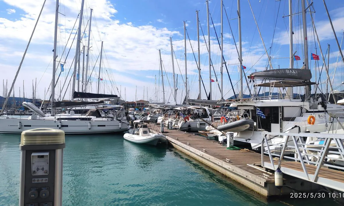 Ionian Sails - Lefkas Base: {"base": "en", "no": "Charterb\u00e5t-pontong med assisterende rib-fart\u00f8y i forgrunnen. Kommunal tjenestepedestal, ogs\u00e5 i forgrunnen, fungerer ikke.", "se": "Charterb\u00e5tens ponton med assistansribbfartyg i f\u00f6rgrunden. Den kommunala servicestolpen, ocks\u00e5 i f\u00f6rgrunden, fungerar inte.", "en": "Charter boat pontoon with assistance rib vessel in the foreground. The municipal services pedestal, also in the foreground, is not functioning.", "da": "Charterb\u00e5ds ponton med assistance ribb\u00e5d i forgrunden. Den kommunale service stander, ogs\u00e5 i forgrunden, fungerer ikke.", "fr": "Pontons de bateaux de location avec un bateau rib d'assistance au premier plan. Le socle des services municipaux, \u00e9galement au premier plan, ne fonctionne pas.", "de": "Charterboot-Ponton mit Assistenz-Rib-Fahrzeug im Vordergrund. Der Gemeindedienst-Pfeiler, ebenfalls im Vordergrund, funktioniert nicht.", "es": "Ponton de barcos de alquiler con embarcaci\u00f3n de asistencia en primer plano. El pedestal de servicios municipales, tambi\u00e9n en primer plano, no est\u00e1 funcionando.", "it": "Pontile di noleggio barche con gommone assistente in primo piano. Il piedistallo dei servizi municipali, anch'esso in primo piano, non \u00e8 funzionante.", "pt": "Pont\u00e3o de barco charter com embarca\u00e7\u00e3o auxiliar rib em primeiro plano. O pedestal de servi\u00e7os municipais, tamb\u00e9m em primeiro plano, n\u00e3o est\u00e1 funcionando.", "nl": "Charter boot ponton met assistentie rib vaartuig op de voorgrond. De gemeentelijke dienstzuil, ook op de voorgrond, functioneert niet.", "pl": "Ponton wynajmu \u0142odzi z \u0142odzi\u0105 pomocnicz\u0105 na pierwszym planie. Postument s\u0142u\u017cb miejskich, r\u00f3wnie\u017c na pierwszym planie, nie dzia\u0142a.", "uk": "\u041f\u0440\u0438\u0447\u0430\u043b\u044c\u043d\u0438\u0439 \u043f\u043e\u043d\u0442\u043e\u043d \u0434\u043b\u044f \u0447\u0430\u0440\u0442\u0435\u0440\u043d\u0438\u0445 \u0447\u043e\u0432\u043d\u0456\u0432 \u0437 \u0434\u043e\u043f\u043e\u043c\u0456\u0436\u043d\u0438\u043c RIB \u0447\u043e\u0432\u043d\u043e\u043c \u043d\u0430 \u043f\u0435\u0440\u0435\u0434\u043d\u044c\u043e\u043c\u0443 \u043f\u043b\u0430\u043d\u0456. \u041f\u043e\u0441\u0442\u0430\u043c\u0435\u043d\u0442 \u043c\u0443\u043d\u0456\u0446\u0438\u043f\u0430\u043b\u044c\u043d\u0438\u0445 \u043f\u043e\u0441\u043b\u0443\u0433, \u0442\u0430\u043a\u043e\u0436 \u043d\u0430 \u043f\u0435\u0440\u0435\u0434\u043d\u044c\u043e\u043c\u0443 \u043f\u043b\u0430\u043d\u0456, \u043d\u0435 \u0444\u0443\u043d\u043a\u0446\u0456\u043e\u043d\u0443\u0454.", "ro": "Ponton pentru b\u0103rci charter cu o barc\u0103 rib de asisten\u021b\u0103 \u00een prim plan. Piesajul pentru servicii municipale, de asemenea \u00een prim plan, nu func\u021bioneaz\u0103.", "tr": "\u00d6n planda bir yard\u0131m botu ile birlikte charter tekneleri pontonu. \u00d6n planda bulunan belediye hizmetleri \u00fcnitesi \u00e7al\u0131\u015fm\u0131yor.", "el": "\u03a0\u03bb\u03c9\u03c4\u03ae\u03c1\u03b1\u03c2 \u03b5\u03bd\u03bf\u03b9\u03ba\u03b9\u03b1\u03c3\u03bc\u03ad\u03bd\u03c9\u03bd \u03c3\u03ba\u03b1\u03c6\u03ce\u03bd \u03bc\u03b5 \u03c3\u03ba\u03ac\u03c6\u03bf\u03c2 \u03b2\u03bf\u03b7\u03b8\u03b7\u03c4\u03b9\u03ba\u03cc \u03c1\u03b9\u03bc\u03c0 \u03c3\u03c4\u03bf \u03c0\u03c1\u03bf\u03c3\u03ba\u03ae\u03bd\u03b9\u03bf. \u03a4\u03bf \u03c5\u03c0\u03cc\u03b2\u03b1\u03b8\u03c1\u03bf \u03c5\u03c0\u03b7\u03c1\u03b5\u03c3\u03b9\u03ce\u03bd \u03c4\u03bf\u03c5 \u03b4\u03ae\u03bc\u03bf\u03c5, \u03b5\u03c0\u03af\u03c3\u03b7\u03c2 \u03c3\u03c4\u03bf \u03c0\u03c1\u03bf\u03c3\u03ba\u03ae\u03bd\u03b9\u03bf, \u03b4\u03b5\u03bd \u03bb\u03b5\u03b9\u03c4\u03bf\u03c5\u03c1\u03b3\u03b5\u03af.", "cs": "Pont\u00f3n pro charterov\u00e9 lod\u011b s asisten\u010dn\u00edm rib plavidlem v pop\u0159ed\u00ed. Sloupek komun\u00e1ln\u00edch slu\u017eeb, tak\u00e9 v pop\u0159ed\u00ed, nefunguje.", "hu": "Charter haj\u00f3ponton seg\u00edts\u00e9gny\u00fajt\u00f3 bord\u00e1s j\u00e1rm\u0171vel az el\u0151t\u00e9rben. A k\u00f6zszolg\u00e1ltat\u00e1sok talapzata, szint\u00e9n az el\u0151t\u00e9rben, nem m\u0171k\u00f6dik.", "fi": "Vuokraveneiden ponttoni, apualus rib n\u00e4kyviss\u00e4 etualalla. Kunnallistekninen palvelupylv\u00e4s, my\u00f6s etualalla, ei toimi.", "bg": "\u041f\u043e\u043d\u0442\u043e\u043d \u0437\u0430 \u0447\u0430\u0440\u0442\u044a\u0440\u043d\u0438 \u043b\u043e\u0434\u043a\u0438 \u0441 \u043f\u043e\u043c\u043e\u0449\u043d\u043e \u0440\u0435\u0431\u043e\u0440\u043d\u043e \u043f\u043b\u0430\u0432\u0430\u0442\u0435\u043b\u043d\u043e \u0441\u0440\u0435\u0434\u0441\u0442\u0432\u043e \u043d\u0430 \u043f\u0440\u0435\u0434\u0435\u043d \u043f\u043b\u0430\u043d. \u041f\u0438\u0435\u0434\u0435\u0441\u0442\u0430\u043b\u044a\u0442 \u043d\u0430 \u043e\u0431\u0449\u0438\u043d\u0441\u043a\u0438\u0442\u0435 \u0443\u0441\u043b\u0443\u0433\u0438, \u0441\u044a\u0449\u043e \u043d\u0430 \u043f\u0440\u0435\u0434\u0435\u043d \u043f\u043b\u0430\u043d, \u043d\u0435 \u0440\u0430\u0431\u043e\u0442\u0438.", "sr": "Charter brodski ponton sa pomo\u0107nim ribarskim plovilom u prvom planu. Komunalni uslu\u017eni pijedestal, tako\u0111e u prvom planu, ne funkcioni\u0161e.", "et": "T\u0161arterpaadi ujuvsild koos abiribi laevaga esiplaanil. Ka munitsipaalteenuste post, samuti esiplaanil, ei t\u00f6\u00f6ta.", "lv": "\u010cartera laivu pontons ar pal\u012bglaivu priek\u0161pl\u0101n\u0101. Pa\u0161vald\u012bbas pakalpojumu stabs, kas ar\u012b ir priek\u0161pl\u0101n\u0101, nav darba k\u0101rt\u012bb\u0101.", "lt": "\u010carterinio laivo pontonas su pagalbos rib laivu pirmame plane. Savivaldyb\u0117s paslaug\u0173 stovas, taip pat pirmame plane, neveikia."}