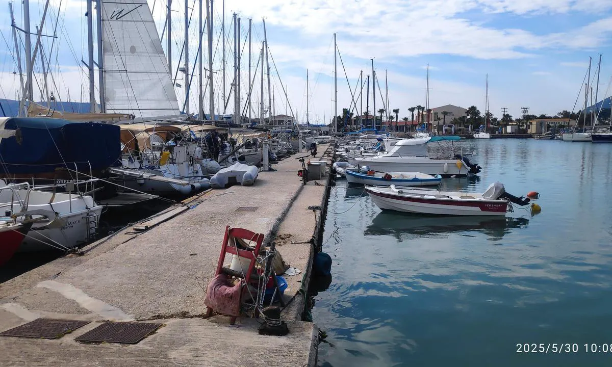 Ionian Sails - Lefkas Base: {"base": "en", "no": "Denne betongbryggen skiller det lokale b\u00e5tbassenget til h\u00f8yre fra de lokale seilb\u00e5tene til venstre. Bes\u00f8kende seilb\u00e5ter er ikke veldig velkomne her.", "se": "Denna betongpir separerar den lokala b\u00e5tbas\u00e4ngen till h\u00f6ger fr\u00e5n de lokala yachterna till v\u00e4nster. Bes\u00f6kande yachter \u00e4r inte s\u00e4rskilt v\u00e4lkomna h\u00e4r.", "en": "This concrete pier separates the local boat basin on the right from the local yachts on the left. Visiting yachts are not very welcome here.", "da": "<p>Dette betonkaj adskiller den lokale b\u00e5dbassin til h\u00f8jre fra de lokale lystb\u00e5de til venstre. Bes\u00f8gende lystb\u00e5de er ikke s\u00e6rlig velkomne her.</p>", "fr": "Ce quai en b\u00e9ton s\u00e9pare le bassin pour les bateaux locaux \u00e0 droite des yachts locaux \u00e0 gauche. Les yachts visiteurs ne sont pas tr\u00e8s bienvenus ici.", "de": "Dieser Betonpier trennt das lokale Bootsbassin rechts von den lokalen Yachten links. Besuchende Yachten sind hier nicht sehr willkommen.", "es": "Este muelle de concreto separa la cuenca local de botes a la derecha de los yates locales a la izquierda. Los yates visitantes no son muy bienvenidos aqu\u00ed.", "it": "Questo molo in cemento separa il bacino delle barche locali sulla destra dagli yacht locali sulla sinistra. Gli yacht in visita non sono molto benvenuti qui.", "pt": "Este cais de concreto separa a bacia de barcos locais \u00e0 direita dos iates locais \u00e0 esquerda. Iates visitantes n\u00e3o s\u00e3o muito bem-vindos aqui.", "nl": "Deze betonnen pier scheidt het plaatselijke botenbassin aan de rechterkant van de lokale jachten aan de linkerkant. Bezoekersjachten zijn hier niet erg welkom.", "pl": "Ten betonowy pomost oddziela lokaln\u0105 zatok\u0119 \u0142odzi z prawej strony od lokalnych jacht\u00f3w z lewej strony. Odwiedzaj\u0105ce jachty nie s\u0105 tutaj zbyt mile widziane.", "uk": "\u0426\u0435\u0439 \u0431\u0435\u0442\u043e\u043d\u043d\u0438\u0439 \u043f\u0456\u0440\u0441 \u0432\u0456\u0434\u0434\u0456\u043b\u044f\u0454 \u043c\u0456\u0441\u0446\u0435\u0432\u0438\u0439 \u0431\u0430\u0441\u0435\u0439\u043d \u0434\u043b\u044f \u0447\u043e\u0432\u043d\u0456\u0432 \u043f\u0440\u0430\u0432\u043e\u0440\u0443\u0447 \u0432\u0456\u0434 \u043c\u0456\u0441\u0446\u0435\u0432\u0438\u0445 \u044f\u0445\u0442 \u043b\u0456\u0432\u043e\u0440\u0443\u0447. \u0413\u043e\u0441\u0442\u044c\u043e\u0432\u0456 \u044f\u0445\u0442\u0438 \u0442\u0443\u0442 \u043d\u0435 \u0434\u0443\u0436\u0435 \u0431\u0430\u0436\u0430\u043d\u0456.", "ro": "Acest dig de beton separ\u0103 bazinul local de b\u0103rci pe dreapta de iahturile locale pe st\u00e2nga. Iahturile \u00een vizit\u0103 nu sunt foarte binevenite aici.", "tr": "Bu beton iskele, sa\u011fdaki yerel tekne havzas\u0131n\u0131 soldaki yerel yatlardan ay\u0131r\u0131r. Buray\u0131 ziyaret eden yatlar pek ho\u015f kar\u015f\u0131lanmaz.", "el": "\u0391\u03c5\u03c4\u03cc\u03c2 \u03bf \u03c4\u03c3\u03b9\u03bc\u03b5\u03bd\u03c4\u03ad\u03bd\u03b9\u03bf\u03c2 \u03bc\u03cc\u03bb\u03bf\u03c2 \u03c7\u03c9\u03c1\u03af\u03b6\u03b5\u03b9 \u03c4\u03b7\u03bd \u03c4\u03bf\u03c0\u03b9\u03ba\u03ae \u03bb\u03b5\u03ba\u03ac\u03bd\u03b7 \u03c3\u03ba\u03b1\u03c6\u03ce\u03bd \u03c3\u03c4\u03b1 \u03b4\u03b5\u03be\u03b9\u03ac \u03b1\u03c0\u03cc \u03c4\u03b1 \u03c4\u03bf\u03c0\u03b9\u03ba\u03ac \u03b3\u03b9\u03bf\u03c4 \u03c3\u03c4\u03b1 \u03b1\u03c1\u03b9\u03c3\u03c4\u03b5\u03c1\u03ac. \u03a4\u03b1 \u03b5\u03c0\u03b9\u03c3\u03ba\u03b5\u03c0\u03c4\u03cc\u03bc\u03b5\u03bd\u03b1 \u03b3\u03b9\u03bf\u03c4 \u03b4\u03b5\u03bd \u03b5\u03af\u03bd\u03b1\u03b9 \u03b9\u03b4\u03b9\u03b1\u03af\u03c4\u03b5\u03c1\u03b1 \u03b5\u03c5\u03c0\u03c1\u03cc\u03c3\u03b4\u03b5\u03ba\u03c4\u03b1 \u03b5\u03b4\u03ce.", "cs": "Toto betonov\u00e9 molo odd\u011bluje m\u00edstn\u00ed lodn\u00ed p\u0159\u00edstav na prav\u00e9 stran\u011b od m\u00edstn\u00edch jachet na lev\u00e9 stran\u011b. N\u00e1v\u0161t\u011bvnick\u00e9 jachty zde nejsou p\u0159\u00edli\u0161 v\u00edt\u00e1ny.", "hu": "Ez a beton m\u00f3l\u00f3 v\u00e1lasztja el a helyi cs\u00f3nakkik\u00f6t\u0151t jobbra a helyi jachtokt\u00f3l balra. A l\u00e1togat\u00f3 jachtokat nem nagyon sz\u00edvesen l\u00e1tj\u00e1k itt.", "fi": "T\u00e4m\u00e4 betonilaituri erottaa paikallisen venesataman oikealla puolella olevasta paikallisista jahdeista vasemmalla. Vierailevat jahdit eiv\u00e4t ole kovin tervetulleita t\u00e4\u00e4ll\u00e4.", "bg": "\u0422\u0430\u0437\u0438 \u0431\u0435\u0442\u043e\u043d\u043e\u0432\u0430 \u043a\u0435\u0439\u043e\u0432\u0430 \u0441\u0442\u0435\u043d\u0430 \u0440\u0430\u0437\u0434\u0435\u043b\u044f \u043c\u0435\u0441\u0442\u043d\u0438\u044f \u0431\u0430\u0441\u0435\u0439\u043d \u0437\u0430 \u043b\u043e\u0434\u043a\u0438 \u043e\u0442\u0434\u044f\u0441\u043d\u043e \u043e\u0442 \u043c\u0435\u0441\u0442\u043d\u0438\u0442\u0435 \u044f\u0445\u0442\u0438 \u043e\u0442\u043b\u044f\u0432\u043e. \u0413\u043e\u0441\u0442\u0443\u0432\u0430\u0449\u0438\u0442\u0435 \u044f\u0445\u0442\u0438 \u043d\u0435 \u0441\u0430 \u043c\u043d\u043e\u0433\u043e \u0434\u043e\u0431\u0440\u0435 \u0434\u043e\u0448\u043b\u0438 \u0442\u0443\u043a.", "sr": "Ovaj betonski gat razdvaja lokalni bazen za \u010damce s desne strane od lokalnih jahti s leve strane. Posetioci s jahtama ovde nisu ba\u0161 dobrodo\u0161li.", "et": "See betoonkai eraldab paremal asuva kohaliku paadisadama vasakul asuvatest kohalikest jahtidest. K\u00fclalisjahid ei ole siin v\u00e4ga teretulnud.", "lv": "\u0160is betona piest\u0101tne atdala viet\u0113jo laivu baseinu labaj\u0101 pus\u0113 no viet\u0113jo jahtu kreisaj\u0101 pus\u0113. Apmekl\u0113jo\u0161\u0101s jahtas \u0161eit nav \u012bpa\u0161i gaid\u012btas.", "lt": "\u0160is betoninis molas atskiria vietin\u0119 val\u010di\u0173 \u012flank\u0105 de\u0161in\u0117je nuo vietini\u0173 jacht\u0173 kair\u0117je. Lankomos jachtos \u010dia n\u0117ra labai laukiamos."}