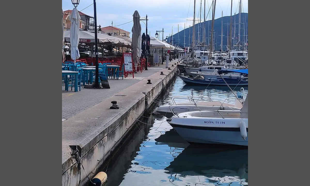 Ionian Sails - Lefkas Base: {"base": "en", "no": "Utsikt fra s\u00f8renden av kaiveggen mot nord med den lokale b\u00e5tbassenget i forgrunnen.", "se": "Utsikt fr\u00e5n den s\u00f6dra \u00e4nden av kajmuren norrut med den lokala b\u00e5tbass\u00e4ngen i f\u00f6rgrunden.", "en": "View from the south end of the quay wall looking northwards with the local boats basin in the foreground.", "da": "Udsigt fra den sydlige ende af kajmuren mod nord med det lokale b\u00e5dbassin i forgrunden.", "fr": "<p>Vue depuis l'extr\u00e9mit\u00e9 sud du quai en direction du nord avec le bassin des bateaux locaux au premier plan.</p>", "de": "Blick von der s\u00fcdlichen Kaimauer nach Norden mit dem \u00f6rtlichen Bootsbassin im Vordergrund.", "es": "Vista desde el extremo sur del muro del muelle mirando hacia el norte con la cuenca de los barcos locales en primer plano.", "it": "Vista dall'estremit\u00e0 sud del muro di banchina guardando verso nord, con il bacino delle barche locali in primo piano.", "pt": "Vista do extremo sul do muro do cais olhando para o norte com a bacia dos barcos locais em primeiro plano.", "nl": "Uitzicht vanaf het zuidelijke uiteinde van de kademuur naar het noorden met het lokale botenbassin op de voorgrond.", "pl": "Widok z po\u0142udniowego ko\u0144ca nabrze\u017ca w kierunku p\u00f3\u0142nocnym z basenem lokalnych \u0142odzi na pierwszym planie.", "uk": "\u0412\u0438\u0434 \u0437 \u043f\u0456\u0432\u0434\u0435\u043d\u043d\u043e\u0433\u043e \u043a\u0456\u043d\u0446\u044f \u043d\u0430\u0431\u0435\u0440\u0435\u0436\u043d\u043e\u0457, \u0449\u043e \u0441\u043f\u0440\u044f\u043c\u043e\u0432\u0430\u043d\u0438\u0439 \u043d\u0430 \u043f\u0456\u0432\u043d\u0456\u0447, \u0437 \u043c\u0456\u0441\u0446\u0435\u0432\u043e\u044e \u0433\u0430\u0432\u0430\u043d\u043d\u044e \u0434\u043b\u044f \u0447\u043e\u0432\u043d\u0456\u0432 \u043d\u0430 \u043f\u0435\u0440\u0435\u0434\u043d\u044c\u043e\u043c\u0443 \u043f\u043b\u0430\u043d\u0456.", "ro": "Vedere de la cap\u0103tul sudic al cheiului orientat\u0103 spre nord, cu bazinul b\u0103rcilor locale \u00een prim-plan.", "tr": "R\u0131ht\u0131m duvar\u0131n\u0131n g\u00fcney ucundan kuzeye do\u011fru bakarken, \u00f6nde yerel tekneler havuzu.", "el": "\u0398\u03ad\u03b1 \u03b1\u03c0\u03cc \u03c4\u03bf \u03bd\u03cc\u03c4\u03b9\u03bf \u03ac\u03ba\u03c1\u03bf \u03c4\u03bf\u03c5 \u03c0\u03c1\u03bf\u03b2\u03bb\u03ae\u03c4\u03b1 \u03c0\u03c1\u03bf\u03c2 \u03c4\u03b1 \u03b2\u03cc\u03c1\u03b5\u03b9\u03b1 \u03bc\u03b5 \u03c4\u03b7 \u03bb\u03b5\u03ba\u03ac\u03bd\u03b7 \u03c4\u03c9\u03bd \u03c4\u03bf\u03c0\u03b9\u03ba\u03ce\u03bd \u03c3\u03ba\u03b1\u03c6\u03ce\u03bd \u03c3\u03c4\u03bf \u03c0\u03c1\u03bf\u03c3\u03ba\u03ae\u03bd\u03b9\u03bf.", "cs": "Pohled z ji\u017en\u00edho konce n\u00e1b\u0159e\u017en\u00ed zdi sm\u011brem na sever s m\u00edstn\u00edm baz\u00e9nem pro lod\u011b v pop\u0159ed\u00ed.", "hu": "Kil\u00e1t\u00e1s a rakpart d\u00e9li v\u00e9g\u00e9b\u0151l \u00e9szak fel\u00e9 n\u00e9zve, el\u0151t\u00e9rben a helyi haj\u00f3k medenc\u00e9j\u00e9vel.", "fi": "N\u00e4kym\u00e4 laiturin etel\u00e4iselt\u00e4 reunalta pohjoiseen paikallisten veneiden altaalle.", "bg": "\u0418\u0437\u0433\u043b\u0435\u0434 \u043e\u0442 \u044e\u0436\u043d\u0438\u044f \u043a\u0440\u0430\u0439 \u043d\u0430 \u043a\u0435\u0439\u043e\u0432\u0430\u0442\u0430 \u0441\u0442\u0435\u043d\u0430 \u043d\u0430 \u0441\u0435\u0432\u0435\u0440 \u0441 \u043b\u043e\u043a\u0430\u043b\u043d\u043e\u0442\u043e \u043f\u0440\u0438\u0441\u0442\u0430\u043d\u0438\u0449\u0435 \u0437\u0430 \u043b\u043e\u0434\u043a\u0438 \u043d\u0430 \u043f\u0440\u0435\u0434\u0435\u043d \u043f\u043b\u0430\u043d.", "sr": "\u041f\u043e\u0433\u043b\u0435\u0434 \u0441\u0430 \u0458\u0443\u0436\u043d\u043e\u0433 \u043a\u0440\u0430\u0458\u0430 \u0437\u0438\u0434\u0430 \u043f\u0440\u0438\u0441\u0442\u0430\u043d\u0438\u0448\u0442\u0430 \u043f\u0440\u0435\u043c\u0430 \u0441\u0435\u0432\u0435\u0440\u0443 \u0441\u0430 \u0431\u0430\u0441\u0435\u043d\u043e\u043c \u0437\u0430 \u043b\u043e\u043a\u0430\u043b\u043d\u0435 \u0447\u0430\u043c\u0446\u0435 \u0443 \u043f\u0440\u0432\u043e\u043c \u043f\u043b\u0430\u043d\u0443.", "et": "Vaade kail\u00f5una otsast p\u00f5hja poole, esiplaanil kohalik monaanide k\u00fcla.", "lv": "Skats no piest\u0101tnes sienas dienvidu gala zieme\u013cu virzien\u0101 ar viet\u0113jo laivu baseinu priek\u0161pl\u0101n\u0101.", "lt": "Vaizdas i\u0161 pietinio krantin\u0117s galo, \u017evelgiant \u0161iaur\u0117s kryptimi, su vietini\u0173 valteli\u0173 baseinu prie\u0161akyje."}