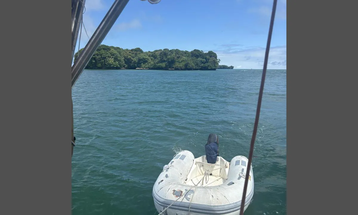 Isla Morro Chiquito: {"base": "no", "no": "Vi ligger for anker rett p\u00e5 utsiden s\u00f8r siden av merket innseiling med lysb\u00f8yer. Slapp ankeret p\u00e5 9 meter, har va 25 meter kjetting ute. Den utg\u00e5ende str\u00f8mmen fra denne elven masserer min logg med litt over 2 knop hele tiden men vi ligger godt og driver ikke noe.", "se": "Vi ligger f\u00f6r ankar strax p\u00e5 utsidan s\u00f6dra sidan av markerade insegling med lysbojar. Sl\u00e4ppte ankaret p\u00e5 9 meter, har ungef\u00e4r 25 meter k\u00e4tting ute. Den str\u00f6m som g\u00e5r ut fr\u00e5n denna floden masserar min logg med lite \u00f6ver 2 knop hela tiden men vi ligger bra och driver inte n\u00e5got.", "en": "We are anchored just outside the south side of the marked entrance with light buoys. Dropped the anchor at 9 meters depth, have about 25 meters of chain out. The outgoing current from this river massages my log with just over 2 knots all the time, but we are stable and not drifting.", "da": "Vi ligger for anker lige udenfor p\u00e5 sydsiden af den markerede indsejling med lysb\u00f8jer. Kastede ankeret p\u00e5 9 meter, har cirka 25 meter k\u00e6de ude. Udg\u00e5ende str\u00f8m fra denne flod stimulerer min log med lidt over 2 knob hele tiden, men vi ligger godt og driver ikke.", "fr": "Nous sommes au mouillage juste \u00e0 l'ext\u00e9rieur du c\u00f4t\u00e9 sud du chenal balis\u00e9 avec des bou\u00e9es lumineuses. Nous avons jet\u00e9 l'ancre \u00e0 9 m\u00e8tres de profondeur, avec environ 25 m\u00e8tres de cha\u00eene sortie. Le courant sortant de cette rivi\u00e8re massant mon loch \u00e0 un peu plus de 2 n\u0153uds en permanence, mais nous sommes bien ancr\u00e9s et ne d\u00e9rivons pas.", "de": "Wir liegen vor Anker direkt au\u00dferhalb der S\u00fcdseite der markierten Einfahrt mit Leuchtbojen. Wir lie\u00dfen den Anker bei 9 Meter fallen und haben ungef\u00e4hr 25 Meter Kette drau\u00dfen. Der auslaufende Strom von diesem Fluss bewegt mein Logbuch mit etwas \u00fcber 2 Knoten die ganze Zeit, aber wir liegen gut und treiben nicht ab.", "es": "Estamos fondeados justo en el exterior del lado sur de la entrada se\u00f1alizada con boyas luminosas. Soltamos el ancla a 9 metros, tenemos unos 25 metros de cadena fuera. La corriente de salida de este r\u00edo masajea mi registro con algo m\u00e1s de 2 nudos todo el tiempo pero estamos bien fondeados y no derivamos nada.", "it": "Siamo ancorati proprio fuori dal lato sud del canale di ingresso contrassegnato con boe luminose. Abbiamo calato l'ancora a 9 metri, con circa 25 metri di catena fuori. La corrente uscente da questo fiume fa oscillare il mio log con poco pi\u00f9 di 2 nodi tutto il tempo, ma siamo ben ancorati e non stiamo derivando.", "pt": "Estamos ancorados logo fora do lado sul da entrada sinalizada por b\u00f3ias luminosas. Largamos a \u00e2ncora a 9 metros, com cerca de 25 metros de corrente fora. A corrente de sa\u00edda deste rio massageia o meu log com pouco mais de 2 n\u00f3s o tempo todo, mas estamos bem ancorados e n\u00e3o estamos \u00e0 deriva.", "nl": "We liggen voor anker net aan de buitenkant van de zuidkant van de gemarkeerde ingang met boeien. Laat het anker op 9 meter vallen, we hebben ongeveer 25 meter ketting uit. De uitgaande stroom van deze rivier masseert mijn logboek met iets meer dan 2 knopen de hele tijd, maar we liggen goed en drijven niet.", "pl": "Kotwiczymy na zewn\u0105trz po po\u0142udniowej stronie oznaczonego podej\u015bcia z boj\u0105 \u015bwietln\u0105. Zrzucili\u015bmy kotwic\u0119 na g\u0142\u0119boko\u015bci 9 metr\u00f3w, mamy wyci\u0105gni\u0119te oko\u0142o 25 metr\u00f3w \u0142a\u0144cucha. Pr\u0105d odp\u0142ywaj\u0105cy z tej rzeki wp\u0142ywa na m\u00f3j log z pr\u0119dko\u015bci\u0105 nieco ponad 2 w\u0119z\u0142\u00f3w ca\u0142y czas, ale stoimy stabilnie i nie dryfujemy.", "uk": "\u041c\u0438 \u0441\u0442\u043e\u0457\u043c\u043e \u043d\u0430 \u044f\u043a\u043e\u0440\u0456 \u043f\u0440\u044f\u043c\u043e \u0437\u0430 \u043c\u0435\u0436\u0430\u043c\u0438 \u043f\u0456\u0432\u0434\u0435\u043d\u043d\u043e\u0433\u043e \u0431\u043e\u043a\u0443 \u043c\u0430\u0440\u043a\u043e\u0432\u0430\u043d\u043e\u0433\u043e \u0432\u0445\u043e\u0434\u0443 \u0437 \u0441\u0432\u0456\u0442\u043b\u043e\u0432\u0438\u043c\u0438 \u0431\u0443\u044f\u043c\u0438. \u0421\u043f\u0443\u0441\u0442\u0438\u043b\u0438 \u044f\u043a\u0456\u0440 \u043d\u0430 \u0433\u043b\u0438\u0431\u0438\u043d\u0456 9 \u043c\u0435\u0442\u0440\u0456\u0432, \u0432\u0438\u043f\u0443\u0441\u0442\u0438\u043b\u0438 \u043f\u0440\u0438\u0431\u043b\u0438\u0437\u043d\u043e 25 \u043c\u0435\u0442\u0440\u0456\u0432 \u043b\u0430\u043d\u0446\u044e\u0433\u0430. \u0412\u0438\u0445\u0456\u0434\u043d\u0430 \u0442\u0435\u0447\u0456\u044f \u0437 \u0446\u0456\u0454\u0457 \u0440\u0456\u0447\u043a\u0438 \u043c\u0430\u0441\u0443\u0454 \u043c\u0456\u0439 \u0432\u0456\u0434\u043b\u0456\u043a \u0448\u0432\u0438\u0434\u043a\u043e\u0441\u0442\u0456 \u0442\u0440\u043e\u0445\u0438 \u0431\u0456\u043b\u044c\u0448\u0435 \u043d\u0456\u0436 2 \u0432\u0443\u0437\u043b\u0430 \u0432\u0435\u0441\u044c \u0447\u0430\u0441, \u0430\u043b\u0435 \u043c\u0438 \u0441\u0442\u043e\u0457\u043c\u043e \u0434\u043e\u0431\u0440\u0435 \u0456 \u043d\u0435 \u0434\u0440\u0435\u0439\u0444\u0443\u0454\u043c\u043e.", "ro": "Suntem ancora\u021bi chiar \u00een afara p\u0103r\u021bii de sud a intr\u0103rii marcate cu balize luminoase. Am lansat ancora la 9 metri ad\u00e2ncime, av\u00e2nd 25 de metri de lan\u021b desf\u0103\u0219urat. Curentul de ie\u0219ire al acestui r\u00e2u maseaz\u0103 jurnalul meu de bord cu pu\u021bin peste 2 noduri tot timpul, dar suntem bine ancora\u021bi \u0219i nu deriv\u0103m deloc.", "tr": "I\u015f\u0131k \u015famand\u0131ralar\u0131 ile i\u015faretlenmi\u015f giri\u015fin g\u00fcney taraf\u0131n\u0131n hemen d\u0131\u015f\u0131nda demir atm\u0131\u015f durumday\u0131z. 9 metreye demir att\u0131k, yakla\u015f\u0131k 25 metre zincir sald\u0131k. Bu nehirden \u00e7\u0131kan ak\u0131nt\u0131 g\u00fcnl\u00fc\u011f\u00fcm\u00fc s\u00fcrekli olarak biraz \u00fczerinde 2 knot masaj yap\u0131yor, ancak iyi bir \u015fekilde sabitiz ve hi\u00e7bir \u015fekilde s\u00fcr\u00fcklenmiyoruz.", "el": "\u0395\u03af\u03bc\u03b1\u03c3\u03c4\u03b5 \u03b1\u03b3\u03ba\u03c5\u03c1\u03bf\u03b2\u03bf\u03bb\u03b7\u03bc\u03ad\u03bd\u03bf\u03b9 \u03b1\u03ba\u03c1\u03b9\u03b2\u03ce\u03c2 \u03ad\u03be\u03c9 \u03b1\u03c0\u03cc \u03c4\u03b7\u03bd \u03bd\u03cc\u03c4\u03b9\u03b1 \u03c0\u03bb\u03b5\u03c5\u03c1\u03ac \u03c4\u03bf\u03c5 \u03c3\u03b7\u03bc\u03b1\u03b4\u03b5\u03bc\u03ad\u03bd\u03bf\u03c5 \u03b5\u03b9\u03c3\u03cc\u03b4\u03bf\u03c5 \u03bc\u03b5 \u03c6\u03c9\u03c4\u03b5\u03b9\u03bd\u03bf\u03cd\u03c2 \u03c3\u03b7\u03bc\u03b1\u03c4\u03bf\u03b4\u03cc\u03c4\u03b5\u03c2. \u03a1\u03af\u03be\u03b1\u03bc\u03b5 \u03c4\u03b7\u03bd \u03ac\u03b3\u03ba\u03c5\u03c1\u03b1 \u03c3\u03c4\u03b1 9 \u03bc\u03ad\u03c4\u03c1\u03b1, \u03ad\u03c7\u03bf\u03c5\u03bc\u03b5 \u03c0\u03b5\u03c1\u03af\u03c0\u03bf\u03c5 25 \u03bc\u03ad\u03c4\u03c1\u03b1 \u03b1\u03bb\u03c5\u03c3\u03af\u03b4\u03b1 \u03ad\u03be\u03c9. \u03a4\u03bf \u03c1\u03b5\u03cd\u03bc\u03b1 \u03c0\u03bf\u03c5 \u03b2\u03b3\u03b1\u03af\u03bd\u03b5\u03b9 \u03b1\u03c0\u03cc \u03b1\u03c5\u03c4\u03cc\u03bd \u03c4\u03bf\u03bd \u03c0\u03bf\u03c4\u03b1\u03bc\u03cc \u03b1\u03bd\u03b5\u03b2\u03ac\u03b6\u03b5\u03b9 \u03c4\u03bf \u03bb\u03bf\u03b3\u03b1\u03c1\u03b9\u03b1\u03c3\u03bc\u03cc \u03bc\u03bf\u03c5 \u03bc\u03b5 \u03bb\u03af\u03b3\u03bf \u03c0\u03ac\u03bd\u03c9 \u03b1\u03c0\u03cc 2 \u03ba\u03cc\u03bc\u03b2\u03bf\u03c5\u03c2 \u03cc\u03bb\u03b7 \u03c4\u03b7\u03bd \u03ce\u03c1\u03b1 \u03b1\u03bb\u03bb\u03ac \u03b5\u03af\u03bc\u03b1\u03c3\u03c4\u03b5 \u03c3\u03c4\u03b1\u03b8\u03b5\u03c1\u03ac \u03b1\u03b3\u03ba\u03c5\u03c1\u03bf\u03b2\u03bf\u03bb\u03b7\u03bc\u03ad\u03bd\u03bf\u03b9 \u03ba\u03b1\u03b9 \u03b4\u03b5\u03bd \u03b1\u03b4\u03c1\u03b1\u03bd\u03bf\u03cd\u03bc\u03b5 \u03ba\u03b1\u03b8\u03cc\u03bb\u03bf\u03c5.", "cs": "Kotv\u00edme u kotvy p\u0159\u00edmo na ji\u017en\u00ed stran\u011b ozna\u010den\u00e9ho vjezdu se sv\u011bteln\u00fdmi b\u00f3jemi. Spustili jsme kotvu na 9 metrech, m\u00e1me venku cca 25 metr\u016f \u0159et\u011bzu. Odplouvaj\u00edc\u00ed proud z t\u00e9to \u0159eky mas\u00edruje m\u016fj lodn\u00ed den\u00edk rychlost\u00ed n\u011bco p\u0159es 2 uzly st\u00e1le, ale le\u017e\u00edme dob\u0159e a neodn\u00e1\u0161\u00ed n\u00e1s to.", "hu": "Horgonyt fogtunk a bej\u00e1rati jelz\u00e9s d\u00e9li oldal\u00e1n, vil\u00e1g\u00edt\u00f3b\u00f3j\u00e1k el\u0151tt. Horgonyt dobtunk 9 m\u00e9teren, k\u00f6r\u00fclbel\u00fcl 25 m\u00e9ter l\u00e1ncot engedt\u00fcnk ki. Ennek a foly\u00f3nak a kifoly\u00f3 \u00e1rama folyamatosan k\u00f6r\u00fclbel\u00fcl 2 csom\u00f3val massz\u00edrozza a napl\u00f3mat, de j\u00f3l tartunk \u00e9s nem sodr\u00f3dunk.", "fi": "Olemme ankkurissa valomerkill\u00e4 varustetun sis\u00e4\u00e4najomerkin etel\u00e4puolella. Laskimme ankkurin 9 metrin syvyyteen, ulkona on noin 25 metri\u00e4 ketjua. T\u00e4st\u00e4 joesta virtaava ulosvirtaus antaa logilleni hierontaa hieman yli 2 solmua koko ajan, mutta olemme hyvin ankkurissa emmek\u00e4 ajelehdi.", "bg": "\u041d\u0438\u0435 \u043b\u0435\u0436\u0438\u043c \u043d\u0430 \u043a\u043e\u0442\u0432\u0430 \u0442\u043e\u0447\u043d\u043e \u0438\u0437\u0432\u044a\u043d \u044e\u0436\u043d\u0430\u0442\u0430 \u0441\u0442\u0440\u0430\u043d\u0430 \u043d\u0430 \u043c\u0430\u0440\u043a\u0438\u0440\u0430\u043d\u0438\u044f \u0444\u0430\u0440\u0432\u0430\u0442\u0435\u0440 \u0441\u044a\u0441 \u0441\u0432\u0435\u0442\u0435\u0449\u0438 \u0431\u0443\u0439\u043e\u0432\u0435. \u041f\u0443\u0441\u043d\u0430\u0445\u043c\u0435 \u043a\u043e\u0442\u0432\u0430 \u043d\u0430 \u0434\u044a\u043b\u0431\u043e\u0447\u0438\u043d\u0430 9 \u043c\u0435\u0442\u0440\u0430, \u0438\u043c\u0430\u043c\u0435 \u043e\u043a\u043e\u043b\u043e 25 \u043c\u0435\u0442\u0440\u0430 \u0432\u0435\u0440\u0438\u0433\u0430 \u043d\u0430\u0432\u044a\u043d. \u0418\u0437\u0445\u043e\u0434\u044f\u0449\u0438\u044f\u0442 \u0442\u043e\u043a \u043d\u0430 \u0442\u0430\u0437\u0438 \u0440\u0435\u043a\u0430 \u0434\u0432\u0438\u0436\u0438 \u043d\u0430\u0448\u0438\u044f \u0436\u0443\u0440\u043d\u0430\u043b \u0441 \u043c\u0430\u043b\u043a\u043e \u043d\u0430\u0434 2 \u0432\u044a\u0437\u0435\u043b\u0430 \u043f\u0440\u0435\u0437 \u0446\u044f\u043b\u043e\u0442\u043e \u0432\u0440\u0435\u043c\u0435, \u043d\u043e \u043d\u0438\u0435 \u043b\u0435\u0436\u0438\u043c \u0434\u043e\u0431\u0440\u0435 \u0438 \u043d\u0435 \u0441\u0435 \u0434\u0432\u0438\u0436\u0438\u043c.", "sr": "<p>Mi smo usidreni odmah sa spoljne, ju\u017ene strane ozna\u010dene ulazne rute sa svetlec\u0301im bovendama. Spustili smo sidro na dubini od 9 metara, sa oko 25 metara lanca napolju. Izlazna struja iz ove reke masira moj log sa ne\u0161to vi\u0161e od 2 \u010dvora sve vreme, ali le\u017eimo dobro i ne pomeramo se.</p>", "et": "Oleme ankrus otse v\u00e4ljaspool l\u00e4\u00e4ne poola tulepoiga m\u00e4rgistatud sisses\u00f5itu. Ankur langeb 9 meetri s\u00fcgavusele, v\u00e4ljas on umbes 25 meetrit kett. V\u00e4ljuv vool sellest j\u00f5est massaa\u017eib mu logi veidi \u00fcle 2 s\u00f5lme kogu aeg, kuid me seisame h\u00e4sti ja ei triivi \u00fcldse.", "lv": "M\u0113s esam noenkuroju\u0161ies tie\u0161i \u0101rpus dienvidu puses no apz\u012bm\u0113t\u0101s ien\u0101k\u0161anas ar gaismas boji. Nometiet enkuri 9 metru dzi\u013cum\u0101, mums ir izlaista aptuveni 25 metru \u0137\u0113de. Izejo\u0161\u0101 straume no \u0161\u012bs upes man\u0101 \u017eurn\u0101l\u0101 r\u0101da nedaudz virs 2 mezgliem visu laiku, bet m\u0113s st\u0101vam stabila un nedrift\u0113jam.", "lt": "Mes esame inkaruoti tiesiai i\u0161or\u0117je, pietin\u0117je pus\u0117je, pa\u017eym\u0117tos \u012fplaukos su \u0161vyturiais. Numet\u0117me inkar\u0105 9 metr\u0173 gylyje, i\u0161mesta apie 25 metrus grandin\u0117s. I\u0161 \u0161ios up\u0117s tekanti srov\u0117 visada stumdo mano laivo \u017eurnalo indikacij\u0105, rodydama \u0161iek tiek vir\u0161 2 mazg\u0173, ta\u010diau mes esame tvirtai ir neslystame."}