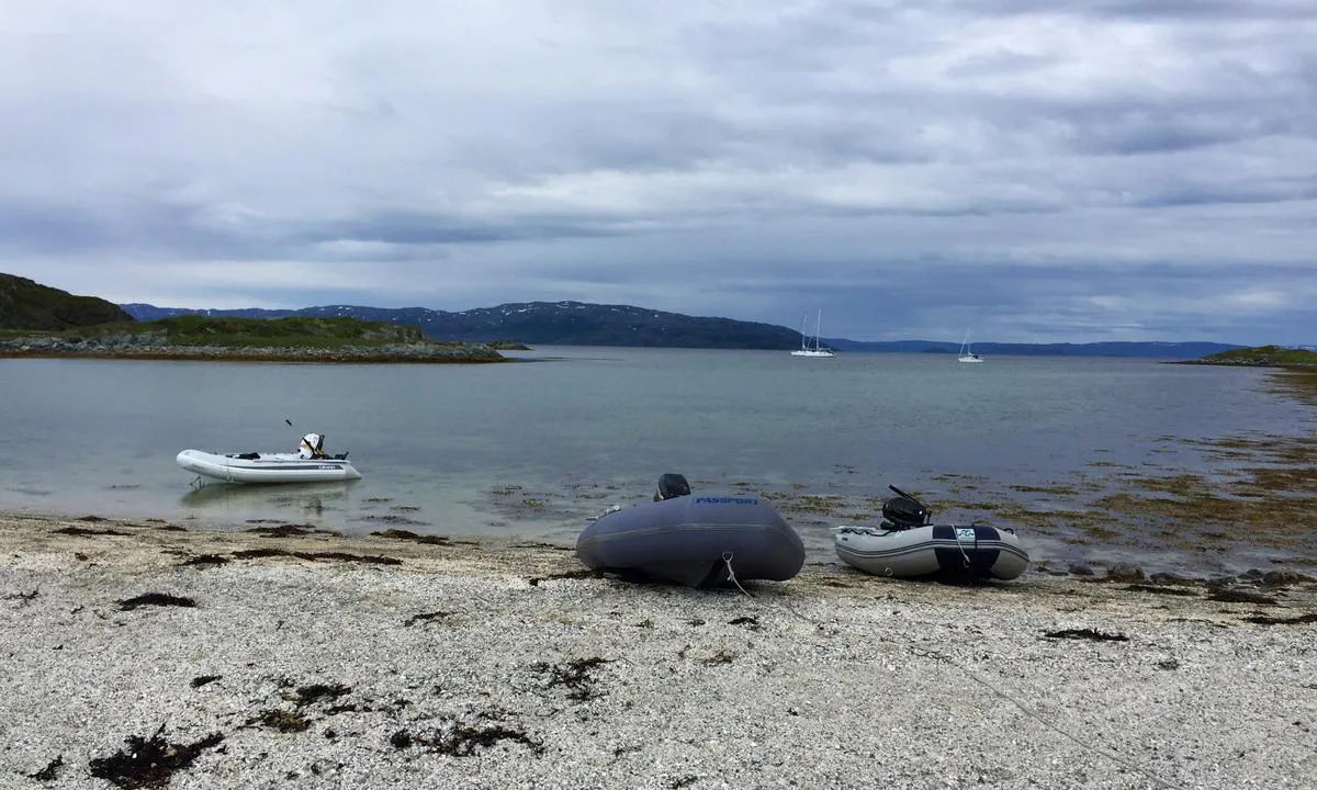 Isnestoften: Vakker uthavn. Strand som ligger under vann ved full flo. Ankring mellom holme og land på sørsiden ved nordlig vind. Skjermet for bølger fra nord. Er du heldig kan du oppleve rein på holmen/stranda.