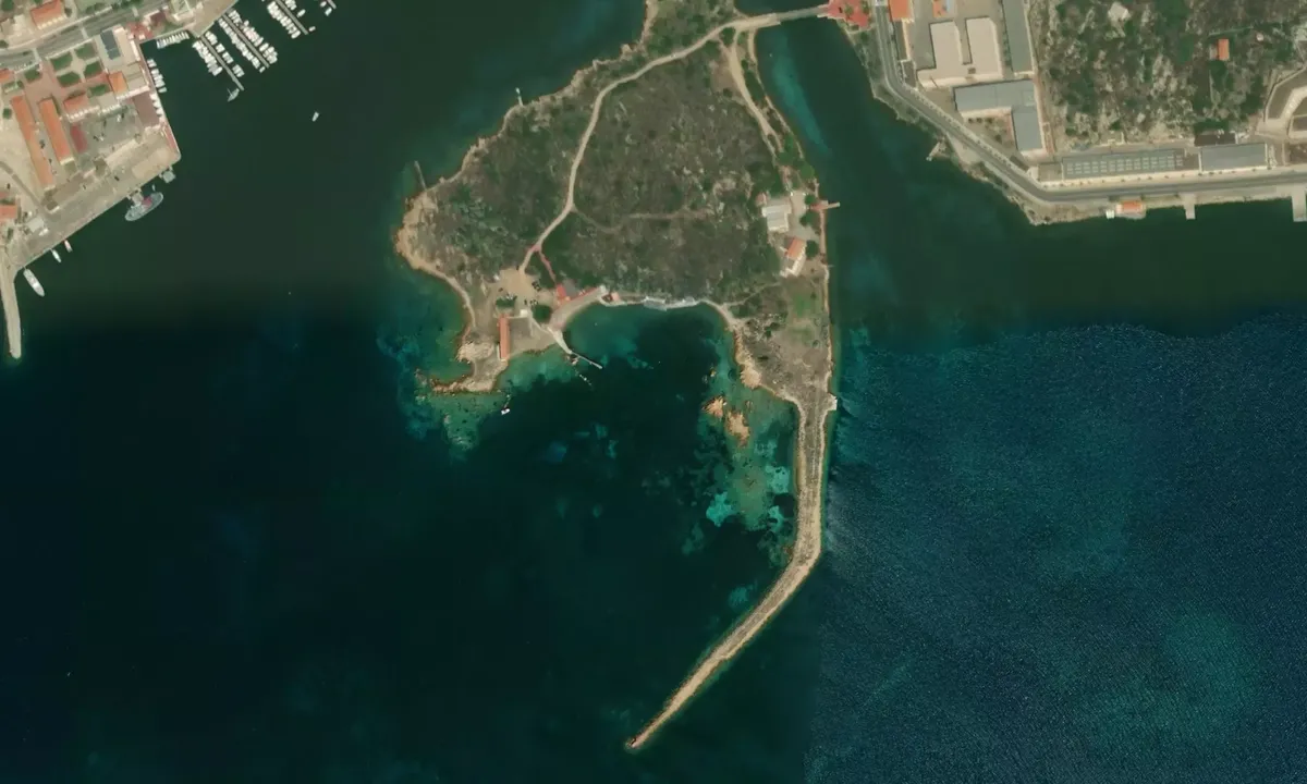 Flyfoto av Isola Chiesa