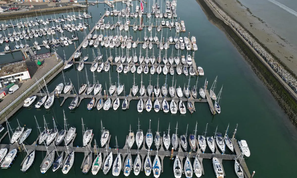 Jachthaven Breskens BV - Sluis: {"base": "no", "no": "Havna med innsegling oppe til h\u00f8gre", "se": "Hamnen med infarten uppe till h\u00f6ger", "en": "The harbor with the entrance up to the right", "da": "Havnen med indsejling oppe til h\u00f8jre", "fr": "Le port avec l'entr\u00e9e en haut \u00e0 droite", "de": "Der Hafen mit Einfahrt oben rechts", "es": "El puerto con la entrada arriba a la derecha", "it": "Il porto con ingresso in alto a destra", "pt": "O porto com a entrada acima \u00e0 direita", "nl": "De haven met de invaart rechtsboven", "pl": "Port z wej\u015bciem morskiej na g\u00f3rze po prawej", "uk": "\u0413\u0430\u0432\u0430\u043d\u044c \u0437\u0456 \u0432\u0445\u043e\u0434\u043e\u043c \u043f\u0440\u0430\u0432\u043e\u0440\u0443\u0447 \u0432\u0433\u043e\u0440\u0456", "ro": "Portul cu intrarea \u00een dreapta sus", "tr": "\u0130skele giri\u015finin sa\u011f \u00fcst k\u00f6\u015fede oldu\u011fu liman", "el": "\u03a4\u03bf \u03bb\u03b9\u03bc\u03ac\u03bd\u03b9 \u03bc\u03b5 \u03c4\u03b7\u03bd \u03b5\u03af\u03c3\u03bf\u03b4\u03bf \u03c0\u03c1\u03bf\u03c2 \u03c4\u03b1 \u03b4\u03b5\u03be\u03b9\u03ac", "cs": "P\u0159\u00edstav s vjezdem naho\u0159e vpravo", "hu": "A kik\u00f6t\u0151 bej\u00e1rata jobbra fent", "fi": "Satama, johon p\u00e4\u00e4see sis\u00e4\u00e4n oikealta ylh\u00e4\u00e4lt\u00e4", "bg": "\u041f\u0440\u0438\u0441\u0442\u0430\u043d\u0438\u0449\u0435\u0442\u043e \u0441 \u0432\u043b\u0438\u0437\u0430\u043d\u0435\u0442\u043e \u0435 \u0433\u043e\u0440\u0435 \u0432\u0434\u044f\u0441\u043d\u043e", "sr": "\u041b\u0443\u043a\u0430 \u0441\u0430 \u0443\u043b\u0430\u0437\u043e\u043c \u0433\u043e\u0440\u0435 \u0434\u0435\u0441\u043d\u043e", "et": "Sadam sissep\u00e4\u00e4suga paremal \u00fclal", "lv": "Osta ar ieeju aug\u0161\u0101 pa labi", "lt": "Uostas su \u012fplaukimu vir\u0161uje de\u0161in\u0117je"}