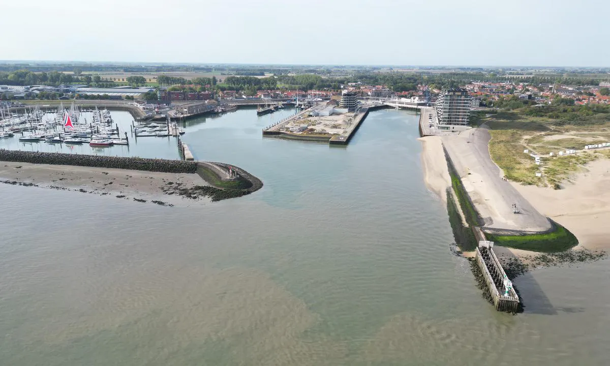 Jachthaven Breskens BV - Sluis: {"base": "no", "no": "Innseilinga  merka med lys p\u00e5 begge sider. 5 m djup", "se": "Inseglingen \u00e4r m\u00e4rkt med ljus p\u00e5 b\u00e5da sidor. 5 m djup", "en": "The entrance is marked with lights on both sides. 5 m deep.", "da": "Indsejlingen markeret med lys p\u00e5 begge sider. 5 m dyb", "fr": "L'entr\u00e9e est balis\u00e9e avec des feux de chaque c\u00f4t\u00e9. Profondeur de 5 m", "de": "Die Einfahrt ist auf beiden Seiten mit Lichtern gekennzeichnet. 5 m tief", "es": "La entrada est\u00e1 se\u00f1alizada con luces en ambos lados. Profundidad de 5 m.", "it": "L'entrata \u00e8 segnalata con luci su entrambi i lati. Profondit\u00e0 5 m", "pt": "A entrada est\u00e1 marcada com luzes em ambos os lados. 5 m de profundidade", "nl": "De toegang is gemarkeerd met lichten aan beide zijden. 5 m diep", "pl": "Podej\u015bcie oznaczone \u015bwiat\u0142ami po obu stronach. G\u0142\u0119boko\u015b\u0107 5 m", "uk": "\u0412\u0445\u0456\u0434 \u0434\u043e \u0433\u0430\u0432\u0430\u043d\u0456 \u043f\u043e\u0437\u043d\u0430\u0447\u0435\u043d\u043e \u0432\u043e\u0433\u043d\u044f\u043c\u0438 \u0437 \u043e\u0431\u043e\u0445 \u0431\u043e\u043a\u0456\u0432. \u0413\u043b\u0438\u0431\u0438\u043d\u0430 5 \u043c", "ro": "Intrarea este marcat\u0103 cu lumini pe ambele p\u0103r\u021bi. Ad\u00e2ncimea este de 5 m.", "tr": "Her iki taraf\u0131nda \u0131\u015f\u0131klarla i\u015faretlenmi\u015f bir giri\u015f. 5 m derinlik", "el": "\u0397 \u03b5\u03af\u03c3\u03bf\u03b4\u03bf\u03c2 \u03b5\u03af\u03bd\u03b1\u03b9 \u03c3\u03b7\u03bc\u03b1\u03b4\u03b5\u03bc\u03ad\u03bd\u03b7 \u03bc\u03b5 \u03c6\u03ce\u03c4\u03b1 \u03ba\u03b1\u03b9 \u03c3\u03c4\u03b9\u03c2 \u03b4\u03cd\u03bf \u03c0\u03bb\u03b5\u03c5\u03c1\u03ad\u03c2. \u0392\u03ac\u03b8\u03bf\u03c2 5 \u03bc.", "cs": "P\u0159\u00edjezdov\u00e1 trasa ozna\u010den\u00e1 sv\u011btly po obou stran\u00e1ch. Hloubka 5 m", "hu": "A bej\u00e1rat mindk\u00e9t oldal\u00e1n f\u00e9nyekkel van megjel\u00f6lve. 5 m m\u00e9ly", "fi": "Sis\u00e4\u00e4najo merkitty valoilla molemmin puolin. 5 m syv\u00e4", "bg": "\u0412\u0445\u043e\u0434\u044a\u0442 \u0435 \u043c\u0430\u0440\u043a\u0438\u0440\u0430\u043d \u0441\u044a\u0441 \u0441\u0432\u0435\u0442\u043b\u0438\u043d\u0438 \u043e\u0442 \u0434\u0432\u0435\u0442\u0435 \u0441\u0442\u0440\u0430\u043d\u0438. \u0414\u044a\u043b\u0431\u043e\u0447\u0438\u043d\u0430 5 \u043c\u0435\u0442\u0440\u0430.", "sr": "\u0423\u043b\u0430\u0437 \u0458\u0435 \u043e\u0431\u0435\u043b\u0435\u0436\u0435\u043d \u0441\u0432\u0435\u0442\u043b\u0438\u043c\u0430 \u0441\u0430 \u043e\u0431\u0435 \u0441\u0442\u0440\u0430\u043d\u0435. \u0414\u0443\u0431\u0438\u043d\u0430 \u043e\u0434 5 \u043c", "et": "Sissep\u00e4\u00e4s on t\u00e4histatud tuliidega m\u00f5lemal pool. 5 m s\u00fcgavus", "lv": "Iebrauk\u0161ana iez\u012bm\u0113ta ar gaism\u0101m ab\u0101s pus\u0113s. 5 m dzi\u013cums", "lt": "\u012eplaukimo kanalas pa\u017eym\u0117tas \u0161viesomis abiejose pus\u0117se. 5 m gylis"}