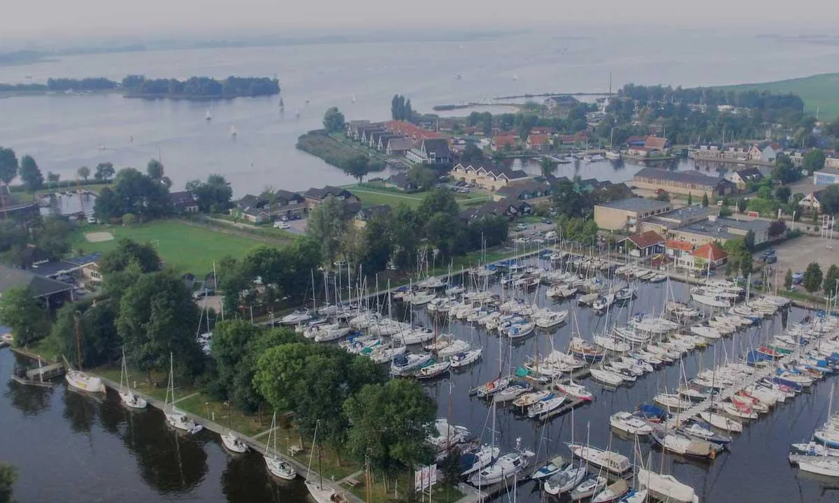 Jachthaven de Eendracht: {"base": "en", "no": "(Bilde fra deres nettside)", "se": "(Foto fr\u00e5n deras webbplats)", "en": "(Photo from their website)", "da": "(Foto fra deres hjemmeside)", "fr": "(Photo tir\u00e9e de leur site web)", "de": "(Foto von ihrer Webseite)", "es": "(Foto de su sitio web)", "it": "(Foto dal loro sito web)", "pt": "(Foto do seu site)", "nl": "(Foto van hun website)", "pl": "<img src='photo_from_website.jpg' alt='Zdj\u0119cie z ich strony internetowej' />", "uk": "(\u0424\u043e\u0442\u043e \u0437 \u0457\u0445\u043d\u044c\u043e\u0433\u043e \u0432\u0435\u0431\u0441\u0430\u0439\u0442\u0443)", "ro": "(Fotografie de pe site-ul lor)", "tr": "(Foto\u011fraf kendi web sitelerinden)", "el": "(\u03a6\u03c9\u03c4\u03bf\u03b3\u03c1\u03b1\u03c6\u03af\u03b1 \u03b1\u03c0\u03cc \u03c4\u03b7\u03bd \u03b9\u03c3\u03c4\u03bf\u03c3\u03b5\u03bb\u03af\u03b4\u03b1 \u03c4\u03bf\u03c5\u03c2)", "cs": "(Foto z jejich webov\u00fdch str\u00e1nek)", "hu": "(Fot\u00f3 a weboldalukr\u00f3l)", "fi": "(Valokuva heid\u00e4n verkkosivuiltaan)", "bg": "(\u0421\u043d\u0438\u043c\u043a\u0430 \u043e\u0442 \u0442\u0435\u0445\u043d\u0438\u044f \u0443\u0435\u0431\u0441\u0430\u0439\u0442)", "sr": "(\u0424\u043e\u0442\u043e\u0433\u0440\u0430\u0444\u0438\u0458\u0430 \u0441\u0430 \u045a\u0438\u0445\u043e\u0432\u043e\u0433 \u0432\u0435\u0431-\u0441\u0430\u0458\u0442\u0430)", "et": "(Foto nende veebisaidilt)", "lv": "(Fotogr\u0101fija no vi\u0146u vietnes)", "lt": "(Nuotrauka i\u0161 j\u0173 svetain\u0117s)"}