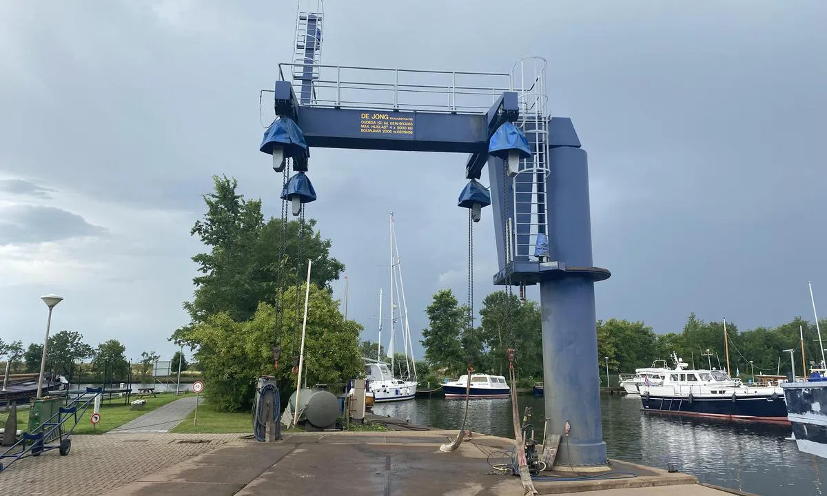 Jachthaven Lunegat - Kollum: {"base": "no", "no": "Kran med kapasitet opp til 20 tonn", "se": "Kran med kapacitet upp till 20 ton", "en": "Crane with capacity up to 20 tons", "da": "Krane med kapacitet op til 20 tons", "fr": "Grue avec une capacit\u00e9 jusqu'\u00e0 20 tonnes", "de": "Kran mit einer Kapazit\u00e4t von bis zu 20 Tonnen", "es": "Gr\u00faa con capacidad de hasta 20 toneladas", "it": "Gru con capacit\u00e0 fino a 20 tonnellate", "pt": "Guindaste com capacidade de at\u00e9 20 toneladas", "nl": "Kraan met een capaciteit tot 20 ton", "pl": "D\u017awig o ud\u017awigu do 20 ton", "uk": "\u041a\u0440\u0430\u043d \u0437 \u0432\u0430\u043d\u0442\u0430\u0436\u043e\u043f\u0456\u0434\u0439\u043e\u043c\u043d\u0456\u0441\u0442\u044e \u0434\u043e 20 \u0442\u043e\u043d\u043d", "ro": "Macara cu o capacitate de p\u00e2n\u0103 la 20 de tone", "tr": "20 tona kadar kapasitesi olan vin\u00e7", "el": "\u0393\u03b5\u03c1\u03b1\u03bd\u03cc\u03c2 \u03bc\u03b5 \u03c7\u03c9\u03c1\u03b7\u03c4\u03b9\u03ba\u03cc\u03c4\u03b7\u03c4\u03b1 \u03ad\u03c9\u03c2 20 \u03c4\u03cc\u03bd\u03bf\u03c5\u03c2", "cs": "Je\u0159\u00e1b s kapacitou a\u017e do 20 tun", "hu": "Darukkal, amelynek kapacit\u00e1sa ak\u00e1r 20 tonna", "fi": "Nosturi, jonka kapasiteetti on jopa 20 tonnia", "bg": "\u041a\u0440\u0430\u043d \u0441 \u043a\u0430\u043f\u0430\u0446\u0438\u0442\u0435\u0442 \u0434\u043e 20 \u0442\u043e\u043d\u0430", "sr": "Dizalica sa kapacitetom do 20 tona", "et": "Kraana t\u00f5stev\u00f5imega kuni 20 tonni", "lv": "Celt ar jaudu l\u012bdz 20 tonn\u0101m", "lt": "Kranas, kurio keliamoji galia iki 20 ton\u0173"}