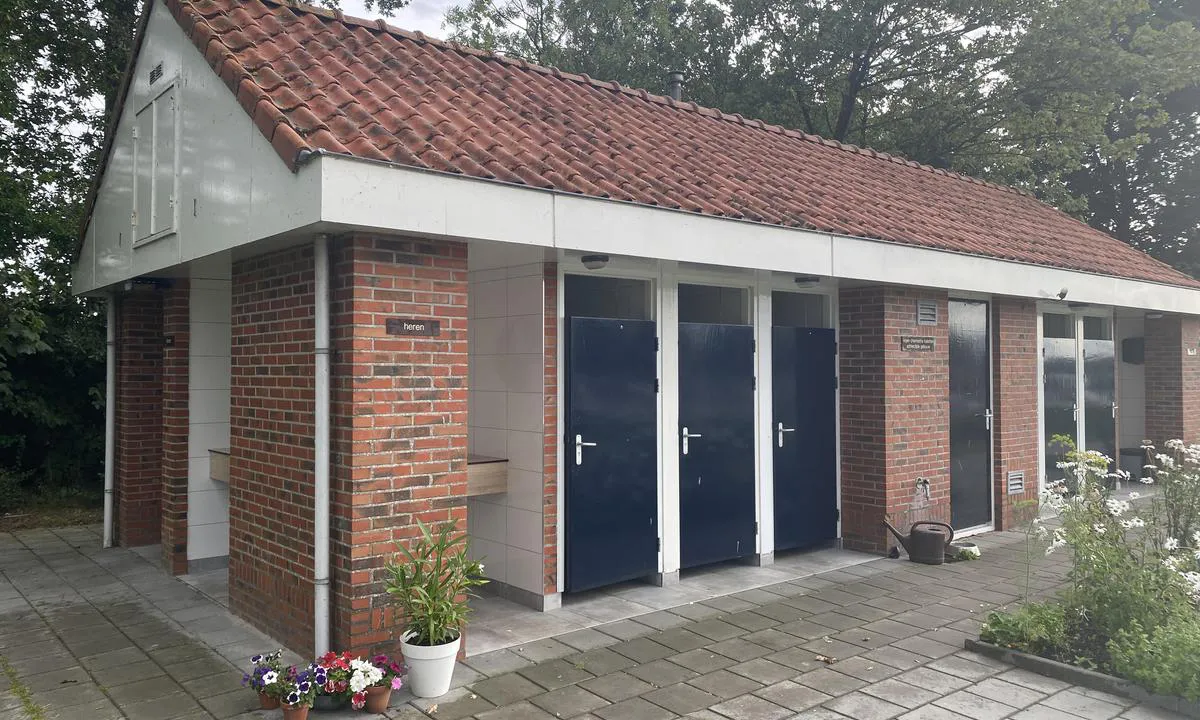 Jachthaven Lunegat - Kollum: {"base": "no", "no": "Det er 2 service bygg p\u00e5 omr\u00e5det. Det er rent og pent", "se": "Det finns 2 servicebyggnader p\u00e5 omr\u00e5det. Det \u00e4r rent och fint.", "en": "There are 2 service buildings in the area. It is clean and tidy", "da": "Der er 2 servicebygninger p\u00e5 omr\u00e5det. Det er rent og p\u00e6nt", "fr": "Il y a 2 b\u00e2timents de service sur le site. C'est propre et bien entretenu.", "de": "Es gibt 2 Servicegeb\u00e4ude im Gebiet. Es ist sauber und ordentlich.", "es": "Hay 2 edificios de servicios en la zona. Est\u00e1 limpio y ordenado.", "it": "Ci sono 2 edifici di servizio nell'area. \u00c8 pulito e ordinato", "pt": "H\u00e1 2 edif\u00edcios de servi\u00e7os na \u00e1rea. \u00c9 limpo e arrumado.", "nl": "Er zijn 2 servicegebouwen op het terrein. Het is schoon en netjes.", "pl": "Na terenie znajduj\u0105 si\u0119 2 budynki serwisowe. Jest czysto i schludnie.", "uk": "\u041d\u0430 \u0442\u0435\u0440\u0438\u0442\u043e\u0440\u0456\u0457 \u0454 2 \u0441\u0435\u0440\u0432\u0456\u0441\u043d\u0456 \u0431\u0443\u0434\u0456\u0432\u043b\u0456. \u0412\u043e\u043d\u0438 \u0447\u0438\u0441\u0442\u0456 \u0442\u0430 \u043e\u0445\u0430\u0439\u043d\u0456", "ro": "Exist\u0103 2 cl\u0103diri de servicii \u00een zon\u0103. Este curat \u0219i \u00eengrijit.", "tr": "Alanda 2 hizmet binas\u0131 bulunmaktad\u0131r. Temiz ve d\u00fczenlidir.", "el": "\u03a5\u03c0\u03ac\u03c1\u03c7\u03bf\u03c5\u03bd 2 \u03ba\u03c4\u03af\u03c1\u03b9\u03b1 \u03b5\u03be\u03c5\u03c0\u03b7\u03c1\u03ad\u03c4\u03b7\u03c3\u03b7\u03c2 \u03c3\u03c4\u03b7\u03bd \u03c0\u03b5\u03c1\u03b9\u03bf\u03c7\u03ae. \u0395\u03af\u03bd\u03b1\u03b9 \u03ba\u03b1\u03b8\u03b1\u03c1\u03ac \u03ba\u03b1\u03b9 \u03c4\u03b1\u03ba\u03c4\u03bf\u03c0\u03bf\u03b9\u03b7\u03bc\u03ad\u03bd\u03b1", "cs": "Na m\u00edst\u011b jsou 2 servisn\u00ed budovy. Je to \u010dist\u00e9 a upraven\u00e9", "hu": "A ter\u00fcleten 2 szolg\u00e1ltat\u00f3 \u00e9p\u00fclet tal\u00e1lhat\u00f3. Tiszta \u00e9s rendezett.", "fi": "Alueella on 2 palvelurakennusta. Paikka on siisti ja hyvin hoidettu", "bg": "\u0418\u043c\u0430 2 \u0441\u0435\u0440\u0432\u0438\u0437\u043d\u0438 \u0441\u0433\u0440\u0430\u0434\u0438 \u0432 \u0440\u0430\u0439\u043e\u043d\u0430. \u0422\u0435 \u0441\u0430 \u0447\u0438\u0441\u0442\u0438 \u0438 \u043f\u043e\u0434\u0434\u044a\u0440\u0436\u0430\u043d\u0438", "sr": "Na tom podru\u010dju postoje 2 servisne zgrade. \u010cisto je i uredno.", "et": "Alal on 2 teenindushoonet. See on puhas ja korras", "lv": "Teritorij\u0101 ir 2 servisa \u0113kas. Ir t\u012brs un k\u0101rt\u012bgs", "lt": "Teritorijoje yra 2 paslaug\u0173 pastatai. \u0160varu ir tvarkinga"}