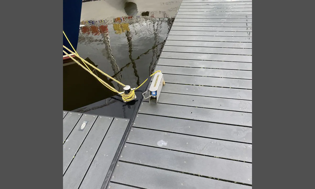 Jachthaven Lunegat - Kollum: {"base": "no", "no": "Str\u00f8m lett tilgjengelig", "se": "Str\u00f6m l\u00e4tt tillg\u00e4nglig", "en": "Electricity easily accessible", "da": "Str\u00f8m let tilg\u00e6ngelig", "fr": "\u00c9lectricit\u00e9 facilement accessible", "de": "Strom leicht zug\u00e4nglich", "es": "Corriente f\u00e1cilmente accesible", "it": "Elettricit\u00e0 facilmente accessibile", "pt": "Eletricidade facilmente acess\u00edvel", "nl": "Stroom gemakkelijk beschikbaar", "pl": "Pr\u0105d \u0142atwo dost\u0119pny", "uk": "\u0415\u043b\u0435\u043a\u0442\u0440\u0438\u043a\u0430 \u043b\u0435\u0433\u043a\u043e \u0434\u043e\u0441\u0442\u0443\u043f\u043d\u0430", "ro": "Curent electric u\u0219or accesibil", "tr": "Kolay eri\u015filebilir elektrik", "el": "\u0397\u03bb\u03b5\u03ba\u03c4\u03c1\u03b9\u03ba\u03cc \u03c1\u03b5\u03cd\u03bc\u03b1 \u03b5\u03cd\u03ba\u03bf\u03bb\u03b1 \u03c0\u03c1\u03bf\u03c3\u03b2\u03ac\u03c3\u03b9\u03bc\u03bf", "cs": "Proud snadno dostupn\u00fd", "hu": "K\u00f6nnyen el\u00e9rhet\u0151 \u00e1ram", "fi": "Virta helposti saatavilla", "bg": "\u0415\u043b\u0435\u043a\u0442\u0440\u0438\u0447\u0435\u0441\u0442\u0432\u043e \u043b\u0435\u0441\u043d\u043e \u0434\u043e\u0441\u0442\u044a\u043f\u043d\u043e", "sr": "Struja lako dostupna", "et": "Elektrivool kergesti k\u00e4ttesaadav", "lv": "Str\u0101vas pievads viegli pieejams", "lt": "Lengvai prieinama elektra"}