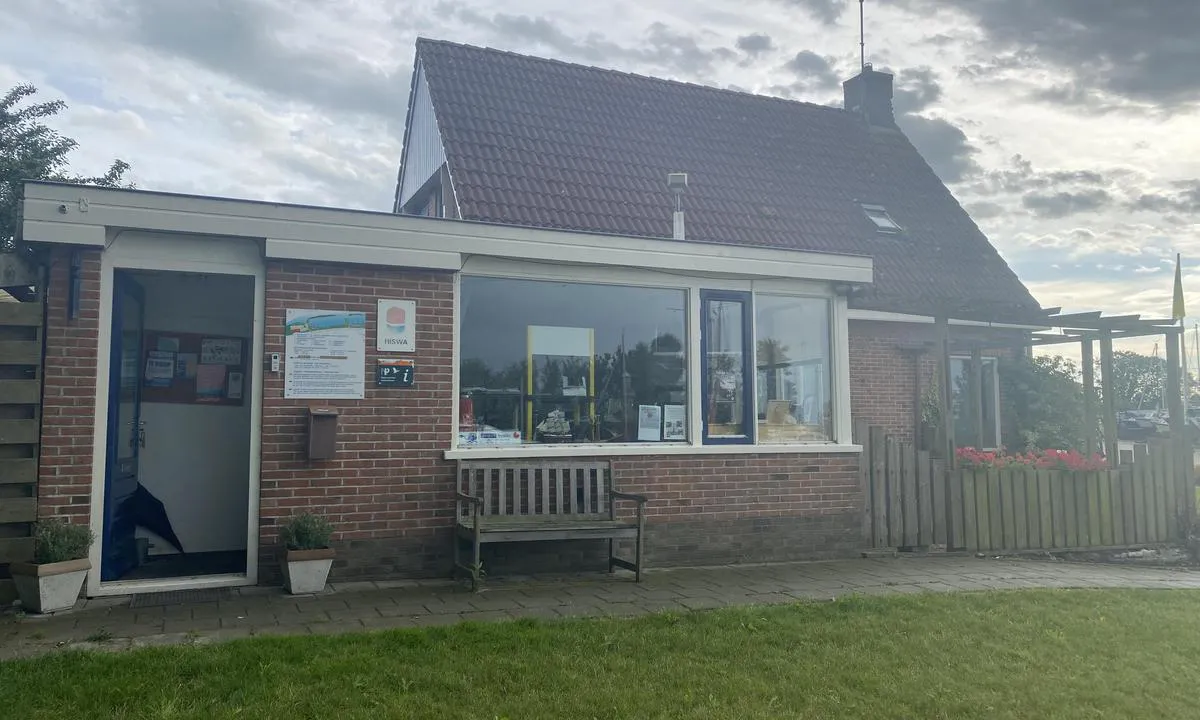 Jachthaven Lunegat - Kollum: {"base": "no", "no": "Havnesjefens kontor", "se": "Hamnchefens kontor", "en": "Harbourmaster's office", "da": "Havnchefens kontor", "fr": "Bureau du Capitaine du Port", "de": "Das B\u00fcro des Hafenmeisters", "es": "Oficina del jefe de puerto", "it": "Ufficio del Capitano del Porto", "pt": "Escrit\u00f3rio do Capit\u00e3o do Porto", "nl": "Havenmeester's kantoor", "pl": "Biuro naczelnika portu", "uk": "\u041e\u0444\u0456\u0441 \u043a\u0435\u0440\u0456\u0432\u043d\u0438\u043a\u0430 \u043f\u043e\u0440\u0442\u0443", "ro": "Biroul \u0219efului portului", "tr": "Limani\u00e7inin ofisi", "el": "\u03a4\u03bf \u03b3\u03c1\u03b1\u03c6\u03b5\u03af\u03bf \u03c4\u03bf\u03c5 \u03bb\u03b9\u03bc\u03b5\u03bd\u03ac\u03c1\u03c7\u03b7", "cs": "Kancel\u00e1\u0159 p\u0159\u00edstavn\u00edho kapit\u00e1na", "hu": "Kik\u00f6t\u0151f\u0151n\u00f6k irod\u00e1ja", "fi": "Satamakapteenin toimisto", "bg": "\u041e\u0444\u0438\u0441 \u043d\u0430 \u043f\u0440\u0438\u0441\u0442\u0430\u043d\u0438\u0449\u043d\u0438\u044f \u0443\u043f\u0440\u0430\u0432\u0438\u0442\u0435\u043b", "sr": "Kancelarija \u0161efa luke", "et": "Sadamakapteni b\u00fcroo", "lv": "Ostas priek\u0161nieka birojs", "lt": "Uosto vir\u0161ininko biuras"}