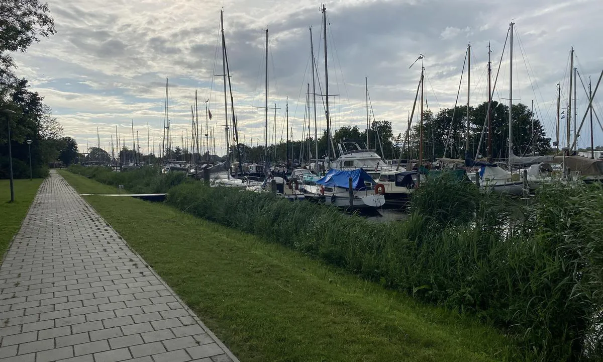 {"base": "no", "no": "Stor marina, godt vedlikeholdt", "se": "Stor marina, v\u00e4l underh\u00e5llen", "en": "Large marina, well-maintained", "da": "Stor marina, godt vedligeholdt", "fr": "Grande marina, bien entretenue", "de": "Gro\u00dfer Yachthafen, gut gepflegt", "es": "Gran puerto deportivo, bien mantenido", "it": "Grande marina, ben mantenuta", "pt": "Grande marina, bem mantida", "nl": "Grote jachthaven, goed onderhouden", "pl": "Du\u017ca marina, dobrze utrzymana", "uk": "\u0412\u0435\u043b\u0438\u043a\u0430 \u043c\u0430\u0440\u0438\u043d\u0430, \u0434\u043e\u0431\u0440\u0435 \u0434\u043e\u0433\u043b\u044f\u043d\u0443\u0442\u0430", "ro": "Marin\u0103 mare, bine \u00eentre\u021binut\u0103", "tr": "B\u00fcy\u00fck marina, iyi bak\u0131ml\u0131", "el": "\u039c\u03b5\u03b3\u03ac\u03bb\u03b7 \u03bc\u03b1\u03c1\u03af\u03bd\u03b1, \u03ba\u03b1\u03bb\u03ac \u03c3\u03c5\u03bd\u03c4\u03b7\u03c1\u03b7\u03bc\u03ad\u03bd\u03b7", "cs": "Velk\u00fd p\u0159\u00edstav, dob\u0159e udr\u017eovan\u00fd", "hu": "Nagy kik\u00f6t\u0151, j\u00f3l karbantartott", "fi": "Suuri venesatama, hyvin yll\u00e4pidetty", "bg": "\u0413\u043e\u043b\u044f\u043c\u043e \u043f\u0440\u0438\u0441\u0442\u0430\u043d\u0438\u0449\u0435, \u0434\u043e\u0431\u0440\u0435 \u043f\u043e\u0434\u0434\u044a\u0440\u0436\u0430\u043d\u043e", "sr": "Velika marina, dobro odr\u017eavana", "et": "Suur jahtklubi, h\u00e4sti hooldatud", "lv": "Liela osta, labi uztur\u0113ta", "lt": "Didel\u0117 marina, gerai pri\u017ei\u016br\u0117ta"}