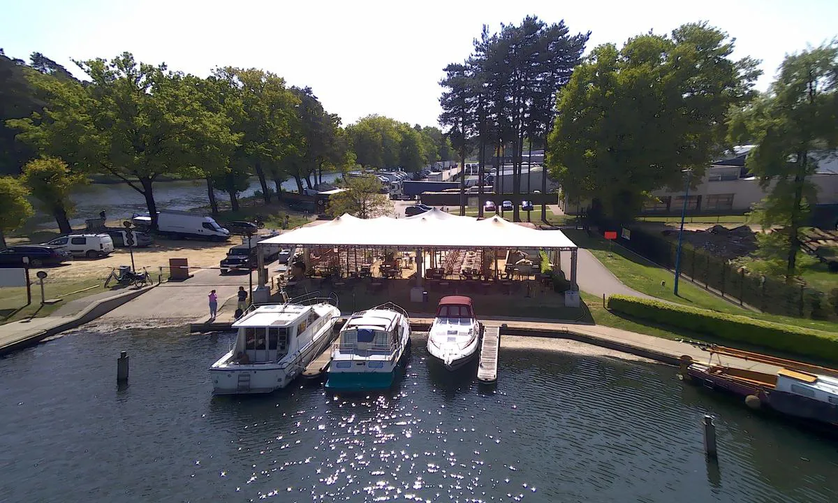 Jachthaven Herentals Bar Goose: {"base": "en", "no": "Marina under ny ledelse og ny sommerbar.", "se": "Marina under ny ledning och ny sommarbar.", "en": "Marina under new management and new summerbar.", "da": "Marina under ny ledelse og ny sommerbar.", "fr": "Marina sous nouvelle gestion et nouveau bar d'\u00e9t\u00e9.", "de": "Marina unter neuer Verwaltung und neue Sommerbar.", "es": "Marina bajo nueva gesti\u00f3n y nuevo bar de verano.", "it": "Marina sotto nuova gestione e nuovo bar estivo.", "pt": "Marina sob nova gest\u00e3o e novo bar de ver\u00e3o.", "nl": "Marina onder nieuw beheer en nieuwe zomerbar.", "pl": "Marina pod nowym zarz\u0105dem i nowy letni bar.", "uk": "\u041f\u0440\u0438\u0447\u0430\u043b \u043f\u0456\u0434 \u043d\u043e\u0432\u0438\u043c \u043a\u0435\u0440\u0456\u0432\u043d\u0438\u0446\u0442\u0432\u043e\u043c \u0456 \u043d\u043e\u0432\u0438\u0439 \u043b\u0456\u0442\u043d\u0456\u0439 \u0431\u0430\u0440.", "ro": "Marina sub o nou\u0103 conducere \u0219i un nou bar de var\u0103.", "tr": "Marina yeni y\u00f6netim alt\u0131nda ve yeni yaz bar\u0131.", "el": "\u0397 \u03bc\u03b1\u03c1\u03af\u03bd\u03b1 \u03c5\u03c0\u03cc \u03bd\u03ad\u03b1 \u03b4\u03b9\u03b5\u03cd\u03b8\u03c5\u03bd\u03c3\u03b7 \u03ba\u03b1\u03b9 \u03bd\u03ad\u03bf \u03ba\u03b1\u03bb\u03bf\u03ba\u03b1\u03b9\u03c1\u03b9\u03bd\u03cc \u03bc\u03c0\u03b1\u03c1.", "cs": "Marina pod nov\u00fdm veden\u00edm a nov\u00fd letn\u00ed bar.", "hu": "A kik\u00f6t\u0151 \u00faj vezet\u00e9s alatt \u00e1ll \u00e9s \u00faj ny\u00e1ri b\u00e1r ny\u00edlt.", "fi": "Satama uudessa johdossa ja uusi kes\u00e4baari.", "bg": "\u041f\u0440\u0438\u0441\u0442\u0430\u043d\u0438\u0449\u0435\u0442\u043e \u0435 \u043f\u043e\u0434 \u043d\u043e\u0432\u043e \u0443\u043f\u0440\u0430\u0432\u043b\u0435\u043d\u0438\u0435 \u0438 \u0438\u043c\u0430 \u043d\u043e\u0432 \u043b\u0435\u0442\u0435\u043d \u0431\u0430\u0440.", "sr": "Marina pod novim menad\u017ementom i novi letnji bar.", "et": "Marina uue juhtimise all ja uus suvebaar.", "lv": "Mar\u012bna ar jaunu vad\u012bbu un jaunu vasaras b\u0101ru.", "lt": "Uostas pagal nauj\u0105 valdym\u0105 ir nauj\u0105 vasaros bar\u0105."}