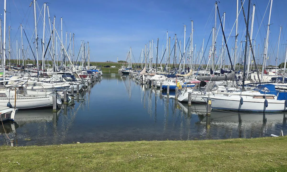 Jachtwerf De Grevelingen: {"base": "de", "no": "Havn av Scharendijke, s\u00f8r\u00f8stlige havnebasseng", "se": "Hamn i Scharendijke, syd\u00f6stra hamnbass\u00e4ngen", "en": "Harbor of Scharendijke, southeastern harbor basin", "da": "Havn af Scharendijke, syd\u00f8stligt havnebassin", "fr": "Port de Scharendijke, bassin portuaire sud-est", "de": "Hafen von Scharendijke, s\u00fcd\u00f6stliches Hafenbecken", "es": "Puerto de Scharendijke, cuenca portuaria sudeste", "it": "Porto di Scharendijke, bacino orientale sud-est", "pt": "Porto de Scharendijke, bacia portu\u00e1ria sudeste", "nl": "Haven van Scharendijke, zuidoostelijk havenbekken", "pl": "Port w Scharendijke, po\u0142udniowo-wschodni basen portowy", "uk": "\u0413\u0430\u0432\u0430\u043d\u044c \u0428\u0430\u0440\u0435\u043d\u0434\u0456\u0439\u043a\u0435, \u043f\u0456\u0432\u0434\u0435\u043d\u043d\u043e-\u0441\u0445\u0456\u0434\u043d\u0430 \u0433\u0430\u0432\u0430\u043d\u044c", "ro": "Portul Scharendijke, bazinul portuar sud-estic", "tr": "Scharendijke Liman\u0131, g\u00fcneydo\u011fu liman havuzu", "el": "\u039b\u03b9\u03bc\u03ac\u03bd\u03b9 \u03c4\u03bf\u03c5 Scharendijke, \u03bd\u03bf\u03c4\u03b9\u03bf\u03b1\u03bd\u03b1\u03c4\u03bf\u03bb\u03b9\u03ba\u03ae \u03bb\u03b5\u03ba\u03ac\u03bd\u03b7 \u03bb\u03b9\u03bc\u03b1\u03bd\u03b9\u03bf\u03cd", "cs": "P\u0159\u00edstav Scharendijke, jihov\u00fdchodn\u00ed p\u0159\u00edstavn\u00ed kotvi\u0161t\u011b", "hu": "Scharendijke kik\u00f6t\u0151, d\u00e9lkeleti kik\u00f6t\u0151medence", "fi": "Satama Scharendijke, kaakkoissatama-altaassa", "bg": "\u041f\u0440\u0438\u0441\u0442\u0430\u043d\u0438\u0449\u0435 Scharendijke, \u044e\u0433\u043e\u0438\u0437\u0442\u043e\u0447\u0435\u043d \u043f\u0440\u0438\u0441\u0442\u0430\u043d\u0438\u0449\u0435\u043d \u0431\u0430\u0441\u0435\u0439\u043d", "sr": "\u041b\u0443\u043a\u0430 \u0443 \u0421\u0445\u0430\u0440\u0435\u043d\u0434\u0438\u0458\u043a\u0435\u0443, \u0458\u0443\u0433\u043e\u0438\u0441\u0442\u043e\u0447\u043d\u0438 \u043b\u0443\u043a\u0430", "et": "Scharendijke sadam, kagupoolne sadamabassein", "lv": "\u0160arendijkes osta, dienvidaustrumu ostas baseins", "lt": "\u0160arendijk\u0117s uostas, pietrytin\u0117 uosto baseinas"}
