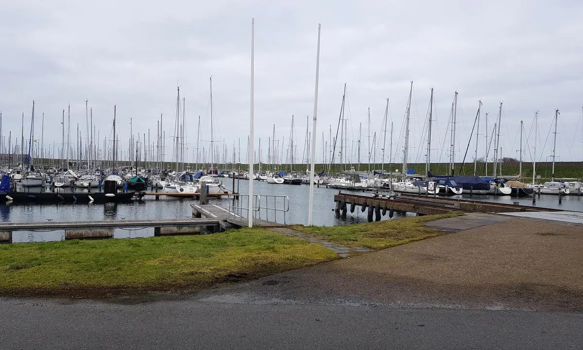 {"base": "nl", "no": "Utsikt fra s\u00f8r\u00f8st, Yachtwerf Zwart", "se": "Utsikt fr\u00e5n sydost, Yachtwerf Zwart", "en": "View from SE, Yacht Yard Black", "da": "Udsigt fra SE, Yachtwerf Zwart", "fr": "Vue depuis le SE, Chantier naval Zwart", "de": "Blick von SO, Yachtwerft Zwart", "es": "Vista desde SE, Astillero Zwart", "it": "Vista da SE, Cantiere Navale Zwart", "pt": "Vista do SE, Estaleiro Zwart", "nl": "View from SE, Yachtwerf Zwart", "pl": "Widok z SE, Przysta\u0144 Jachtowa Zwart", "uk": "\u0412\u0438\u0434 \u0437\u0456 \u041f\u0456\u0432\u0434\u0435\u043d\u043d\u043e\u0433\u043e \u0421\u0445\u043e\u0434\u0443, \u042f\u0445\u0442\u043e\u0432\u0430 \u0432\u0435\u0440\u0444 Zwart", "ro": "Vedere din SE, \u0218antier naval Zwart", "tr": "G\u00fcneydo\u011fudan g\u00f6r\u00fcn\u00fcm, Yachtwerf Zwart", "el": "\u0398\u03ad\u03b1 \u03b1\u03c0\u03cc \u039d\u03bf\u03c4\u03b9\u03bf\u03b1\u03bd\u03b1\u03c4\u03bf\u03bb\u03b9\u03ba\u03ac, \u039d\u03b5\u03ce\u03c1\u03b9\u03bf Zwart", "cs": "Pohled z JV, Jachtwerf Zwart", "hu": "Kil\u00e1t\u00e1s D\u00e9l-Kelet fel\u0151l, Yachtwerf Zwart", "fi": "N\u00e4kym\u00e4 kaakosta, Yachtwerf Zwart", "bg": "\u0418\u0437\u0433\u043b\u0435\u0434 \u043e\u0442 \u042e\u0418, \u042f\u0445\u0442\u0435\u043d\u043e \u043f\u0440\u0438\u0441\u0442\u0430\u043d\u0438\u0449\u0435 Zwart", "sr": "\u041f\u043e\u0433\u043b\u0435\u0434 \u0441\u0430 \u0458\u0443\u0433\u043e\u0438\u0441\u0442\u043e\u043a\u0430, \u0408\u0430\u0445\u0442\u043a\u043by\u0431 \u0417\u0432\u0430\u0440\u0442", "et": "Vaade kagust, Jahtlaev Zwart", "lv": "Skats no DA, Jahtu b\u016bv\u0113tava Zwart", "lt": "Vaizdas i\u0161 pietry\u010di\u0173, Jacht\u0173 prieplauka Zwart"}