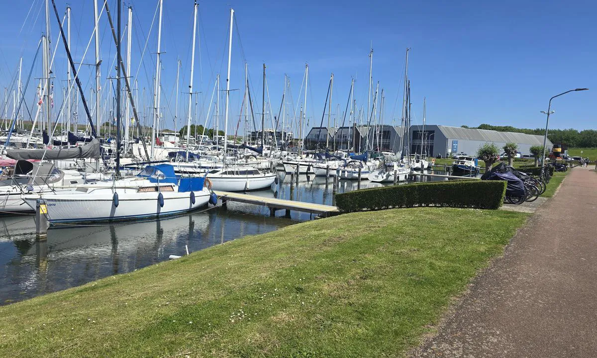 Jachtwerf De Grevelingen: {"base": "de", "no": "Havnen i Scharendijke, s\u00f8r\u00f8stlige havnebasseng", "se": "Hamn av Scharendijke, syd\u00f6stra hamnbass\u00e4ngen", "en": "Harbour of Scharendijke, southeastern harbour basin", "da": "Havn ved Scharendijke, syd\u00f8stlige havnebassin", "fr": "Port de Scharendijke, bassin portuaire sud-est", "de": "Hafen von Scharendijke, s\u00fcd\u00f6stliches Hafenbecken", "es": "Puerto de Scharendijke, cuenca portuaria sureste", "it": "Porto di Scharendijke, bacino portuale sud-orientale", "pt": "Porto de Scharendijke, bacia portu\u00e1ria sudeste", "nl": "Haven van Scharendijke, zuidoostelijk havenbekken", "pl": "Port Scharendijke, po\u0142udniowo-wschodni basen portowy", "uk": "\u0413\u0430\u0432\u0430\u043d\u044c \u0428\u0430\u0440\u0435\u043d\u0434\u0435\u0439\u043a\u0435, \u043f\u0456\u0432\u0434\u0435\u043d\u043d\u043e-\u0441\u0445\u0456\u0434\u043d\u0438\u0439 \u043f\u043e\u0440\u0442\u043e\u0432\u0438\u0439 \u0431\u0430\u0441\u0435\u0439\u043d", "ro": "Portul Scharendijke, bazinul portuar sud-estic", "tr": "Scharendijke Liman\u0131, g\u00fcneydo\u011fu liman havzas\u0131", "el": "\u039b\u03b9\u03bc\u03ac\u03bd\u03b9 \u03c4\u03bf\u03c5 Scharendijke, \u03bd\u03bf\u03c4\u03b9\u03bf\u03b1\u03bd\u03b1\u03c4\u03bf\u03bb\u03b9\u03ba\u03ae \u03bb\u03b5\u03ba\u03ac\u03bd\u03b7 \u03bb\u03b9\u03bc\u03ad\u03bd\u03b1", "cs": "P\u0159\u00edstav Scharendijke, jihov\u00fdchodn\u00ed p\u0159\u00edstavn\u00ed baz\u00e9n", "hu": "Scharendijke-kik\u00f6t\u0151, d\u00e9lkeleti kik\u00f6t\u0151medence", "fi": "Scharendijken satama, kaakkoissatama-altaat", "bg": "\u041f\u0440\u0438\u0441\u0442\u0430\u043d\u0438\u0449\u0435 Scharendijke, \u044e\u0433\u043e\u0438\u0437\u0442\u043e\u0447\u0435\u043d \u0431\u0430\u0441\u0435\u0439\u043d \u043d\u0430 \u043f\u0440\u0438\u0441\u0442\u0430\u043d\u0438\u0449\u0435\u0442\u043e", "sr": "\u041b\u0443\u043a\u0430 \u0428\u0430\u0440\u0435\u043d\u0434\u0430\u0438\u0458\u043a\u0435, \u0458\u0443\u0433\u043e\u0438\u0441\u0442\u043e\u0447\u043d\u0438 \u043b\u0443\u0447\u043a\u0438 \u0431\u0430\u0437\u0435\u043d", "et": "Scharendijke sadam, kagupoolne sadamabassein", "lv": "Scharendijke osta, dienvidaustrumu piest\u0101tnes baseins", "lt": "Scharendijke uostas, pietry\u010di\u0173 uosto baseinas"}