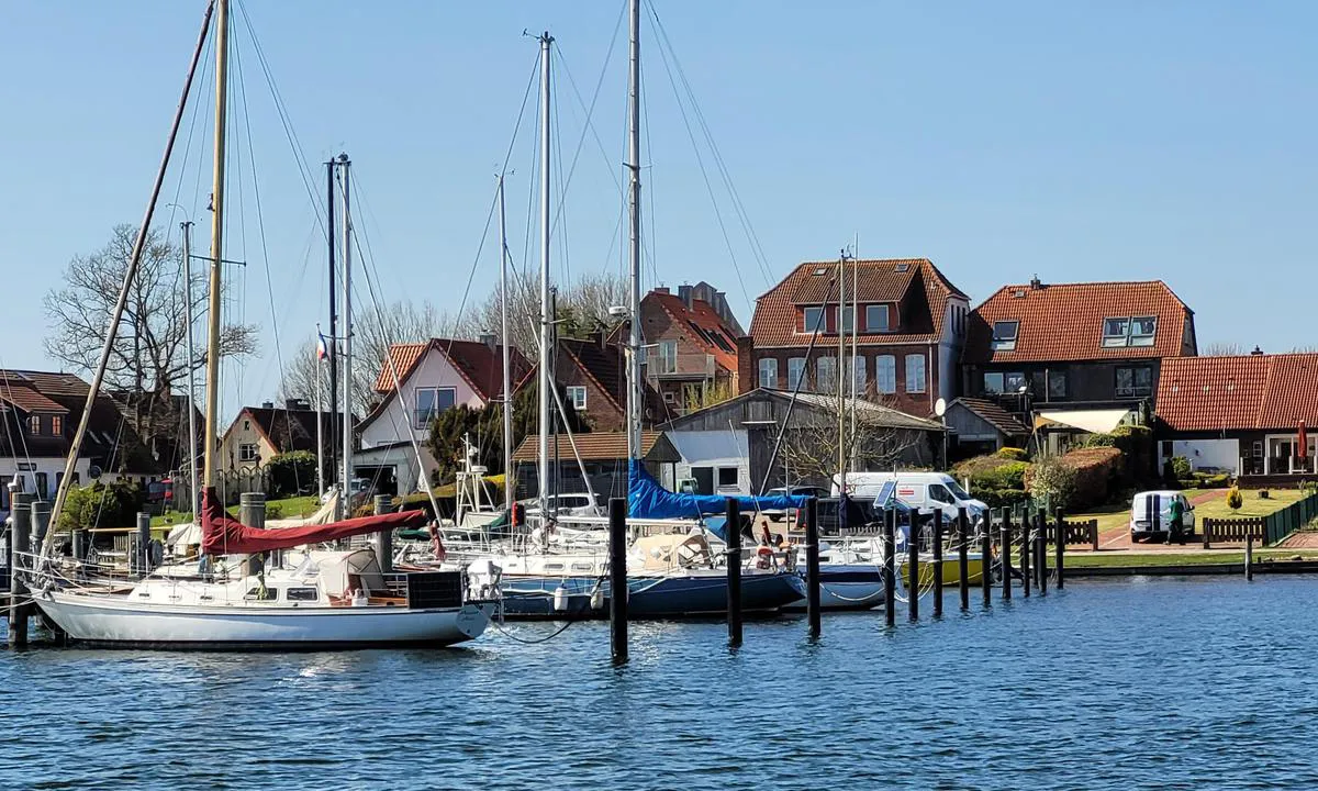 {"base": "de", "no": "Utsikt over den \u00f8stlige bryggen ved IM-Jaich Marina.", "se": "Utsikt \u00f6ver den \u00f6stra bryggan i IM-Jaich Marina.", "en": "View of the eastern pier of the IM-Jaich Marina.", "da": "Udsigt over den \u00f8stlige bro i IM-Jaich Marina.", "fr": "Vue sur le quai est de la marina IM-Jaich.", "de": "Blick auf den \u00f6stlichen Steg der IM-Jaich Marina.", "es": "Vista del muelle oriental de la Marina IM-Jaich.", "it": "Vista sul molo orientale della Marina IM-Jaich.", "pt": "Vista do cais oriental da marina IM-Jaich.", "nl": "Uitzicht op de oostelijke steiger van de IM-Jaich Marina.", "pl": "Widok na wschodni pomost mariny IM-Jaich.", "uk": "\u0412\u0438\u0434 \u043d\u0430 \u0441\u0445\u0456\u0434\u043d\u0438\u0439 \u043f\u0440\u0438\u0447\u0430\u043b \u043f\u0440\u0438\u0441\u0442\u0430\u043d\u0456 IM-Jaich.", "ro": "Privire asupra digului de est al Marina IM-Jaich.", "tr": "IM-Jaich Marina'n\u0131n do\u011fu iskelesine bak\u0131\u015f.", "el": "\u03b8\u03ad\u03b1 \u03c0\u03c1\u03bf\u03c2 \u03c4\u03bf\u03bd \u03b1\u03bd\u03b1\u03c4\u03bf\u03bb\u03b9\u03ba\u03cc \u03c0\u03c1\u03bf\u03b2\u03bb\u03ae\u03c4\u03b1 \u03c4\u03b7\u03c2 \u03bc\u03b1\u03c1\u03af\u03bd\u03b1\u03c2 IM-Jaich.", "cs": "Pohled na v\u00fdchodn\u00ed molo mariny IM-Jaich.", "hu": "Kil\u00e1t\u00e1s az IM-Jaich Marina keleti m\u00f3l\u00f3j\u00e1ra.", "fi": "N\u00e4k\u00f6ala IM-Jaich Marinan it\u00e4iseen laituriin.", "bg": "\u041f\u043e\u0433\u043b\u0435\u0434 \u043a\u044a\u043c \u0438\u0437\u0442\u043e\u0447\u043d\u0438\u044f \u043a\u0435\u0439 \u043d\u0430 \u043c\u0430\u0440\u0438\u043d\u0430\u0442\u0430 IM-Jaich.", "sr": "Pogled na isto\u010dni gat marine IM-Jaich.", "et": "Vaade IM-Jaich Marina idasillale.", "lv": "Skats uz austrumu piest\u0101tni IM-Jaich marin\u0101.", "lt": "Vaizdas \u012f rytin\u012f IM-Jaich marinos liept\u0105."}