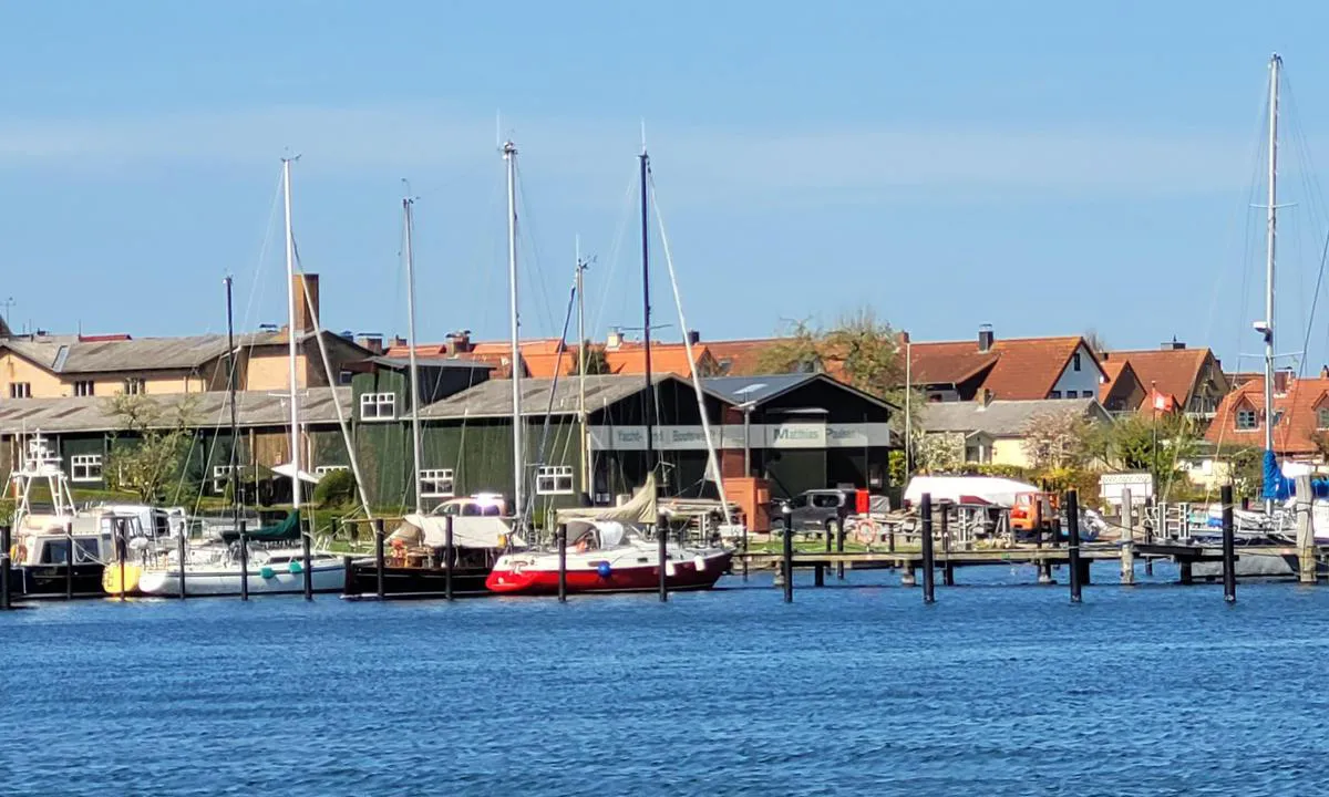{"base": "de", "no": "Utsikt over den vestlige bryggen ved IM-Jaich Marina.", "se": "Utsikt \u00f6ver den v\u00e4stra bryggan i IM-Jaich Marina.", "en": "View of the western dock of the IM-Jaich Marina.", "da": "Udsigt til den vestlige mole i IM-Jaich Marina.", "fr": "Vue sur le quai ouest de la marina IM-Jaich.", "de": "Blick auf den westlichen Steg der IM-Jaich Marina.", "es": "Vista del muelle occidental de la Marina IM-Jaich.", "it": "Vista sul molo occidentale della Marina IM-Jaich.", "pt": "Vista para o cais ocidental da Marina IM-Jaich.", "nl": "Uitzicht op de westelijke steiger van de IM-Jaich Marina.", "pl": "Widok na zachodni pomost mariny IM-Jaich.", "uk": "\u0412\u0438\u0434 \u043d\u0430 \u0437\u0430\u0445\u0456\u0434\u043d\u0438\u0439 \u043f\u0440\u0438\u0447\u0430\u043b \u043f\u0440\u0438\u0441\u0442\u0430\u043d\u0456 IM-Jaich.", "ro": "Vedere spre debarcaderul vestic al Marinei IM-Jaich.", "tr": "IM-Jaich Marina'n\u0131n bat\u0131 iskelesine bak\u0131\u015f.", "el": "\u0398\u03ad\u03b1 \u03c3\u03c4\u03bf\u03bd \u03b4\u03c5\u03c4\u03b9\u03ba\u03cc \u03bc\u03cc\u03bb\u03bf \u03c4\u03b7\u03c2 \u03bc\u03b1\u03c1\u03af\u03bd\u03b1\u03c2 IM-Jaich.", "cs": "Pohled na z\u00e1padn\u00ed molo p\u0159\u00edstavu IM-Jaich.", "hu": "Kil\u00e1t\u00e1s az IM-Jaich Marina nyugati m\u00f3l\u00f3j\u00e1ra.", "fi": "N\u00e4kym\u00e4 IM-Jaich Marinan l\u00e4nsilaiturille.", "bg": "\u041f\u043e\u0433\u043b\u0435\u0434 \u043a\u044a\u043c \u0437\u0430\u043f\u0430\u0434\u043d\u0438\u044f \u043a\u0435\u0439 \u043d\u0430 \u043f\u0440\u0438\u0441\u0442\u0430\u043d\u0438\u0449\u0435\u0442\u043e IM-Jaich.", "sr": "Pogled na zapadni gat marine IM-Jaich.", "et": "Vaade IM-Jaich Marina l\u00e4\u00e4nepoolsele kail.", "lv": "Skats uz IM-Jaich Marinas rietumu piest\u0101tni.", "lt": "Vaizdas \u012f vakarin\u012f IM-Jaich prieplaukos tilt\u0105."}