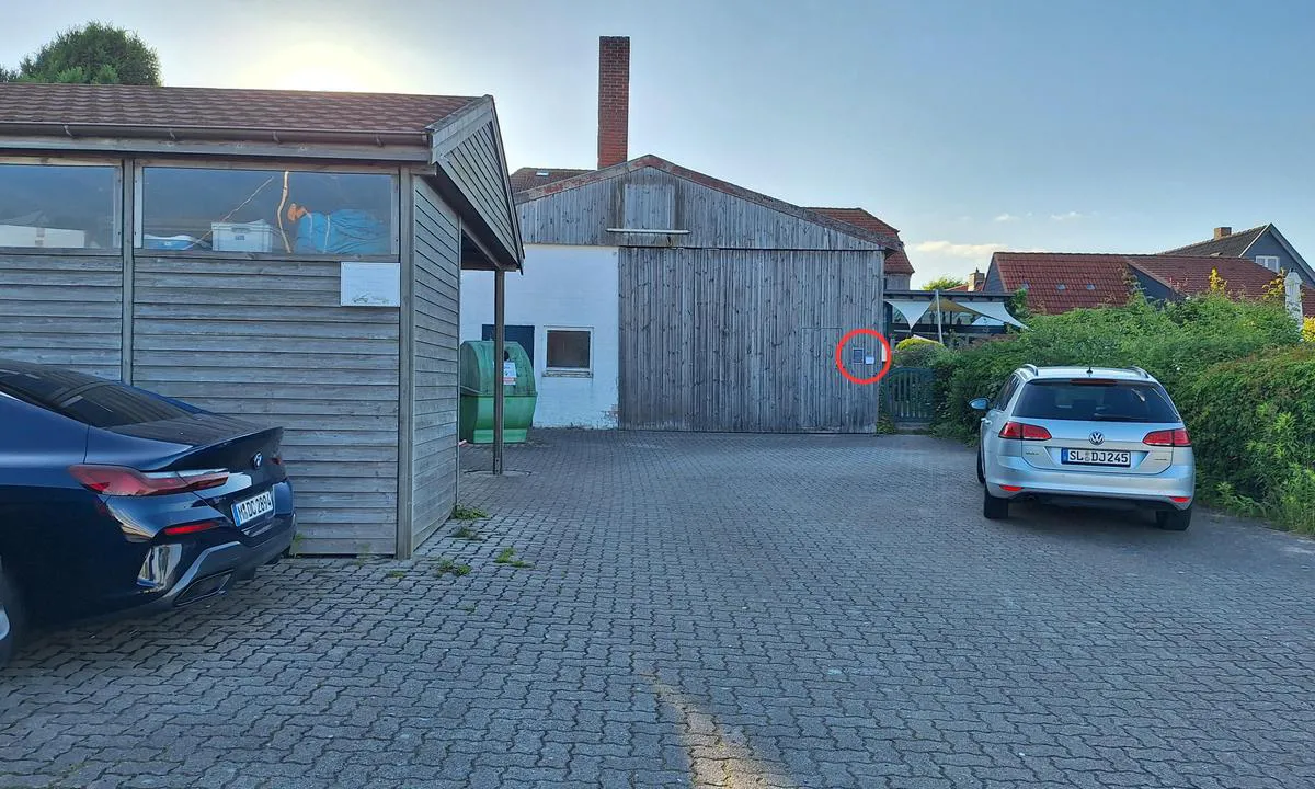 Jaich Hafen Arnis: {"base": "en", "no": "Liten skilt for hvordan man betaler", "se": "Liten skylt f\u00f6r hur man betalar", "en": "Little sign for how to pay", "da": "Lille skilt for hvordan man betaler", "fr": "Petit panneau pour savoir comment payer", "de": "Kleiner Hinweis zur Bezahlung", "es": "Peque\u00f1o letrero sobre c\u00f3mo pagar", "it": "Piccola indicazione su come pagare", "pt": "Pouca sinaliza\u00e7\u00e3o sobre como pagar", "nl": "Klein bordje voor hoe te betalen", "pl": "Ma\u0142y znak, jak zap\u0142aci\u0107", "uk": "\u041d\u0435\u0432\u0435\u043b\u0438\u043a\u0438\u0439 \u0437\u043d\u0430\u043a \u043f\u0440\u043e \u0442\u0435, \u044f\u043a \u0437\u0434\u0456\u0439\u0441\u043d\u0438\u0442\u0438 \u043e\u043f\u043b\u0430\u0442\u0443", "ro": "Semn mic pentru cum s\u0103 pl\u0103te\u0219ti", "tr": "Nas\u0131l \u00f6deme yap\u0131l\u0131r konulu k\u00fc\u00e7\u00fck i\u015faret", "el": "\u03a0\u03b9\u03bd\u03b1\u03ba\u03af\u03b4\u03b1 \u03b3\u03b9\u03b1 \u03c4\u03bf \u03c0\u03ce\u03c2 \u03bd\u03b1 \u03c0\u03bb\u03b7\u03c1\u03ce\u03c3\u03b5\u03c4\u03b5", "cs": "Mal\u00e9 znamen\u00ed, jak zaplatit", "hu": "Kis \u00fatmutat\u00f3 a fizet\u00e9shez", "fi": "Pieni merkki maksutavasta", "bg": "\u041c\u0430\u043b\u044a\u043a \u0437\u043d\u0430\u043a \u0437\u0430 \u043d\u0430\u0447\u0438\u043d\u0438\u0442\u0435 \u043d\u0430 \u043f\u043b\u0430\u0449\u0430\u043d\u0435", "sr": "Mali znak kako platiti", "et": "V\u00e4ike m\u00e4rk tasumise kohta", "lv": "Neliela z\u012bme par to, k\u0101 maks\u0101t", "lt": "Nedidelis \u017eenklas, kaip sumok\u0117ti"}