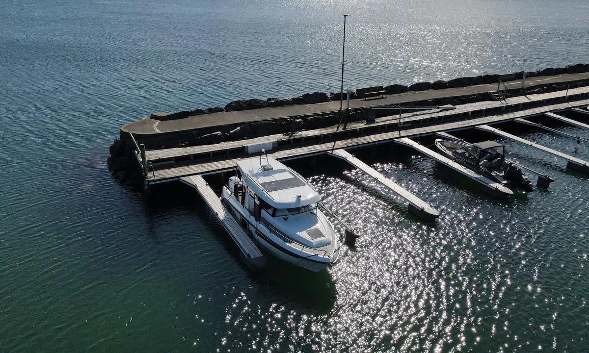 Jelsa Båtforening: {"base": "no", "no": "De 3 ytterste b\u00e5sene er gjesteplasser.", "se": "De 3 yttersta b\u00e5sarna \u00e4r g\u00e4stplatser.", "en": "The 3 outermost berths are guest spots.", "da": "De 3 yderste b\u00e5se er g\u00e6stepladser.", "fr": "Les 3 places les plus ext\u00e9rieures sont des emplacements pour les visiteurs.", "de": "Die 3 \u00e4u\u00dfersten Liegepl\u00e4tze sind G\u00e4steliegepl\u00e4tze.", "es": "Las 3 plazas m\u00e1s exteriores son para visitantes.", "it": "I 3 posti pi\u00f9 esterni sono per gli ospiti.", "pt": "Os 3 ancoradouros mais externos s\u00e3o vagas para visitantes.", "nl": "De 3 buitenste ligplaatsen zijn gastplaatsen.", "pl": "Trzy najbardziej skrajne stanowiska s\u0105 miejscami dla go\u015bci.", "uk": "\u0422\u0440\u0438 \u043d\u0430\u0439\u0434\u0430\u043b\u044c\u0448\u0456 \u043f\u0440\u0438\u0447\u0430\u043b\u044c\u043d\u0456 \u043c\u0456\u0441\u0446\u044f \u0454 \u043c\u0456\u0441\u0446\u044f\u043c\u0438 \u0434\u043b\u044f \u0433\u043e\u0441\u0442\u0435\u0439.", "ro": "Cele 3 locuri de acostare cele mai exterioare sunt pentru oaspe\u021bi.", "tr": "En d\u0131\u015ftaki 3 r\u0131ht\u0131m misafir yeri olarak ayr\u0131lm\u0131\u015ft\u0131r.", "el": "\u039f\u03b9 3 \u03c0\u03b9\u03bf \u03b5\u03be\u03c9\u03c4\u03b5\u03c1\u03b9\u03ba\u03bf\u03af \u03c7\u03ce\u03c1\u03bf\u03b9 \u03b5\u03af\u03bd\u03b1\u03b9 \u03b8\u03ad\u03c3\u03b5\u03b9\u03c2 \u03c6\u03b9\u03bb\u03bf\u03be\u03b5\u03bd\u03af\u03b1\u03c2.", "cs": "T\u0159i nejvzd\u00e1len\u011bj\u0161\u00ed st\u00e1n\u00ed jsou pro hosty.", "hu": "A 3 legk\u00fcls\u0151 hely a vend\u00e9gek sz\u00e1m\u00e1ra van fenntartva.", "fi": "Kolme ulointa paikkaa ovat vieraspaikkoja.", "bg": "\u0422\u0440\u0438\u0442\u0435 \u043d\u0430\u0439-\u0432\u044a\u043d\u0448\u043d\u0438 \u0441\u0442\u043e\u044f\u043d\u043a\u0438 \u0441\u0430 \u0437\u0430 \u0433\u043e\u0441\u0442\u0438.", "sr": "Tri najudaljenija boka su mesta za goste.", "et": "Kolm \u00e4\u00e4rmist kai \u00e4\u00e4rt on k\u00fclalisalade jaoks.", "lv": "3 vist\u0101l\u0101k\u0101s piest\u0101tnes ir viesu vietas.", "lt": "Trys i\u0161 kra\u0161to esan\u010dios vietos yra skirtos sve\u010diams."}